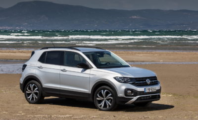 Το ολοκαίνουργιο T-Cross, το πιο cool compact SUV, με πολύπλευρο, πρακτικό, σύγχρονο χαρακτήρα και ultra μοντέρνο design συμπληρώνει ιδανικά τη γκάμα των SUV της Volkswagen. • Ανεξάρτητη προσωπικότητα: Το νέο SUV διαθέτει έναν δυναμικό σχεδιασμό και μεγάλες δυνατότητες εξατομίκευσης. • Ιδιαίτερη ευελιξία: Πρωτοποριακή διαμόρφωση εσωτερικού για μέγιστη ευελιξία. • Ένας μικρός γίγαντας: Δώδεκα εκατοστά πιο μικρό από το T-Roc αλλά παρόλα αυτά ένα ολοκληρωμένο compact SUV. • Πορτμπαγκάζ που χωρά τα πάντα: Το συρόμενο πίσω κάθισμα και οι αναδιπλούμενες πλάτες του δημιουργούν ένα χώρο αποσκευών με χωρητικότητα έως 1.243 λίτρων συμπεριλαμβανομένης της ρεζέρβας • Ευέλικτος βιρτουόζος: Κορυφαίες δυνατότητες προσαρμογής σε κάθε τύπου ανάγκες και εξαιρετικό στην καθημερινή χρήση. • Συνοδός που εμπνέει ασφάλεια: Ένας μεγάλος αριθμός συστημάτων υποβοήθησης που κανονικά συναντώνται σε μοντέλα μεγαλύτερων κατηγοριών. • Ισχυροί κινητήρες: Τρείς υπερτροφοδοτούμενοι, ισχυροί και οικονομικοί κινητήρες που συνεργάζονται με μηχανικά κιβώτια 5 ή 6 σχέσεων και αυτόματο DSG 7 σχέσεων. Δύο κινητήρες βενζίνης: 1.0 TSI με 70 kW / 95 PS και 85 kW / 115 PS . Ένας κινητήρας diesel: 1.6 TDI με 70 kW / 95 PS. • Δύο ελκυστικές εξοπλιστικές σειρές: Life και Style. Διατίθενται και τρία design πακέτα. • Πλούσιος βασικός εξοπλισμός: Ήδη από τη βασική έκδοση (Life). • Εξαιρετική συνδεσιμότητα: Προορισμένο να ενθουσιάσει τη νέα γενιά και όσους αρέσκονται να «επικοινωνούν» με τους άλλους αλλά και με το ίδιο το αυτοκίνητο. • Μεγάλες προοπτικές ανάπτυξης: Η κατηγορία των compact SUV θα διπλασιαστεί στην επόμενη δεκαετία. Τη μεγαλύτερη ανάπτυξη θα έχουν Ευρώπη, Νότιος Αμερική και Κίνα. • Κοινή παραγωγή: Το T-Cross θα κατασκευάζεται μαζί με το Polo στο εργοστάσιο της Volkswagen στη Navarra της Ισπανίας.   Το νέο T-Cross “I am More!” “I am More”, ελληνιστί «Είμαι Περισσότερα»! Με αυτό το σλόγκαν μας συστήνεται το T-Cross, το τέταρτο μέλος στη γκάμα των SUV της Volkswagen, ίσως η πιο πλήρης και επιτυχημένη γκάμα στην αυτοκινητοβιομηχανία. Ταιριάζει ακόμα περισσότερο στην πόλη από το T-Roc και είναι πολύ πιο μικρό σε σχέση με το Tiguan αλλά είναι εξίσου ψαγμένο και ραφιναρισμένο με αυτά. Πολύπλευρο και πρακτικό όπως και τα πιο μεγάλα της γκάμας, του Touareg συμπεριλαμβανομένου και με ένα ιδιαίτερα μοντέρνο σχεδιασμό, το καινούργιο T-Cross είναι ένα ευέλικτο μοντέλο με σημαντικές δυνατότητες εξατομίκευσης και μέγιστη αναγνωρισιμότητα - ένα κλασικό Volkswagen δηλαδή. Η προσεκτικά μελετημένη ισορροπία του άνετου στυλ, της εκλεπτυσμένης πρακτικότητας και της εξαιρετικής σχέσης κόστους-αποτελεσματικότητας είναι ιδιαίτερα δημοφιλής σε ένα νεανικό κοινό ή σε όσους αισθάνονται νέοι και θέλουν να εκφράσουν τη θετική τους στάση στη ζωή με αυτοπεποίθηση μα και διακριτικότητα. Ταυτόχρονα, θέλουν να ελέγχουν το κόστος αλλά και να μεγιστοποιούν τα οφέλη που σχετίζονται με το αυτοκίνητό τους. Το νέο T-Cross είναι ένα compact SUV που εξασφαλίζει με χαμηλό κόστος την είσοδο στη συγκεκριμένη κατηγορία, σε συνδυασμό με ένα απόλυτα ικανοποιητικό επίπεδο βασικού εξοπλισμού και μεγάλη προσαρμοστικότητα. Όπως όλα τα Volkswagen έτσι και το νέο T-Cross θέτει τα στάνταρ στην κατηγορία του. Η βασική του έκδοση (T-Cross Life 1.0 70 kW / 95 PS) ξεκινά από 17.400 ευρώ και παρέχει τόσα που πρακτικά δεν αφήνει κάτι που θα ήθελε κανείς σε θέματα χρηστικότητας, ασφάλειας και διασύνδεσης στην κατηγορία των SUV. Επίσης το T-Cross προσφέρει πολλές δυνατότητες εξατομίκευσης, επιτρέποντας στον πελάτη να διαμορφώσει το αυτοκίνητο ακριβώς όπως το θέλει. Tο T-Cross βασίζεται, όπως και το Polo, στο μεταβλητό πλαίσιο για εγκάρσια τοποθετημένους κινητήρες (MQB) και κατασκευάζεται στο εργοστάσιο της Volkswagen στην Ισπανία και συγκεκριμένα στη Navarra. H Volkswagen θα επενδύσει το 2019 στο συγκεκριμένο εργοστάσιο περίπου 1 δισεκατομμύριο ευρώ προκειμένου να ανταποκριθεί στη συνεχή αύξηση της κατηγορίας των compact SUV, για την οποία μελέτες προβλέπουν πως θα διπλασιάσει σχεδόν το μέγεθός της την επόμενη δεκαετία. Επίσης, εκδόσεις του Τ-Cross θα κατασκευάζονται τόσο στη Νότιο Αφρική όσο και στην Κίνα προκειμένου να καλυφθούν οι ανάγκες των συγκεκριμένων αγορών.   Το εξωτερικό - Εντυπωσιακό μπροστά με επιβλητική μάσκα Το T-Cross εντυπωσιάζει με την πρώτη ματιά, με σαφείς ομοιότητες με την υπόλοιπη γκάμα των SUV της μάρκας. Την ίδια στιγμή το εξωτερικό κάνει σαφή το ξεχωριστό χαρακτήρα του νέου SUV. Με μήκος ελάχιστα μικρότερο των 4,11 μέτρων, είναι μεγαλύτερο κατά 55 χιλιοστά σε σχέση με το Polo. Η μεταξύ τους διαφορά είναι περισσότερο εμφανής σε ότι αφορά το ύψος των δύο μοντέλων, καθώς αυτό του T-Cross φτάνει τα 1.584 χιλιοστά όταν το Polo δεν ξεπερνά τα 1.446 χιλιοστά. Το μεταξόνιο των 2.551 χιλιοστών είναι πολύ μεγάλο αναλογικά με το εξωτερικό μήκος - κάτι που αυξάνει το χώρο στο εσωτερικό και εξασφαλίζει αίσθηση ευρυχωρίας και άνεσης. Η υπερυψωμένη θέση οδήγησης είναι χαρακτηριστική για ένα SUV. Ο οδηγός και ο συνοδηγός κάθονται 597 χιλιοστά πιο ψηλά από το δρόμο, ενώ οι πίσω επιβάτες είναι ακόμα πιο ψηλά, στα 652 χιλιοστά. Συγκριτικά, οι θέσεις στο εσωτερικό βρίσκονται 10 εκατοστά πιο ψηλά σε σχέση με το Polo, γεγονός που εγγυάται πολύ καλή περιφερειακή ορατότητα. Το T-Cross αναγνωρίζεται αμέσως και αναμφισβήτητα ως ένα ολοκαίνουργιο αυτοκίνητο, προσαρμοσμένο τέλεια σε μια νέα, με αγάπη στο design γενιά. Στα ελκυστικά στοιχεία του περιλαμβάνεται ο επιτυχημένος συνδυασμός ενός δυναμικού εμπρός σπόιλερ και μιας μεγάλης, φαρδιάς μάσκας, στα άκρα της οποίας ενσωματώνονται οι προβολείς. Οι τελευταίοι έχουν σχεδιαστεί έτσι ώστε να είναι μεγάλοι σε μήκος και επίπεδοι, ενώ επεκτείνονται πολύ μέσα στα φτερά. Αυτή η διαμόρφωση εξασφαλίζει στο Τ-Cross μια δική του, χαρακτηριστική και αναγνωρίσιμη εικόνα από μπροστά. Στο κάτω τμήμα του εμπρός μέρους δεσπόζουν οι προβολείς ομίχλης που βρίσκονται σε μια εσοχή καθώς και τα ενσωματωμένα φώτα ημέρας. Η θέση των προβολέων ομίχλης και των φώτων ημέρας τονίζει το ύψος του εμπρός μέρους του αυτοκινήτου. Εάν υπάρχουν οι προαιρετικοί LED προβολείς, τότε τα φώτα ημέρας είναι ενσωματωμένα σε αυτούς. Για τα πίσω φώτα η τεχνολογία LED είναι στάνταρ. Στις πλευρές του T-Cross δύο οριζόντιες, έντονες γραμμές που εκτείνονται σε όλο το μήκος του αμαξώματος ενισχύουν τη δυναμική εμφάνιση του μικρού SUV. Διαμορφώνουν δυναμικούς ώμους στο πίσω μέρος και προβάλλουν ως ένα νέο, αναγνωρίσιμο στοιχείο του σχεδιασμού που κάνει το T-Cross να ξεχωρίζει από μακριά. Στο πίσω μέρος εκτείνεται μια έντονη αντανακλαστική λωρίδα, που με το μαύρο περίγραμμά της αποτελεί ένα σημαντικό στοιχείο αναγνώρισης, ανάλογου σχεδιαστικού ενδιαφέροντος με την εντυπωσιακή μάσκα. Η λωρίδα τονίζει το πλάτος του αυτοκινήτου και ταυτόχρονα ενισχύει την παρουσία και το δυναμισμό του. Το μήνυμα είναι πως το T-Cross πατά δυνατά στους τροχούς του και είναι έτοιμο για όλες τις περιπέτειες. Η εντυπωσιακή εμφάνιση τονίζεται και από τους μεγάλους θόλους των τροχών, ενώ ο σχεδιασμός των τροχών συμβάλλει στην επιβλητική συνολική εικόνα. Οι ζάντες των 16 ιντσών είναι στάνταρ, ενώ αυτές των 17 και 18 ιντσών διατίθενται προαιρετικά για κάποια από τα πακέτα εξοπλισμού. Για το εξωτερικό του Τ-Cross υπάρχουν διάφορες δυνατότητες εξατομίκευσης. Ο ιδιοκτήτης του μπορεί να επιλέξει μεταξύ 12 διαφορετικών χρωμάτων για το αμάξωμα, ενώ μια σειρά από ζάντες με χρώμα αυξάνει τους συνδυασμούς. Με μήκος 4,11 μέτρων το T-Cross είναι περίπου 12 εκατοστά πιο μικρό από το T-Roc. Παρόλα αυτά η πιο πρόσφατη προσθήκη στη γκάμα των SUV της Volkswagen παρέχει άνετη πρόσβαση σε όλους τους επιβάτες χάρη στις τέσσερις μεγάλες πόρτες. Πρόκειται για ένα μεγάλο πλεονέκτημα του πλαισίου MQB, που επιτρέπει στον κινητήριο εμπρός άξονα να τοποθετηθεί πολύ πιο κοντά στο εμπρός άκρο του αυτοκινήτου. Αυτό διευκολύνει και το ζωντανό και δυναμικό SUV σχεδιασμό που εξασφαλίζει στο T-Cross την ξεχωριστή του εμφάνιση, ενώ ταυτόχρονα δίνει και τη δυνατότητα υιοθέτησης του εντυπωσιακά μεγάλου μεταξονίου. Εκτός από την πιο άνετη είσοδο οι επιβάτες απολαμβάνουν μια σημαντική αύξηση τρων χώρων, ειδικά για τα πόδια και στις δύο σειρές καθισμάτων. Έτσι μέχρι και πέντε άνθρωποι μπορούν να ταξιδέψουν με ιδιαίτερη άνεση. Ταυτόχρονα το μικρό SUV έχει χώρο αποσκευών από 347 έως 417 λίτρα, ανάλογα με τη διαμόρφωση των πίσω καθισμάτων. Επίσης το T-Cross μπορεί να μετατραπεί πολύ γρήγορα στο αντίστοιχο ενός μικρού βαν. Αν διπλωθούν οι πλάτες του πίσω καθίσματος και το T-Cross φορτωθεί μέχρι την οροφή τότε η χωρητικότητα αυξάνεται στα 1.243 λίτρα, τιμή κορυφαία για αυτήν την κατηγορία των SUV.   Το εσωτερικό – Άφθονοι χώροι, ευελιξία και άνεση Το T-Cross εξασφαλίζει εξαιρετική ορατότητα για όλους τους επιβάτες χάρη στην υπερυψωμένη θέση των καθισμάτων - τυπικό χαρακτηριστικό άλλωστε ενός SUV. Επιπρόσθετα, η καλή περιφερειακή ορατότητα ενισχύει την αίσθηση της ασφάλειας και της εμπιστοσύνης που νοιώθουν οι επιβάτες του T-Cross. Ταυτόχρονα οι επιβάτες, χάρη στους εξαιρετικά μεγάλους χώρους αισθάνονται πως βρίσκονται σε ένα μεγαλύτερο αυτοκίνητο. Η αίσθηση αυτή ενισχύεται και άλλο από τα υψηλής ποιότητας υλικά που έχουν επιλεγεί. Χάρη στην εξαιρετική προσαρμοστικότητά του το εσωτερικό μπορεί σε ελάχιστο χρόνο να τροποποιηθεί ώστε να καλύπτει τον τρόπο ζωής και τις μεταφορικές ανάγκες των επιβατών. Η προσαρμοστικότητα ξεκινά από το πίσω κάθισμα που μπορεί να μετακινηθεί 14 εκατοστά προς τα εμπρός ή προς τα πίσω, αυξάνοντας, ανάλογα με τις ανάγκες, είτε το χώρο για τα πόδια των πίσω επιβατών είτε το χώρο αποσκευών. Συνεχίζει με την πλάτη του πίσω καθίσματος που διπλώνει σε αναλογία 60:40 είτε μερικώς είτε πλήρως και ολοκληρώνεται με την πλήρως αναδιπλούμενη πλάτη του καθίσματος του συνοδηγού κάνοντας εφικτή τη μεταφορά αντικειμένων με μεγάλο μήκος, όπως π.χ. σανίδα του surf ή πέδιλα του σκι. Οι μεγάλες επιφάνειες του ταμπλό συσχετίζονται τόσο χρωματικά όσο και σε δομή με το υλικό που καλύπτει τα καθίσματα, τις επιφάνειες του τιμονιού, τη βαμμένη κεντρική κονσόλα, το platinum grey χρώμα των επενδύσεων καθώς και τις εξωτερικές λεπτομέρειες. Έτσι το εσωτερικό είναι σπορτίφ και νεανικό, ενώ τα πακέτα design για τις εκδόσεις εξοπλισμού Life and Style διαθέτουν 3D σχεδίαση για τις επιφάνειες στο ταμπλό, δίχρωμες επενδύσεις καθισμάτων , επιφάνειες στο τιμόνι και στην κεντρική κονσόλα σε ταιριαστές αποχρώσεις, καθώς και ανάλογους χρωματικά εξωτερικούς καθρέφτες και τροχούς. Ο κάτοχος μπορεί να επιλέξει ανάμεσα σε τρία ελκυστικά χρώματα: Black, Energetic Orange και Bamboo Garden. Ο έμμεσος αισθαντικός φωτισμός αναβαθμίζει το εσωτερικό του αυτοκινήτου, ενώ τα τέσσερα ηλεκτρικά παράθυρα και το κατά ύψος ρυθμιζόμενο κάθισμα του οδηγού είναι στάνταρ. Το T-Cross θα είναι διαθέσιμο με ένα ψηφιακό ταμπλό που περιλαμβάνει μιας νέας γενιάς οθόνη αφής 8,0 ιντσών και αν είναι επιθυμητό έναν ψηφιακό πίνακα οργάνων. Και οι δύο οθόνες είναι τοποθετημένες στον ίδιο οπτικό άξονα, με αποτέλεσμα να είναι ορατές από όλους τους επιβάτες. Τα χειριστήρια είναι γενικά διαισθητικά, ενώ μια ασύρματη θέση φόρτισης εξασφαλίζει την απρόσκοπτη λειτουργία των smartphones. Ήδη από τον βασικό εξοπλισμό διαθέσιμες 4 θύρες USB. Με ισχυρούς και αποδοτικούς υπερτροφοδοτούμενους κινητήρες Το T-Cross είναι διαθέσιμο σε τρεις αποδοτικές εκδόσεις κινητήρων. Δύο με τον τρικύλινδρο 1.0 TSI βενζίνης, της σειράς κινητήρων EA211 της Volkswagen με στροφαλοθάλαμο (κάρτερ) από χυτό αλουμίνιο, που εφοδιάζεται με φίλτρο μικροσωματιδίων και αποδίδει 70 kW / 95 PS ή 85 kW / 115 PS. Θα ακολουθήσει και ένας τρίτος βενζινοκινητήρας, ο τετρακύλινδρος 1.5 TSI με ισχύ 110 kW / 150 PS, ο οποίος όμως δεν αναμένεται πριν το 2020. Η τετρακύλινδρη έκδοση πετρελαίου 1.6 TDI με τα 70 kW / 95 PS συμπληρώνει τη γκάμα. Όλες οι εκδόσεις είναι σύμφωνες με την πιο πρόσφατη προδιαγραφή εκπομπής ρύπων Euro 6D-TEMP. Ανάλογα με την μετάδοση και το επίπεδο εξοπλισμού υπάρχουν διαθέσιμα μηχανικά κιβώτια με 5 ή 6 σχέσεις και αυτόματα DSG με 7 σχέσεις, με το τελευταίο να διαθέτει δύο modes, το normal και το sport. Σε κάθε περίπτωση η ισχύς περνά στον εμπρός άξονα. Η βασική έκδοση βενζίνης (70 kW / 95 PS) συνδυάζεται με μηχανικό κιβώτιο 5 σχέσεων, ενώ η έκδοση 85 kW / 115 PS με μηχανικό 6 σχέσεων και προαιρετικά με το αποδοτικό DSG-7. Η έκδοση πετρελαίου 1.6 TDI είναι διαθέσιμη με «πεντάρι» χειροκίνητο ή «επτάρι» DSG κιβώτιο. Όλες οι εκδόσεις κινητήρων διαθέτουν σύστημα start/stop και ανάκτησης ενέργειας κατά την επιβράδυνση. Η κατανάλωση σε μεικτές συνθήκες είναι μόλις 4,9 λίτρα / 100 χλμ.. Οι διαθέσιμες στο λανσάρισμα εκδόσεις κινητήρων με μια ματιά • TSI, 70 kW / 95 PS, τρικύλινδρος βενζίνης, μηχανικό κιβώτιο 5 σχέσεων • TSI, 85 kW / 115 PS, τρικύλινδρος βενζίνης, μηχανικό κιβώτιο 6 σχέσεων ή αυτόματο DSG με 7 σχέσεις • 1.6 TDI, 70 kW / 95 PS, τετρακύλινδρος πετρελαίου, με μηχανικό 5 σχέσεων ή DSG 7 σχέσεων   Οι κινητήρες βενζίνης αναλυτικότερα Ο βασικός κινητήρας βενζίνης 1.0 TSI αποδίδει 70 kW / 95 PS στις 5.500 σ.α.λ. με μέγιστη ροπή 175 Nm από τις 2.000 έως τις 3.500 σ.α.λ. Διακρίνεται τόσο για την ελαστικότητα όσο και για την οικονομική του λειτουργία. Επιταχύνει το T-Cross σε 11,5 δευτερόλεπτα από στάση στα 100 χλμ./ώρα και έχει τελική 180 χλμ./ώρα. Η ισχυρότερη έκδοση του επίσης τρικύλινδρου υπερτροφοδοτούμενου με άμεσο ψεκασμό 1.0 TSI αποδίδει 85 kW / 115 PS στις 5.500 σ.α.λ. με μέγιστη ροπή 200 Nm (εμφανίζεται ανάμεσα στις 2.000 και 3.500 σ.α.λ.). Η εν λόγω έκδοση χρειάζεται 9,9 δευτερόλεπτα για την διαδικασία των 0-100 χλμ./ώρα με τελική 193 χλμ./ώρα (εκτιμώμενες τιμές για τις εκδόσεις με μηχανικό και DSG κιβώτιο). Ο κινητήρας πετρελαίου αναλυτικότερα Ο τετρακύλινδρος 1.6 TDI υπερτροφοδοτούμενος πετρελαιοκινητήρας αποδίδει 70 kW / 95 PS στην περιοχή των 3.250-4.000 σ.α.λ. με μέγιστη ροπή 250 Nm. Η τελευταία γενιά συστήματος ψεκασμού common rail διασφαλίζει εξαιρετικά χαμηλά επίπεδα θορύβου. Ο 1.6 TDI επιταχύνει το T-Cross σε 12,0 δευτερόλεπτα για τα πρώτα 100 χλμ./ώρα (12,4 με DSG) με τελική 181 χλμ./ώρα (180 με DSG).   Προηγμένη συνδεσιμότητα Το T-Cross προσφέρει υψηλά επίπεδα χρηστικότητας και συνδεσιμότητας με τον έξω κόσμο σε συνδυασμό με ένα ευρύ φάσμα εξατομίκευσης. Οι τέσσερις θύρες USB και η θέση ασύρματης φόρτισης για smartphones είναι εκεί για να δίνουν άμεση λύση. Η προβολή και ο χειρισμός εφαρμογών smartphone του App Connect δίνει την δυνατότητα για εύκολη πλοήγηση μέσω των Google Maps, ενώ οι αγαπημένες εφαρμογές είναι έτσι διαθέσιμες σε όλη την διαδρομή. Παράλληλα, με μόνο προαπαιτούμενο ένα smartphone και την εφαρμογή Volkswagen Connect που είναι διαθέσιμη δωρεάν στο App Store ή το Google Play, ο οδηγός μπορεί να απολαμβάνει μία πρωτόγνωρη επικοινωνία με το αυτοκίνητό του. Μπορεί να πληροφορείται για στοιχεία όπως την κατάσταση του οχήματος, τις διαδρομές που έχει κάνει, τη μέση κατανάλωση, το διαθέσιμο καύσιμο, την τελευταία θέση που πάρκαρε το αυτοκίνητο με αυτήν να εμφανίζεται σε χάρτη στο smartphone, ακόμα και για χρήσιμα στατιστικά στοιχεία από τη χρήση του αυτοκινήτου, που κάνουν τη ζωή του πιο εύκολη. Επιπλέον, προσφέρεται η δυνατότητα ο οδηγός να συμμετέχει σε μία “virtual κοινότητα”, ανταγωνιζόμενους άλλους οδηγούς Volkswagen σε παραμέτρους όπως η αποδοτική οδήγηση, οι διανυθείσες αποστάσεις, οι οδηγικές εμπειρίες και πολλά άλλα. Τέλος, το T-Cross μπορεί να είναι σε απευθείας σύνδεση με το προτιμητέο σημείο service του οδηγού, ώστε για οποιοδήποτε θέμα του αυτοκινήτου ή τακτική συντήρηση, ο οδηγός να δέχεται τηλεφώνημα από τον εκπρόσωπο service για να προγραμματίσει το ραντεβού του. Ξεγνοιασιά!   Υψηλά επίπεδα ασφάλειας --- τα συστήματα υποβοήθησης Το T-Cross εξοπλίζεται με τα πιο προηγμένα συστήματα ασφαλείας που προέρχονται από μοντέλα μεγαλύτερων κατηγοριών αναδεικνύοντάς το ως το ασφαλέστερο SUV της κατηγορίας του. Το στιβαρό πλαίσιο διασφαλίζει πολύ υψηλά επίπεδα παθητικής ασφάλειας με τα συστήματα υποβοήθησης να λειτουργούν συμπληρωματικά των ζωνών ασφαλείας και των αερόσακων και να μειώνουν δραματικά την επικινδυνότητα μιας σύγκρουσης. Παράλληλα τα συστήματα υποβοήθησης βελτιώνουν τόσο την οδηγική εμπειρία του οδηγού όσο και την άνεση των επιβατών. Στο βασικό εξοπλισμό του περιλαμβάνονται το σύστημα παρακολούθησης περιβάλλοντος χώρου (Front Assist) με λειτουργία αναγνώρισης πεζών (Pedestrian Monitoring) και ποδηλάτων με αυτόνομη πέδηση (City Emergency Brake), η προειδοποίηση ακούσιας αλλαγής λωρίδας κυκλοφορίας (Lane Assist), η κλήση έκτακτης ανάγκης, η υποβοήθηση εκκίνησης σε δρόμους με κλίση (Hill Start Assist). Ακόμα, το σύστημα προστασίας επιβατών (σε κρίσιμες καταστάσεις προεντείνει τις ζώνες ασφαλείας, αυξάνει την πίεση των φρένων και αφήνει ένα μικρό κενό στα παράθυρα και στην ηλιοροφή), το σύστημα προειδοποίησης τυφλού σημείου (Blind Spot Detection), η αναγνώριση κόπωσης οδηγού (Driver Alert System), το σύστημα αποφυγής πολλαπλών συγκρούσεων, και το πλήρως αυτοματοποιημένο cruise control. Επιπλέον αυτών, αξίζει να αναφερθούν το Hill Start Assist (υποβοήθηση εκκίνησης σε ανηφορικό δρόμο) και το Adaptive Cruise Control που ρυθμίζει την απόσταση από το προπορευόμενο αυτοκίνητο, σε συνδυασμό με την επιθυμητή ταχύτητα, για πιο άνετη οδήγηση. Τέλος, το προαιρετικό Light Assist ρυθμίζει και εναλλάσσει αυτόματα τα μεγάλα φώτα (η γνωστή μεγάλη «σκάλα») των προβολέων ανάλογα με την κίνηση στους δρόμους.   Περισσότερο T-Cross με περισσότερο εξοπλισμό Το T-Cross λανσάρεται στην Ελλάδα με βασική έκδοση εξοπλισμού την έκδοση Life, η οποία είναι ένα επίπεδο πάνω από αυτή που διαθέτει το εργοστάσιο ως βασική. Ως αποτέλεσμα, το αυτοκίνητο έχει ιδιαίτερα πλούσιο εξοπλισμό και στην «εισαγωγική» του έκδοση. Επιπρόσθετα του πλούσιου εξοπλισμού που διαθέτει το T-Cross υπάρχουν πολλές επιλογές και ελκυστικά πακέτα εξατομίκευσης. H έκδοση Life διαθέτει δερμάτινο πολυλειτουργικό τιμόνι, εργοστασιακό υπολογιστή ταξιδιού, ηχοσύστημα με έγχρωμη οθόνη 8 ιντσών, μεταβλητό πίσω κάθισμα, ρυθμιζόμενο σε ύψος κάθισμα οδηγού, ηλεκτρικά παράθυρα μπροστά και πίσω, ηλεκτρικούς καθρέπτες, προβολείς ομίχλης, πίσω LED φωτιστικά σώματα, air-condition, περιοριστή ταχύτητας και τα συστήματα Front Assist με λειτουργία αναγνώρισης πεζών (Pedestrian Monitoring) και ποδηλάτων με αυτόνομη πέδηση (City Emergency Brake), η προειδοποίηση ακούσιας αλλαγής λωρίδας κυκλοφορίας (Lane Assist), το Blind Spot Detection, η κλήση έκτακτης ανάγκης, η υποβοήθηση εκκίνησης σε δρόμους με κλίση (Hill Start Assist). Επίσης, διαθέτει κάμερα οπισθοπορείας, ρυθμιζόμενο σε ύψος κάθισμα συνοδηγού με κρυφό συρτάρι από κάτω, ζάντες αλουμινίου 16 ιντσών, υποβραχιόνιο με αποθηκευτικό χώρο ανάμεσα στα δύο μπροστινά καθίσματα και μεταβλητό χώρο αποσκευών. Επιπρόσθετα, το επίπεδο εξοπλισμού Style περιλαμβάνει προβολείς LED με δυναμική ρύθμιση δέσμης φωτός, ράγες οροφής σε ασημί απόχρωση, μπροστινά καθίσματα sport/comfort, φωτισμό περιβάλλοντος καμπίνας, αυτόματο κλιματισμό Climatronic, Ενεργό σύστημα ελέγχου ταχύτητας και απόστασης από προπορευόμενα οχήματα και ζάντες αλουμινίου 17 ιντσών. Οι πελάτες που επιθυμούν ευρύτερη εξατομίκευση μπορούν να επιλέξουν σχεδιαστικά πακέτα για τις εκδόσεις Life και Style. Προσφέρονται σε τρία διαφορετικά χρώματα τονίζοντας τόσο το αμάξωμα όσο και το εσωτερικό συμπεριλαμβανομένων των καθισμάτων με επένδυση Diag Neutral, Diag Orange ή Diag Turquoise, φιμέ πλαϊνά και πίσω κρύσταλλα, ζάντες αλουμινίου 17 ή 18 ιντσών με φινίρισμα υψηλής στιλπνότητας και τρισδιάστατη διακόσμηση.   Τιμοκατάλογος στην ελληνική αγορά Το νέο T-Cross προσφέρει μία ιδιαίτερα ελκυστική οικονομικά πρόταση, ώστε να εισέλθει κάποιος στο μαγικό κόσμο των SUV. Διατίθεται στην Ελλάδα από 17.400 €, το T-Cross 1.0 TSI 95PS με μηχανικό κιβώτιο ταχυτήτων, στην έκδοση Life, με ιδιαίτερα πλούσιο εξοπλισμό. Η έκδοση Style είναι η πιο πλούσια, με αναβαθμισμένο εξοπλισμό. Στο λανσάρισμα, διαθέσιμες είναι οι εκδόσεις με τους κινητήρες 1.0 TSI και 1.6 TDI, σε παρακάτω προτεινόμενες λιανικές τιμές.