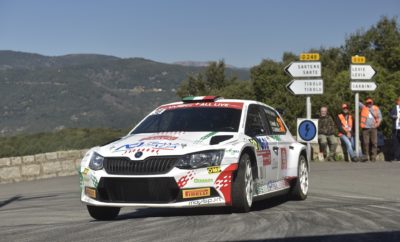 • Ο Ιταλός Fabio Andolfi και ο Ρώσος Nikolay Gryazin με ιδιωτικά SKODA Fabia R5, τερμάτισαν στην 1η και 2η θέση της κατηγορίας WRC 2 • Εντυπωσιακή η εξέλιξη της μάχης για την πρώτη θέση στην κατηγορία R5, με μόλις 3,9’’ να χωρίζουν την ιταλική και τη ρωσική συμμετοχή στον τερματισμό • Το εργοστασιακό πλήρωμα Kalle Rovanperä - Jonne Halttunen με την ιδιωτική SKODA Fabia R5, αν και οδήγησαν την κατηγορίας WRC 2 Pro σε όλο τον αγώνα, «πλήρωσαν» την απειρία τους και εγκατέλειψαν από έξοδο. • Πέντε SKODA Fabia τερμάτισαν στην πρώτη δεκάδα της κατηγορίας WRC 2, σίγουρα εντυπωσιακό αποτέλεσμα Το Ράλι Γαλλίας, ο αγώνας με τις «10.000 στροφές» που ιστορικά διεξάγεται στο νησί της Κορσικής, διακρίνεται για τη δυσκολία να βρεις τον κατάλληλο ρυθμό και την εναλλαγή στην ποιότητα του ασφάλτινου οδοστρώματος, ενώ αποτελεί πονοκέφαλο για τα πληρώματα που πρέπει να έχουν εξαιρετικές σημειώσεις. Απαραίτητο συστατικό για τα παραπάνω, όπως και για το σωστό στήσιμο του αυτοκινήτου, με εναλλαγές στις ρυθμίσεις ακόμα και κατά την διάρκεια του αγώνα, είναι η εμπειρία του πληρώματος. Αυτή η απουσία εμπειρίας κόστισε μία άνετη νίκη στην κατηγορία WRC 2 Pro για την ομάδα της SKODA Motorsport και τον Kalle Rovanperä, ο οποίος με το ιδιωτικής συμμετοχής SKODA Fabia R5 βρέθηκε να οδηγεί με άνεση τον αγώνα, αλλά στη μεγαλύτερη σε μήκος Ειδική Διαδρομή των 47 χλμ. του δεύτερου σκέλους, πάτησε σε χώματα που είχαν φέρει στο εσωτερικό μιας στροφής προπορευόμενα αυτοκίνητα, με αποτέλεσμα να χάσει τον έλεγχο του αυτοκινήτου και να χτυπήσει σε ένα βράχο. Αν και αρχικά εκτιμήθηκε ότι ήταν μία απλή βλάβη, εν τούτοις μετά από ενδελεχή έλεγχο των μηχανικών της Skoda στο Service Park, διαπιστώθηκε ότι είχε χτυπηθεί και το roll cage, οπότε για λόγους ασφαλείας, το φινλανδικό πλήρωμα δεν μπόρεσε την επόμενη ημέρα να επανεκκινήσει, χάνοντας έτσι την ευκαιρία για μία σημαντική βαθμολογικά νίκη. Ωστόσο, τη σημαία της SKODA κράτησαν ψηλά οι ιδιωτικές ομάδες που συμμετείχαν με Fabia R5. Οι Ιταλοί Fabio Andolfi - Simone Scattolin έδειξαν να είναι ταχύτατοι σε όλον τον αγώνα, ενώ στο τέλος του συνάντησαν την σθεναρή αντίσταση και πίεση από τους επίσης «πρωτάρηδες» πρωταθλητές ράλι Ευρώπης U28 Nikolay Gryazin - Yaroslav Fedorov. Οι δύο Ρώσοι, παρά την έλλειψη εμπειρίας με τους δρόμους της Κορσικής, έκαναν μια εντυπωσιακή επίδοση κατά τη διάρκεια της προτελευταίας Ειδικής Διαδρομής του αγώνα και πήραν προσωρινά το προβάδισμα στην γενική της R5. Αλλά όλα κρίθηκαν στην τελευταία Ειδική Διαδρομή, όπου οι Andolfi - Scattolin έκαναν επίθεση και υπερβάλλοντας εαυτούς, τελικά πέτυχαν την πρώτη τους νίκη στην κατηγορία WRC 2 σε αγώνα του Παγκόσμιου Πρωταθλήματος. Επόμενος αγώνας, το Ράλι Αργεντινής, που θα διεξαχθεί 25-28 Απριλίου, στην περιοχή της Cordoba. Τελικά αποτελέσματα Tour de Corse – Rallye de France (WRC 2 Pro) 1. Andolfi/Scattolin (ITA/ITA), ŠKODA FABIA R5, 3:34:08.6 h 2. Gryazin/Fedorov (RUS/RUS), ŠKODA FABIA R5, +3.9 sec. 3. Kajetanovicz/Szcepaniak (POL/POL), VW Polo GTI R5, +2:53.3 min. 4. Katsuta/Barrit (JPN/GBR), Ford Fiesta R5, +3:51.9 min. 5. Yates/Morgan (GBR/GBR), ŠKODA FABIA R5, +3:58.5 min. Βαθμολογία Οδηγών WRC 2 Pro (μετά από 4/14 αγώνες) 1. Lukasz Pieniazek (POL), Ford, 62 points 2. Gus Greensmith (GBR), Ford, 40 points 3. Kalle Rovanperä (FIN), SKODA, 36 points 4. Mads Østberg (NOR), Citroën, 25 points Βαθμολογία Κατασκευαστών WRC 2 Pro (μετά από 4/14 αγώνες) 1. Ford, 102 points 2. SKODA, 36 points 3. Citroën, 25 points