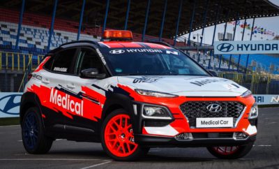 • Η Hyundai Motor παρουσίασε το στόλο των επίσημων WorldSBK αυτοκινήτων κατά τη διάρκεια του Pirelli Italian Round στην Imola • Τα αυτοκίνητα χρησιμοποιούνται σε διάφορες δραστηριότητες, όπως η καθοδήγηση του αγώνα και η μεταφορά ιατρικού προσωπικού • Από μοντέλα υψηλών επιδόσεων έως φιλικά προς το περιβάλλον μοντέλα, ο στόλος της Hyundai αποδεικνύει την ποικιλομορφία της γκάμας της Μάρκας Τον πλήρη στόλο των επίσημων WorldSBK αυτοκινήτων παρουσίασε η Hyundai Motor στον 5ο γύρο του Παγκόσμιου Πρωταθλήματος MOTUL FIM Superbike (WorldSBK) στην Imola της Ιταλίας. Ο στόλος της Hyundai αποδεικνύει την ποικιλομορφία της γκάμας της ξεκινώντας από το i30 N υψηλών επιδόσεων έως το φιλικό προς το περιβάλλον Kona Electric, καθώς και δύο μοντέλα SUV της εταιρείας. Τα πιο δημοφιλή αυτοκίνητα παραγωγής της Hyundai χρησιμοποιήθηκαν σε διάφορες δραστηριότητες του WorldSBK, όπως η καθοδήγηση του αγώνα και η μεταφορά ιατρικού προσωπικού. Καθ’ όλη τη διάρκεια της συνεργασίας, η Hyundai θα συνεργαστεί στενά με την WorldSBK με σκοπό την πραγματοποίηση ποικίλων δραστηριοτήτων και καινοτόμων πρωτοβουλιών που θα προσφέρουν ξεχωριστές εμπειρίες στους οπαδούς της Hyundai N Brand. Η πραγματοποίηση δοκιμής των μοντέλων της μάρκας N, χρησιμοποιώντας πίστες και εξωτερικές διαδρομές αποτελεί μια από αυτές. "Είμαστε ενθουσιασμένοι που παρουσιάσαμε τον πλήρη στόλο μας στο WorldSBK στην Imola", δήλωσε ο κ. Thomas Schemera, Executive Vice President και Head of Product Division, Product Operation & N Sub-Division. "Με μοντέλα υψηλών επιδόσεων όπως το i30 Fastback N Safety Car έως το Kona Electric Racing Director Car, αποδεικνύουμε πραγματικά την ποικιλομορφία της γκάμας της Hyundai." Η Imola αποτελεί τακτικό αγώνα στο ημερολόγιο του WorldSBK τα τελευταία χρόνια και φιλοξένησε το φετινό Pirelli Italian Round. Η πίστα εγκαινιάστηκε ως ημι-μόνιμος χώρος το 1953. Ο πλήρης τίτλος του είναι Autodromo Internazionale Enzo e Dino Ferrari και πήρε το όνομά του από τον πατέρα και τον γιο Enzo και Dino Ferrari. Στη φετινή διοργάνωση, η Hyundai παρουσίασε δύο ξεχωριστούς στόλους. Ο πρώτος αποτελούνταν από οκτώ επίσημα αυτοκίνητα, μεταξύ των οποίων δύο Safety Cars, το FIM Safety Officer Car, το Race Director Car και τέσσερα ιατρικά αυτοκίνητα. Ο δεύτερος στόλος αποτελούνταν από τέσσερα αυτοκίνητα δοκιμών που χρησιμοποιήθηκαν ως μέρος του προγράμματος δοκιμών. Επιπλέον, οι συμμετέχοντες στον αγώνα είχαν τη δυνατότητα να δουν από κοντά το νέο i30 Fastback N. Τα i30 Fastback N Official Cars, δύο ειδικά διαμορφωμένα οχήματα είναι εμπνευσμένα από την Hyundai Motorsport και βασισμένα στο Performance Blue, που σηματοδοτεί το εμπορικό σήμα της Hyundai N. Για το WorldSBK, το Hyundai Blue έχει αντικατασταθεί με λευκό για να ξεχωρίζει εμφανώς το i30 Fastback N από τα αγωνιστικά αυτοκίνητα. Το FIM Safety Officer Car είναι μια ειδικά διαμορφωμένη έκδοση του i30 N υψηλών επιδόσεων της Hyundai. Με κόκκινο χρώμα αμαξώματος για καλύτερη ορατότητα κατά τη διάρκεια τυχών περιστατικών έκτακτης ανάγκης και μια φαρδιά φάσα σκουρότερου Hyundai Blue χρώματος στα πλαινά. Αντίστοιχα, το WorldSBK Race Car είναι ένα κατάλληλα διαμορφωμένο Kona Electric με μαύρο χρώμα αμαξώματος και κόκκινη φαρδιά φάσα στα πλαϊνά που υπογραμμίζει την εξουσία του Διευθυντή του Αγώνα. Ως EV, υπογραμμίζει επίσης τη δέσμευση της Hyundai για οικολογική κινητικότητα. Η Hyundai παρέχει επίσης δύο ειδικά διαμορφωμένες εκδόσεις της γκάμας των SUV της. Το Kona και το ολοκαίνουργιο Tucson N Line επιλέχθηκαν για τα τέσσερα WorldSBK Medical Cars δεδομένης της ικανότητάς τους να μεταφέρουν εξοπλισμό επείγουσας ανάγκης. Τέλος, τα τέσσερα αυτοκίνητα δοκιμών της Hyundai αποτελούνται από δύο μοντέλα υψηλών επιδόσεων i30 N hatchback και i30 Fastback N.