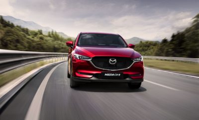 • Η Mazda επανέρχεται στις πωλήσεις αυτοκινήτων στην ελληνική αγορά με συνεργάτη τον Όμιλο Συγγελίδη • Οι πωλήσεις θα ξεκινήσουν με τα εγκαίνια ενός καταστήματος- ναυαρχίδα στην Αθήνα αυτό το καλοκαίρι Αθήνα, 2 Μαΐου 2019. Η Mazda ανακοίνωσε σήμερα ότι, μαζί με τον συνεργάτη της τον Όμιλο Συγγελίδη θα ξεκινήσει τις πωλήσεις νέων οχημάτων στην Ελλάδα αργότερα αυτό το χρόνο. Ξεκινώντας με τα εγκαίνια ενός καταστήματος-ναυαρχίδα στα νότια προάστεια της Αθήνας αυτό το καλοκαίρι, οι Έλληνες οδηγοί θα έχουν την ευκαιρία να ζήσουν την εμπειρία των τελευταίας σειράς αυτοκινήτων της Mazda, συμπεριλαμβανομένου του ολοκαίνουριου Mazda3, του Mazda MX-5, του κορυφαίου σε πωλήσεις διθέσιου roadster στον κόσμο, και του ηγέτη της κατηγορίας του, του Mazda CX-5 SUV. O David McGonigle, Regional Director της Mazda Central and South East Europe, δήλωσε: “Είμαστε πραγματικά ενθουσιασμένοι με την έναρξη πωλήσεων των νέων μας οχημάτων στην Ελλάδα. Τα τελευταία χρόνια λαμβάναμε συνεχώς αιτήματα από ενδιαφερόμενους καταναλωτές για να κάνουμε τα αυτοκίνητά μας ξανά διαθέσιμα στην Ελλάδα και τώρα πιστεύουμε ότι είναι η κατάλληλη στιγμή. Στον Όμιλο Συγγελίδη βρήκαμε έναν τοπικό συνεργάτη υψηλών προδιαγραφών, που κατανοεί το brand μας και θα διασφαλίσει μια επιτυχημένη επάνοδο σε μια αγορά, όπου η Mazda έχει μια μακρά ιστορία”. Ο κ. Πολύχρονης Συγγελίδης, επικεφαλής των επιχειρήσεων Συγγελίδη σχολίασε: “Είμαστε πολύ ευτυχείς που η Mazda επέλεξε εμάς για αυτό το εγχείρημα, σε αυτή την σημαντική στιγμή για το brand. Είμαστε βέβαιοι ότι η μακροχρόνια δέσμευσή μας στην επίτευξη μιας ηγετικής θέσης στη εγχώρια αγορά αυτοκινήτου, παρέχοντας έναν ολοκληρωμένο συνδυασμό προϊόντων και υπηρεσιών και μια εμπειρία υψηλής ποιότητας στους πελάτες μας θα επιτρέψουν σε μια νέα γενιά Ελλήνων να ερωτευθούν τα αυτοκίνητα της Mazda.”. H Mazda εισήλθε στην αγορά το 1982, πετυχαίνοντας πωλήσεις άνω των 100.000 οχημάτων στην Ελλάδα. Σήμερα η Mazda διατηρεί ένα δίκτυο 14 εξουσιοδοτημένων συνεργείων, που παρέχουν υπηρεσίες service, συντήρησης και αυθεντικά ανταλλακτικά Mazda σε όλη την χώρα.