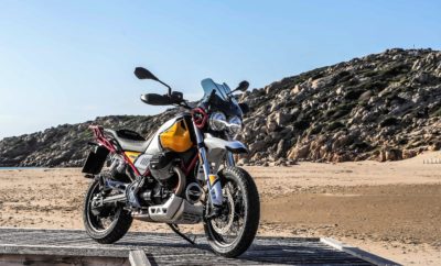 Η Moto Guzzi V85 TT, η πρώτη Classic Enduro, αποτελεί σύνθεση δύο φαινομενικά αντικρουόμενων κόσμων: της λειτουργικότητας enduro και του κλασικού επιβλητικού στυλ. Η V85 TT είναι αφιερωμένη στα συναρπαστικά ταξίδια, στην πιο αγνή και αυθεντική μορφή τους, συνδυάζοντας τα στυλιστικά χαρακτηριστικά της χρυσής εποχής των adventure μοτοσυκλετών με τον τεχνολογικό εξοπλισμό, την απόδοση και τη λειτουργικότητα των σύγχρονων τουριστικών enduro. Απλότητα, ευκολία και πρακτικότητα: αυτές είναι οι θεμελιώδεις αρχές της V85 TT, η οποία απευθύνεται σε όσους αναζητούν μια μοτοσυκλέτα, που θα κεντρίζει το περιπετειώδες πνεύμα τους σε κάθε μικρή ή μεγάλη διαδρομή. Τώρα οι Eagle Days φέρνουν για όλο τον Μάιο, εκπληκτικά πλεονεκτήματα με την αγορά της νέας V85 TT: 4 χρόνια δωρεάν service και 4 χρόνια εγγύηση. Ανακαλύψτε όλες τις λεπτομέρειες της προσφοράς, στην ιστοσελίδα https://www.motoguzzi.com/gr_EL/landing/V85TT/