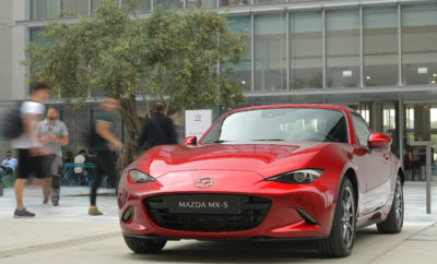 • Η Mazda θα προσφέρει την πλήρη ευρωπαϊκή σειρά μοντέλων της: το Mazda2, το ολοκαίνουριο Mazda3, το Mazda6, το Mazda CX-3, το Mazda CX-5 και το εμβληματικό Mazda MX-5 • Όλα τα αυτοκίνητα εμπεριέχουν την νέα γλώσσα σχεδιασμού KODO: Soul of Motion, τεχνολογίες SKYACTIV και την πλήρη γκάμα συστημάτων ασφαλείας i-ACTIVSENSE • Η αντιπροσωπεία-ναυαρχίδα της Mazda στην Αθήνα θα λειτουργεί από τον Όμιλο Συγγελίδη και θα ανοίξει στις αρχές Ιουνίου. Αθήνα, 23 Μαΐου 2019. Η Mazda έκανε την επίσημη παρουσίασή της στην Αθήνα σήμερα, ξεκινώντας τις λιανικές πωλήσεις οχημάτων της στην Ελλάδα, μαζί με το συνεργάτη της τον Όμιλο Συγγελίδη. Η εκδήλωση διεξήχθη παρουσία στελεχών από το Κέντρο Έρευνας και Ανάπτυξης της Μazda Motor Europe, τον κ. Jo Stenuit, Design Director και τον κ. Hajime Seikaku, Αντιπρόεδρο και Γενικό Διευθυντή, ο οποίος παρουσίασε τη φιλοσοφία design και τεχνολογίας της Mazda στα μέλη του ελληνικού Τύπου. Η ιαπωνική κατασκευάστρια εταιρεία προσφέρει στην Ελλάδα την τελευταία ευρωπαϊκή σειρά μοντέλων της, που συμπεριλαμβάνει το Mazda2, το ολοκαίνουριο Mazda3, το Mazda6, το εμβληματικό Mazda MX-5 καθώς και τα SUV μοντέλα της, το Mazda CX-5 και το Mazda CX-3. Όλα τα αυτοκίνητα χαρακτηρίζονται από την σχεδιαστική γλώσσα ΚODO: Soul of Motion, τεχνολογίες SKYACTIV και πλήρη γκάμα συστημάτων ασφαλείας i-ACTIVSENSE safety. Απευθυνόμενος στους δημοσιογράφους ο κ. David McGonigle, Regional Director Mazda Central & South East Europe, δήλωσε: «Φιλοδοξία του brand της Mazda είναι να τοποθετηθούμε ξεκάθαρα και να διαφοροποιηθούμε από το ανταγωνισμό, δημιουργώντας μοναδική αξία για τους πελάτες. Το brand μας έχει εξελιχθεί σημαντικά τα τελευταία χρόνια και η φιλοδοξία μας είναι να αναπτυχθούμε ακόμα περισσότερο. Προσφέροντας στους πελάτες μας εντυπωσιακά μοντέλα που παρέχουν μια μοναδική ευχαρίστηση οδήγησης, μαζί με after-sales εξυπηρέτηση υψηλής ποιότητας και μια συνολικά μοναδική αγοραστική εμπειρία, ευελπιστούμε να χτίσουμε μια μακροχρόνια σχέση εμπιστοσύνης με το ελληνικό κοινό». Με τη σειρά του ο κ Πολυχρόνης Συγγελίδης, Πρόεδρος και Γενικός Διευθυντής του Ομίλου Συγγελίδη δήλωσε: «Ευχαριστούμε την Mazda για την εμπιστοσύνη της. Έχουμε δημιουργήσει ένα κατάστημα-ναυαρχίδα το οποίο θα φέρει την αυτοκινητιστική εμπειρία του πελάτη σε νέο επίπεδο, παραδίδοντας τόσο αυτοκίνητα, όσο και υπηρεσίες, εξέχουσας ποιότητας. Είμαστε δεσμευμένοι προς την εδραίωση μιας μακροχρόνιας σχέσης συνεργασίας με τη Mazda και την επίτευξη της επιτυχίας που το brand αξίζει στην αγορά μας». H Mazda λειτουργεί στην Ελλάδα με ένα δίκτυο 14 εξουσιοδοτημένων επισκευαστών οι οποίοι παρέχουν service, συντήρηση και αυθεντικά ανταλλακτικά Mazda στις ακόλουθες πόλεις: Αθήνα, Θεσσαλονίκη, Ηράκλειο, Ρέθυμνο, Ξάνθη, Πτολεμαΐδα, Πάτρα, Ιωάννινα, Κομοτηνή, Βόλος. Οι λιανικές πωλήσεις της πλήρους σειράς των μοντέλων Mazda θα ξεκινήσουν αρχές Ιουνίου μέσω του καταστήματος-ναυαρχίδα στην Αθήνα, το οποίο θα λειτουργεί ο Όμιλος Συγγελίδη και θα συμπεριλαμβάνει τόσο ένα σύγχρονο εκθεσιακό χώρο αλλά και τεχνικές εγκαταστάσεις.