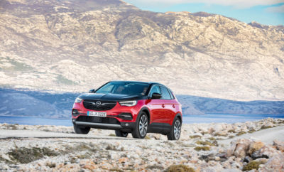 300hp και AWD: Νέα έκδοση Grandland X Hybrid4 στην κορυφή των SUV της Opel Τέσσερα προγράμματα λειτουργίας: Πλήρως ηλεκτρικό, υβριδικό, AWD και σπορ Πρακτικό: Πλήρης φόρτιση μπαταρίας ιόντων λιθίου σε μία ώρα και 50 λεπτά Αποδοτικό: Ανατροφοδοτική πέδηση μετατρέπει την επιβράδυνση σε ηλεκτρική ενέργεια Η Opel γίνεται ηλεκτρική: Πλήρης εξηλεκτρισμός της προϊοντικής γκάμας μέχρι το 2024 Η Opel γίνεται ηλεκτρική! Η Γερμανική κατασκευάστρια αυτοκινήτων συνεχίζει την υλοποίηση του στρατηγικού σχεδίου της PACE! παρουσιάζοντας τη νέα AWD PHEV (plug-in υβριδική, ηλεκτρική) έκδοση του Grandland X. Στην κορυφή της οικογένειας SUV της Opel (που περιλαμβάνει επίσης τα Crossland X και Mokka X), το κομψό Grandland X Hybrid4 με προαιρετικό μαύρο καπό συνδυάζει την ισχύ ενός υπερτροφοδοτούμενου βενζινοκινητήρα 1.6 L και δύο ηλεκτροκινητήρων, παράγοντας συνολικά 300hp. Προκαταρκτικά στοιχεία κατανάλωσης, WLTP1/NEDC2 (σταθμισμένη, στο μικτό κύκλο) είναι 2,2 l/100 km με εκπομπές CO2 49 g/km. Το πρώτο plug-in υβριδικό μοντέλο της Opel, με προγραμματισμένη έναρξη πωλήσεων τις προσεχείς εβδομάδες και παραδόσεις σε πελάτες στις αρχές του 2020, θα συμβάλλει στον εξηλεκτρισμό ολόκληρης της Γερμανικής μάρκας μέχρι το 2024. Επίσης εντάσσεται στη στρατηγική του κατασκευαστή για την επίτευξη μελλοντικών στόχων εκπομπών CO2. Ένα ακόμα βήμα στη διαδικασία, που περιλαμβάνει επίσης πολύ αποδοτικούς κινητήρες εσωτερικής καύσης, θα είναι το λανσάρισμα της πλήρως ηλεκτρικής έκδοσης (με μπαταρία) της επόμενης γενιάς Opel Corsa που θα κυκλοφορήσει εφέτος. Συνεπές ως προς την τοποθέτηση της μάρκας Opel -συναρπαστική, προσιτή Γερμανική μάρκα - το νέο PHEV αντιπροσωπεύει την τελευταία λέξη της προηγμένης, plug-in υβριδικής τεχνολογίας. Το σύστημα κίνησης του Grandland X Hybrid4 περιλαμβάνει: έναν τετρακύλινδρο βενζινοκινητήρα άμεσου ψεκασμού 1.6 λίτρων, 147 kW/200 hp - πιστοποιημένο κατά WLTP και συμμορφούμενο με το πρότυπο Euro 6d-TEMP - ειδικά προσαρμοσμένο για υβριδική χρήση, και ένα σύστημα ηλεκτροκίνησης με δύο ηλεκτροκινητήρες απόδοσης 80 kW/109 hp, με κίνηση και στους τέσσερεις τροχούς και μπαταρία ιόντων λιθίου 13,2 kWh. Ο εμπρός ηλεκτροκινητήρας είναι ενσωματωμένος σε ένα οκτατάχυτο, αυτόματο κιβώτιο ταχυτήτων. Ο δεύτερος ηλεκτροκινητήρας, ο μετατροπέας και το διαφορικό είναι ενσωματωμένα στον πίσω άξονα, επιτρέποντας την πρόσφυση σε όλους τους τροχούς, ανάλογα με τις απαιτήσεις. Ο βενζινοκινητήρας θα λειτουργεί ως επί το πλείστον σε μεσαίες έως υψηλές ταχύτητες, ενώ στις χαμηλότερες ταχύτητες θα αναλαμβάνει δράση ο ηλεκτροκινητήρας. Το Opel Grandland X Hybrid4 έχει αμιγώς ηλεκτρική αυτονομία 50 km κατά WLTP (60 km κατά NEDC). Έρευνες έχουν δείξει ότι στη Γερμανία, το 80% όλων των καθημερινών μετακινήσεων δεν υπερβαίνει τα 50 km, επομένως, για τους πελάτες αυτούς, το Grandland X Hybrid4 θα μπορούσε να λειτουργεί συνεχώς με μηδενικές εκπομπές ρύπων. Το Grandland X Hybrid4 θα διαθέτει τέσσερα προγράμματα λειτουργίας – ηλεκτρικό, υβριδικό, AWD και Sport – επιτρέποντας στους οδηγούς να επιλέγουν σύμφωνα με τις επιθυμίες τους ή τις συνθήκες οδήγησης. Για παράδειγμα, με την επιλογή της υβριδικής λειτουργίας (hybrid mode) ενεργοποιείται αυτόματα η πλέον αποδοτική λειτουργία, με δυνατότητα αλλαγής σε ηλεκτρική (electric mode) με μηδενικούς ρύπους, για κίνηση στο κέντρο της πόλης. Η επιλογή της τετρακίνησης (AWD mode) ενεργοποιεί έναν ηλεκτροκίνητο πίσω άξονα για μέγιστη πρόσφυση σε όλα τα είδη δρόμων. Εκτός του εκδημοκρατισμού των καινοτομιών στα πλέον σύγχρονα συστήματα κίνησης, το Grandland X Hybrid4 επιβεβαιώνει ότι η Opel φροντίζει πάντα για τις ανάγκες των πελατών. Για παράδειγμα, η πρίζα φόρτισης της μπαταρίας μέσω του ενσωματωμένου φορτιστή 3.3 kW (η έκδοση 6.6 kW είναι προαιρετική) είναι τοποθετημένη διαμετρικά αντίθετα από την τάπα καυσίμου, ενώ η μπαταρία είναι εγκατεστημένη κάτω από τα πίσω καθίσματα για βελτιστοποίηση του χώρου επιβατών και αποσκευών. Καθώς η ηλεκτρική ενέργεια είναι πιο οικονομική από τη βενζίνη, οι οδηγοί μπορούν να εξοικονομούν χρήματα με την τακτική επαναφόρτιση της μπαταρίας αντί ανεφοδιασμού με καύσιμο. Ανάλογα με τις τοπικές τιμές και τις αποστάσεις που διανύονται, αυτό μπορεί να μειώσει σημαντικά το συνολικό κόστος λειτουργίας. Ο χρόνος φόρτισης εξαρτάται από τον τύπο που φορτιστή που χρησιμοποιείται. Εκτός από το καλώδιο που παρέχεται με το όχημα για φόρτιση σε οικιακή πρίζα, η Opel θα προσφέρει συσκευές για ταχεία φόρτιση σε δημόσιους σταθμούς και επιτοίχιους πίνακες (wallboxes) στο σπίτι. Για παράδειγμα, η μπαταρία φορτίζεται πλήρως σε περίπου μία ώρα και 50 λεπτά σε επιτοίχιο πίνακα 7.4 kW. Για περαιτέρω διευκόλυνση της φόρτισης, το Grandland X Hybrid4 μπορεί να επωφελείται από τις εξειδικευμένες λύσεις για ηλεκτροκίνητα οχήματα της Free2Move Services, μιας εφαρμογής του Ομίλου PSA. Η προσφορά θα περιλαμβάνει κάρτα φόρτισης για πρόσβαση σε περισσότερα από 85.000 σημεία φόρτισης στην Ευρώπη, και μία λειτουργία προγραμματισμού ταξιδιού, που προτείνει τις καλύτερες διαδρομές με βάση την υπόλοιπη αυτονομία και τη θέση των σταθμών φόρτισης κατά μήκος της διαδρομής. Η συνδεδεμένη πλοήγηση μέσω του συστήματος infotainment Navi 5.0 IntelliLink αναλαμβάνει την καθοδήγηση μέχρι τον επιλεγμένο σταθμό φόρτισης. Το Grandland X Hybrid4 θα προσφέρει επίσης τις νέες υπηρεσίες τηλεματικής Opel Connect. Χρήσιμες λειτουργίες, όπως Live Navigation με πληροφορίες κυκλοφορίας σε πραγματικό χρόνο, έλεγχος σημαντικών δεδομένων του οχήματος μέσω εφαρμογής, άμεση σύνδεση με οδική βοήθεια και κλήση έκτακτης ανάγκης χαρίζουν σε οδηγό και επιβάτες πρόσθετη ξεγνοιασιά. Μπορείτε να έχετε πρόσβαση σε βοήθεια μέσα σε δευτερόλεπτα, πιέζοντας απλά τον κόκκινο διακόπτη. Εάν οι προεντατήρες ζωνών ασφαλείας ή οι αερόσακοι ενεργοποιηθούν, η κλήση έκτακτης ανάγκης ενεργοποιείται αυτόματα. “One Pedal Driving”: Επιβράδυνση με γκάζι Το Grandland X Hybrid4 διαθέτει σύστημα ανατροφοδότησης πέδησης για την ανάκτηση της ενέργειας που παράγεται κατά το φρενάρισμα ή την επιβράδυνση, που μεταφράζεται σε βελτιωμένη απόδοση. Σε ένα συμβατικό σύστημα πέδησης, η μηχανική ενέργεια που παράγεται από την τριβή των φρένων χάνεται με τη μορφή θερμότητας. Χάρη στη μετατροπή αυτής της περίσσειας κινητικής ενέργειας σε ηλεκτρική και στην αξιοποίησή της είτε άμεσα είτε με αποθήκευσή της στη μπαταρία, η πλήρως ηλεκτρική αυτονομία του Grandland X Hybrid4 μπορεί να αυξηθεί μέχρι 10%, κατά μέσο όρο. Ο οδηγός μπορεί ακόμα και να επιλέξει “Ανατροφοδότηση κατ’επιλογή” για μέγιστη ανάκτηση ενέργειας. Η ροπή πέδησης του ηλεκτροκινητήρα είναι τόσο υψηλή, ώστε δεν απαιτείται καν πίεση του πεντάλ φρένου για να σταματήσει πλήρως το όχημα σε κανονικές συνθήκες κίνησης. Επομένως, το Grandland X Hybrid4 ελέγχεται μέσω του πεντάλ του γκαζιού (One Pedal Driving). Για περαιτέρω αξιοποίηση του ηλεκτρικού συστήματος υψηλής τάσης (300 V), το Grandland X Hybrid4 εφοδιάζεται με ηλεκτρικό συμπιεστή AC και ηλεκτρικό καλοριφέρ. Το νέο Grandland X Hybrid4 αποτελεί την αιχμή του δόρατος της επόμενης γενιάς ηλεκτροκίνητων οχημάτων Opel. Ενώ το Ampera-e εξακολουθεί να πωλείται σε ορισμένες αγορές, ο κατασκευαστής θα λανσάρει σε όλο τον κόσμο στους επόμενους 20 μήνες το νέο Corsa, το νέο Zafira Life MPV, το νέο Vivaro LCV και το διάδοχο του Mokka X – καθένα από τα οποία θα περιλαμβάνει μία πλήρως ηλεκτρική έκδοση με μπαταρία.