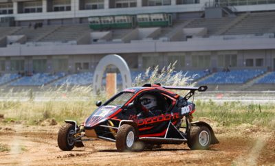 Η αυλαία του ΕΚΟ Racing Dirt Games για το 2019, άνοιξε σήμερα στον Ιππόδρομο Αθηνών στο Μαρκόπουλο προσφέροντας εντυπωσιακές μάχες και πλούσιο θέαμα σε όσους τυχερούς παρακολούθησαν τον αγώνα από κοντά. Στο φιλόξενο χώρο του Ιπποδρόμου, 25 χωμάτινες φόρμουλες έδωσαν την πρώτη τους μάχη στην χωμάτινη διαδρομή των 1,1 χιλιομέτρων, με φόντο μία θέση στους αυριανούς ημιτελικούς. Οι καιρικές συνθήκες ήταν ιδανικές, με έντονη ηλιοφάνεια και υψηλή θερμοκρασία. Αυτό, βέβαια, προβλημάτισε ανθρώπους και μηχανές, αφού από την πρώτη αναμέτρηση προέκυψε πρόβλημα με τη σκόνη των χωμάτινων φόρμουλων. Η αντίδραση της οργανωτικής επιτροπής ήταν άμεση, με αποτέλεσμα η διαδρομή να καταβρέχεται ανάμεσα στα περάσματα των αγωνιστικών, έτσι ώστε να ξεπεραστεί αυτή η σκόπελος. Στην κατηγορία των 600 κ.εκ., η οποία συγκέντρωσε το μεγαλύτερο αριθμό συμμετοχών, οι οδηγοί διαγωνίστηκαν σε τέσσερις αναμετρήσεις, με την κάθε μία να περιλαμβάνει τέσσερις αγώνες. Μέσα από αυτή τη διαδικασία, τους περισσότερους βαθμούς συγκέντρωσε ο Γιάννης Χεκιμιάν με το ολοκαίνουργιο Speedcar XTrem, o οποίος και κέρδισε τα 3 από τα 4 “Q” στα οποία συμμετείχε. Ο Κωνσταντίνος Χριστόπουλος με ακόμα ένα Speedcar Xtrem ολοκλήρωσε 2ος στη σχετική βαθμολογία, σημειώνοντας δύο νίκες, αλλά και δύο δεύτερες θέσεις. Τρίτος, με δύο βαθμούς διαφορά από τον Χριστόπουλο, ακολούθησε ο περσινός κάτοχος του Κυπέλλου στην κατηγορία Γιώργος Ζυμαρίδης, στην πρώτη του με το La Base RX-01, της ομάδας La Base Greece, έχοντας μάλιστα αντιμετωπίσει πρόβλημα με την αλυσίδα της χωμάτινης φόρμουλας στο Q2. Για ακόμα έναν αγώνα, τις εντυπώσεις κέρδισε ο Παναγιώτης Ρουστέμης της Planet Kart Cross Greece, ο οποίος έδειξε εξαιρετική σταθερότητα κερδίζοντας έναν αγώνα και σημειώνοντας τρεις 2ες θέσεις. Νίκες σε αναμετρήσεις, όμως, σημείωσαν αρκετοί ακόμα οδηγοί, γεγονός που αποδεικνύει το υψηλό επίπεδο του συναγωνισμού, κερδίζοντας παράλληλα μία θέση στον ημιτελικό. Συμμετοχές, όπως αυτή του Στέφανου Καμιτσάκη με το Speedcar Xtrem της Speedcar Motul Team Greece, ο οποίος μάλιστα θα μπορούσε να προσθέσει ακόμα μία αν δεν είχε ένα τετ α κε, ενώ προηγούταν. Κάτι που ισχύει και στην περίπτωση του ταχύτατου Άρη “Ιαβέρη” με το Kamikaz 3 της Planet Kart Cross Greece, ο οποίος δεν κατάφερε να διεκδικήσει το κάτι παραπάνω για τον ίδιο λόγο στο πρώτο “Q”. Παράλληλα, η σκόνη δεν επέτρεψε στον “Scud” της Speedcar Motul Team Greece να διεκδικήσει κάτι παραπάνω στην πρώτη αναμέτρηση, αν και στη συνέχεια ανέκαμψε σημειώνοντας και αυτός με τη σειρά του μία νίκη. Μηχανικά προβλήματα, και συγκεκριμένα ένα κομμένο ημιαξόνιο στο Kamikaz 3, είχε σαν αποτέλεσμα ένα χαμένο “Q” για τον Τάκη Καϊτατζή, αν και μία επικράτηση ήταν αρκετή για τον φέρει στους αυριανούς ημιτελικούς. Αξιοσημείωτη, όμως, ήταν και η παρουσία του Νώντα Καρανικόλα με το δεύτερο RX-01 της La Base, ο οποίος παρά το γεγονός ότι είχε μία σφοδρή έξοδο, οι μηχανικοί του κατάφεραν σε ελάχιστο χρονικό διάστημα να επιδιορθώσουν τη χωμάτινη φόρμουλα και να επιστρέψει στο μπάκετ κερδίζοντας μία θέση στους ημιτελικούς. Μία νίκη, όμως, σημείωσε και ο Γιάννης Ρέγγος με το Semog Bravo, ο οποίος μάλιστα αν δεν είχε μία εγκατάλειψη στο ενεργητικό του, θα μπορούσε να τερματίσει ακόμα ψηλότερα στη σημερινή βαθμολογία. Τέλος, ο αθόρυβος Γιώργος Δημούσης με το Semog Trophy, συνδυάζοντας αξιοπιστία και συνέπεια στις επιδόσεις του, κατάφερε να εξασφαλίσει την τελευταία θέση στους αυριανούς ημιτελικούς. Στην κατηγορία των 750 κ.εκ., με πέντε οδηγούς να εκκινούν τον αγώνα, οι συμμετέχοντες πραγματοποίησαν δύο “Q”, από τα οποία προκύπτει και η αυριανή σειρά εκκίνησης. Στην πρώτη γραμμή, θα βρεθεί ο Χαράλαμπος Γαζετάς με το Speedcar XTrem, ο οποίος κέρδισε και τους δύο αγώνες. Ο περσινός κάτοχος του επαθλού στα 750 κ.εκ., συνάντησε σθεναρή αντίσταση στον πρώτο αγώνα από τον Παναγιώτη Αποστόλου, ο οποίος εν τέλει σημείωσε δύο δεύτερες θέσεις. Τρίτος θα βρεθεί ο Κύπριος Γιώργος Γεωργίου με το Semog, ενώ οι Κοσμάς Βαρθαλίτης με το Cosvar και Γιώργος Βασιλάκης με το La Base RX-01 θα συμπληρώσουν τη σχάρα της εκκίνησης. Η πρώτη ημέρα του αγώνα Rallycross του ΕΚΟ Racing Dirt Games στον Ιππόδρομο Αθηνών, άφησε πολλές υποσχέσεις για αύριο. Μάλιστα, στην εξίσωση πρέπει να προσθέσουμε και τους συμμετέχοντες στην κατηγορία της ατομικής χρονομέτρησης, με αυτοκίνητα ή χωμάτινες φόρμουλες, οι οποίοι και θα ανοίξουν την αυλαία της αυριανής ημέρας. Η διαδικασία, λοιπόν, ξεκινάει στις 10:30 πμ με την ατομική χρονομέτρηση, ενώ στις 12:00 μμ θα υπάρξει διακοπή της διαδικασίας. Βλέπετε, λίγο αργότερα θα πραγματοποιηθούν οι Ιπποδρομίες, γεγονός που θα φέρει αυτές τις δύο τελείως διαφορετικές μορφές αγώνων -με κοινό παρονομαστή την ταχύτητα- πιο κοντά. Στις 16:30 οι χωμάτινες φόρμουλες θα πάρουν τη σκυτάλη με τους ημιτελικούς, ενώ στη συνέχεια θα ακολουθήσει το δεύτερο πέρασμα των συμμετεχόντων στην ατομική χρονομέτρηση, ενώ μέσως μετά, η εκδήλωση θα ολοκληρωθεί με τον τελικό των 750 κ.εκ. και των 600 κ.εκ. Σας θυμίζουμε ότι η είσοδος για το κοινό είναι ελεύθερη και σίγουρα είναι μία πρώτης τάξεως ευκαιρία να γνωρίσουν οι φίλοι των σπορ το μηχανοκίνητο αθλητισμό από κοντά, αλλά και να απολαύσουν εντυπωσιακές μάχες στην πίστα του Ιππόδρομου Αθηνών. Και τέλος, μην ξεχνάμε ότι ο θεσμός το 2019 τρέχει με την premium βενζίνη EKO Racing 100 και με τα φτερά του Red Bull, ενώ τον υποστηρίζει η Citroen. Χορηγός τεχνολογίας είναι η Garmin, η Racecraft είναι χορηγός εξοπλισμού, η COSMOTE TV καλύπτει το θεσμό τηλεοπτικά και το περιοδικό 4ΤΡΟΧΟΙ είναι χορηγός επικοινωνίας.