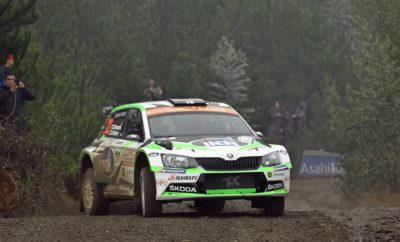 • Οι Kalle Rovanperä - Jonne Halttunen σημείωσαν την πρώτη νίκη στη WRC 2 Pro για τη Skoda Motorsport • Κάνοντας έναν αλάνθαστο αγώνα με τη SKODA Fabia R5 τερμάτισαν στην πρώτη θέση, κερδίζοντας τους Ostberg-Eriksen της Citroën με διαφορά 23,6’’ • Η νίκη αυτή είναι ξεχωριστή γιατί έγινε σε έναν αγώνα που μπήκε για πρώτη φορά στο Παγκόσμιο Πρωτάθλημα Ράλι • Επτά Fabia R5 τερμάτισαν μεταξύ δεκαέξι αυτοκινήτων της κατηγορίας WRC 2, αποτυπώνοντας με πολύ εμφατικό τρόπο την κυριαρχία της SKODA Στο Ράλι Χιλής, έναν αγώνα που εμφανίζεται για πρώτη φορά στο καλεντάρι της FIA, όλοι οι αγωνιζόμενοι είχαν να αντιμετωπίσουν το άγνωστο, με όλα τα πληρώματα να ξεκινούν από μηδενική βάση γνώσης καθώς απαγορευόταν κάθε δοκιμή πριν από τον αγώνα. Οι Ειδικές Διαδρομές, ένα μίγμα – όπως οι ίδιοι οι αγωνιζόμενοι δήλωσαν – από τεραίν που θύμιζαν τους αγώνες σε Πορτογαλία και Φινλανδία, εκτείνονταν στο εσωτερικό της χώρας, σε δασικούς δρόμους που χρησιμοποιούνται από βαριά φορτηγά που δραστηριοποιούνται στην υλοτομία. Σε αυτές τις πρωτόγνωρες συνθήκες, η άνετη επικράτηση του Kalle Rovanperä με την ιδιωτικής συμμετοχής SKODA Fabia R5 που έδωσε την πρώτη νίκη φέτος στην ομάδα της SKODA Motorsport στην κατηγορία WRC 2 Pro, αποκτά ιδιαίτερη σημασία, τόσο για τον 18χρονο Φινλανδό που οδήγησε αλάνθαστα σε έναν απαιτητικό αγώνα με έντονο συναγωνισμό, όσο και για την SKODA Motorsport η οποία του «έδωσε» ένα άρτια προετοιμασμένο αυτοκίνητο τόσο σε επίπεδο δυνατοτήτων, όσο και αξιοπιστίας. Οι Kalle Rovanperä και Jonne Halttunen, όπως και τα υπόλοιπα πληρώματα δεν είχαν καμία προηγούμενη εμπειρία από τις Ειδικές Διαδρομές και έπρεπε να προετοιμάσουν τις σημειώσεις τους για τον αγώνα από ένα λευκό κομμάτι χαρτιού. Χωρίς δυνατότητα για τέλεια ρύθμιση του αυτοκινήτου, παντελή έλλειψη γνώσης σχετικά με την απόδοση και τη φθορά των ελαστικών, αλλά και μεγάλους κινδύνους που επεφύλασσαν οι στενοί συχνά δασικοί δρόμοι, ξεπέρασαν τον εαυτό τους και εκμεταλλευόμενοι τις δυνατότητες της SKODA Fabia R5, ήταν πολύ ανταγωνιστικοί σε όλο το τριήμερο του αγώνα. Έχοντας να συναγωνιστεί έναν μεγάλο αντίπαλο, όπως ο Mads Ostberg και γνωρίζοντας τη διαφορά συνολικής εμπειρίας, είναι αξιοσημείωτο ότι ο Rovanpera έκανε τις καλύτερες δυνατές επιλογές ελαστικών, κατάφερε από το πρώτο σκέλος να βρει το κατάλληλο set up για τη Fabia R5 και ήταν πολύ γρήγορος σε κάθε Ειδική Διαδρομή. Παράλληλα, εκμεταλλεύτηκε με τον καλύτερο τρόπο ένα προσωρινό πρόβλημα του Ostberg με τα φρένα του, στο δεύτερο σκέλος, όπου και δημιούργησε μία άνετη διαφορά ασφαλείας, που κράτησε μέχρι το τέλος. Ο άλλος 18χρονος οδηγός της SKODA Motorsport, ο Βολιβιανός Marco Bulacia, τερμάτισε με τη δική του SKODA Fabia R5 στην 4η θέση της WRC 2 Pro. Επόμενος αγώνας, το Ράλι Πορτογαλίας, 30 Μαΐου - 03 Ιουνίου, στην περιοχή του Porto. ΣΗΜΕΙΩΣΗ ΣΥΝΤΑΚΤΗ: Άτυπα, το Ράλι Χιλής, ήταν και στο παρελθόν μία φορά, «από σπόντα», στο WRC, όταν ήταν μέρος του Ράλι Αργεντινής το 1980. Τότε, κατά τα πρότυπα του Μόντε-Κάρλο, τα πληρώματα θα ξεκίναγαν από τις πρωτεύουσες όλης της Νότιας Αμερικής, μία από τις οποίες ήταν το Σαντιάγο. Τελικά, ο άσχημος καιρός πάνω από τις Άνδεις εμπόδισε τα πληρώματα που ξεκίνησαν από την πρωτεύουσα της Χιλής να φτάσουν στην Αργεντινή. Τελικά αποτελέσματα Chile Rally (WRC 2 Pro) 1. Rovanperä/Halttunen (FIN/FIN), SKODA FABIA R5, 3:23:46.3 h 2. Østberg/Eriksen (NOR/NOR), Citroën C3 R5, +23.6 sec. 3. Greensmith/Edmondson (GBR/GBR), Ford Fiesta R5, +3:25.4 sec. 4. Bulacia/Cretu (BOL/ARG), SKODA FABIA R5, +1:53.3 sec. Βαθμολογία Οδηγών WRC 2 Pro (μετά από 6/14 αγώνες) 1. Gus Greensmith (GBR), Ford, 73 points 2. Mads Østberg (NOR), Citroën , 68 points 3. Lukasz Pieniazek (POL), Ford, 62 points 4. Kalle Rovanperä (FIN), SKODA, 61 points 5. Marco Bulacia (BOL), SKODA, 12 points Βαθμολογία Κατασκευαστών WRC 2 Pro (μετά από 6/14 αγώνες) 1. Ford, 135 points 2. SKODA, 73 points 3. Citroën, 68 points