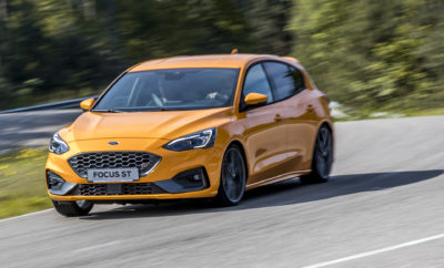 • Το νέο, πεντάθυρο Focus ST 2.3L EcoBoost επιταχύνει από στάση έως τα 100 km/h σε χρόνο 5,7 δλ., ενώ υπερέχει σε ρεπρίζ σε σύγκριση με την προηγούμενη γενιά του Focus RS • Προηγμένες τεχνολογίες, όπως ο υπερσυμπίεσης Twin-Scroll με σύστημα anti-lag, το flat-shift πρόγραμμα για τις αλλαγές των σχέσεων, το οποίο είναι εμπνευσμένο από το Ford GT, καθώς και το Launch Control αυξάνουν τις δυνατότητες κατά τις επιταχύνσεις του αυτοκινήτου από στάση αλλά και εν κινήσει • Βελτιστοποιημένη οδική συμπεριφορά, χάρη στο ευφυές ηλεκτρονικά ελεγχόμενο μπλοκέ διαφορικό και το σύστημα συνεχούς ελέγχου της απόσβεσης των αναρτήσεων Continuously Controlled Damping της Ford. Το Electronic Brake Booster (Ηλεκτρονική Υποβοήθηση Σέβρο) συνεισφέρει με τη σειρά του στη μέγιστη αποτελεσματικότητα του οχήματος κατά την πέδηση Δώδεκα τοις εκατό πιο ισχυρό και δώδεκα τοις εκατό πιο ταχύ! Η Ford αποκάλυψε σήμερα ότι το νέο, πεντάθυρο Ford Focus ST ολοκληρώνει το «σπριντ» από στάση έως τα 100 km/h σε χρόνο μόλις 5,7 δλ., επίδοση καλύτερη κατά 0,8 δευτερόλεπτα σε σχέση με εκείνη του μοντέλου προηγούμενης γενιάς. Με έναν βενζινοκινητήρα 2.3L EcoBoost με μέγιστη ισχύ 280 ίππων – 30 επιπλέον συγκριτικά με το προηγούμενο Focus ST – το νέο μοντέλο υπερέχει στις επιταχύνσεις εν κινήσει ακόμα και σε σχέση με εκείνες τις καταξιωμένης, προηγούμενης γενιάς του Focus RS. Η τεχνολογία υπερσυμπίεσης Twin-Scroll συνεισφέρει ώστε ο κινητήρας να αποδίδει μέγιστη ροπή 420 Nm – η καλύτερη στην κατηγορία – η οποία εξασφαλίζει άμεση απόκριση στο πάτημα του γκαζιού. Την ίδια στιγμή, ένα καινοτόμο anti-lag σύστημα επιτρέπει την ταχεία ανάπτυξη της πίεσης υπερπλήρωσης ανάλογα με τις απαιτήσεις. Επίσης, η δυνατότητα flat-shift του εξατάχυτου μηχανικού κιβωτίου, καθώς και το Launch Control* συμβάλλουν με τη σειρά τους στην περαιτέρω βελτίωση της επιτάχυνσης από στάση. «Το νέο Focus ST δεν είναι απλά γρήγορο στις ευθείες. Συναγωνίζεται επάξια το θρυλικό Focus RS στην επιτάχυνση 0-400 m, αναδεικνύοντας την εξέλιξη της ομάδας Ford Performance τα τελευταία τέσσερα χρόνια» δήλωσε ο Leo Roeks, Ford Performance director, Ευρώπη. «Αντλήσαμε έμπνευση από το Ford GT, το F 150 Raptor, τη Ford Mustang και το Fiesta ST και δημιουργήσαμε ένα Focus ST που σε ‘κολλάει’ στην πλάτη του καθίσματος, με την παραμικρή πίεση του γκαζιού.» Ο υπερσυμπιεστής twin-scroll χαμηλής αδράνειας του 2.3L EcoBoost κινητήρα του νέου Focus ST εκμεταλλεύεται πιο αποτελεσματικά τα καυσαέρια για βελτιστοποίηση της ενέργειας που μεταφέρεται στην τουρμπίνα παράγοντας ταχύτερα μεγαλύτερη πίεση υπερπλήρωσης και, κατά συνέπεια, αυξημένη ισχύ. Οι ανεξάρτητοι αυλοί εξαγωγής μεταφέρουν τους παλμούς των καυσαερίων από τους κυλίνδρους 1 και 4 και τους κυλίνδρους 2 και 3, προς όφελος μιας συνεχούς ροής της ενέργειας. Η τεχνολογία anti-lag διατηρεί με ηλεκτρονικό τρόπο το γκάζι ανοιχτό για μέχρι 3 δευτερόλεπτα όταν ο οδηγός σηκώσει το πόδι του από το πεντάλ, ούτως ώστε να μην αναστρέφεται η ροή αέρα στον υπερσυμπιεστή και να διατηρούνται ψηλά οι στροφές του. Έχοντας σε ετοιμότητα τον υπερσυμπιεστή για άμεση απόκριση και διατηρώντας την πίεση στην πολλαπλή εισαγωγής όταν ο οδηγός αφήνει το πόδι του από το γκάζι, η καινοτόμα αυτή τεχνολογία επιτρέπει την ταχύτερη ανάκτηση της πίεσης υπερπλήρωσης και την καλύτερη καύση όταν το γκάζι πατηθεί εκ νέου. Επιπλέον, μία ηλεκτρονικά ελεγχόμενη βαλβίδα ανακούφισης (waste-gate) επιτρέπει τον καλύτερο έλεγχο της πίεσης υπερπλήρωσης για καλύτερες επιδόσεις στην πράξη. Το σύστημα flat-shift βοηθά επίσης στην επίτευξη της μέγιστης δυνατής επιτάχυνσης από στάση, αρχικά μιμούμενο τη λειτουργία anti-lag και εν συνεχεία κρατώντας το γκάζι ανοιχτό κάθε φορά που ο οδηγός πατά το συμπλέκτη για να ανεβάσει ταχύτητα μέσω του επιλογέα κοντής διαδρομής στο εξατάχυτο μηχανικό κιβώτιο – κάτι που συμβάλλει στη μεγιστοποίηση της απόκρισης του υπερσυμπιεστή. Μία ενδεικτική λυχνία* υποδεικνύει στον οδηγό το βέλτιστο σημείο για την αλλαγή της σχέσης στο κιβώτιο, ενώ το Launch Control μπορεί να ενεργοποιηθεί για μεγιστοποίηση της πρόσφυσης για καλύτερες εκκινήσεις του αυτοκινήτου από στάση. Η ταχύτητα του νέου Focus ST στις ευθείες συνδυάζεται με άριστη συμπεριφορά στις στροφές, γεγονός που αναβαθμίζεται με τη χρήση του πρώτου, ηλεκτρονικού μπλοκέ διαφορικού της Ford για προσθιοκίνητο μοντέλο. Ενσωματωμένο στο εξάρι μηχανικό κιβώτιο, καθώς και στο επτατάχυτο αυτόματο για τα μοντέλα 2.3L EcoBoost, το σύστημα χρησιμοποιεί υδραυλικούς συμπλέκτες για την κατανομή μέχρι και του 100% της διαθέσιμης ροπής στον τροχό με την περισσότερη πρόσφυση. Το αποτέλεσμα είναι η αυξημένη ευελιξία και η σημαντική μείωση της υποστροφής κατά την επιτάχυνση, τόσο μέσα στη στροφή όσο και κατά την έξοδο από αυτή. Ταχύτερο σε απόκριση και ακριβέστερο σε σχέση με ένα μηχανικό μπλοκέ διαφορικό, το σύστημα αυτό μπορεί να ρυθμίζει προληπτικά την κατανομή της ροπής ανάμεσα στους δύο τροχούς, αξιοποιώντας δεδομένα από τους αισθητήρες δυναμικής συμπεριφοράς και κινητήρα, ώστε να εμπλέκεται σταδιακά για βέλτιστη συμπεριφορά. Επιπλέον, τα πεντάθυρα Focus ST υιοθετούν την τεχνολογία Continuously Controlled Damping που παρακολουθεί δεδομένα από την ανάρτηση, το αμάξωμα και τα συστήματα διεύθυνσης και πέδησης κάθε 2 χιλιοστά του δευτερολέπτου ούτως ώστε να προσαρμόζει την απόκριση των αμορτισέρ με στόχο τη βέλτιστη ποιότητα κύλισης και δυναμική συμπεριφορά. Το σύστημα διαθέτει τρία προεπιλεγμένα επίπεδα απόσβεσης για την υποστήριξη των Επιλέξιμων Προφίλ Οδήγησης του νέου Focus ST (Selectable Drive Modes): ένα για τα προφίλ Slippery/Wet και Normal, ένα για το Sport mode και ένα ακόμα – που προσφέρει διπλάσια αντίσταση σε κάθετο φορτίο από το Sport mode – για το Track mode.* Το Focus ST προσφέρει επίσης μεγαλύτερη ισχύ πέδησης ακόμα και σε σύγκριση με εκείνη της προηγούμενης γενιάς του Focus RS, διαθέτοντας εμπρός δισκόφρενα με διάμετρο 330 mm σε συνδυασμό με δαγκάνες δύο εμβόλων διαμέτρου 44 mm. Επίσης, το σύστημα πέδησης παρέχει καλύτερη αίσθηση στο πεντάλ και σταθερή απόδοση χάρη στην υποστήριξη ενός προηγμένου συστήματος Electric Brake Booster που αυξάνει ταχύτερα την πίεση πέδησης και, στο Track mode, βελτιστοποιεί περαιτέρω την αποτελεσματικότητα φρεναρίσματος αναπτύσσοντας δύναμη 0,7 g ή και περισσότερη. Το νέο Focus ST διατίθεται από το λανσάρισμα σε πεντάθυρες και wagon εκδόσεις αμαξώματος, με βενζινοκινητήρα 2.3L EcoBoost απόδησς 280 ίππων 2.0L EcoBlue diesel με ισχύ 190 ίππων σε συνδυασμό με εξατάχυτα μηχανικά κιβώτια. Οι πεντάθυρες και wagon εκδόσεις του νέου Focus ST 2.3 EcoBoost με επτατάχυτο αυτόματο κιβώτιο θα λανσαριστούν από το φθινόπωρο του 2019. # # # Focus ST 5-θυρο Κατανάλωση καυσίμου l/100 km (mpg) Επιδόσεις Βενζινοκινητήρες Ισχύς PS CO2 g/km Στην Πόλη Εκτός Πόλης Μικτός Κύκλος Τελική ταχύτητα km/h 0-100 km/h sec 50-100 km/h sec** 2.3 EcoBoost 6-τάχυτο μηχανικό 280 179 10,8 6,2 7,9 250 5,7 4,0 2.0 EcoBlue 6- τάχυτο μηχανικό 190 125 5,9 4,2 4,8 220 7,6 7,3 Focus ST wagon Κατανάλωση καυσίμου l/100 km (mpg) Επιδόσεις Petrol engines Power PS CO2 g/km Στην Πόλη Εκτός Πόλης Μικτός Κύκλος Τελική ταχύτητα km/h 0-100 km/h sec 50-100 km/h sec** 2.3 EcoBoost 6- τάχυτο μηχανικό 280 179 10,8 6,2 7,9 250 5.8 TBC 2.0 EcoBlue 6- τάχυτο μηχανικό 190 125 5,9 4,2 4,8 220 7.7 TBC * Διατίθεται με το προαιρετικό Performance Pack ** Με 4η σχέση