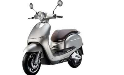 To τριήμερο 15-17 Ιουνίου στο “Scooter Festival & ElectricBike Show”, που θα γίνει στο Παλιό Αμαξοστάσιο του ΟΣΥ στο Γκάζι, θα παρουσιαστούν οργανωμένα και για πρώτη φορά στην Ελλάδα ηλεκτρικά scooter, ποδήλατα και πατίνια. Σε ειδικά διαμορφωμένο χώρο θα μπορείτε να οδηγήσετε κάποια από αυτά, έτσι ώστε να έχετε μια βιωματική εμπειρία από έναν εντελώς διαφορετικό τρόπο μετακίνησης. Και το ακόμα καλύτερο είναι πως ένας τυχερός θα φύγει (αθόρυβα) με ένα πανέμορφο Gemini e-Cruise απόδοσης 3000W, το οποίο θα κληρωθεί στους επισκέπτες της εκδήλωσης! To εισιτήριο κοστίζει 5 ευρώ για κάθε μέρα και 7 ευρώ αν θέλετε να επισκέπτεστε το Festival κάθε μέρα και για όλο το τριήμερο! Σημειωτέον πως για παιδιά και νέους μέχρι 20 ετών η είσοδος είναι τελείως δωρεάν και πως με το εισιτήριο των 7 ευρώ ο επισκέπτης μπορεί να πάει -χωρίς επιπρόσθετο κόστος- και στην έκθεση «Ημέρες Μοτοσυκλέτας», που θα πραγματοποιηθεί στον ίδιο χώρο λίγες μέρες μετά (20-23 Ιουνίου)!