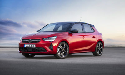 ​Έκτη γενιά Opel Corsa και με κινητήρες diesel & βενζίνης: από 13.990€ (Στη Γερμανία) Απολαυστικό στην οδήγηση: προηγμένοι κινητήρες, χαμηλή θέση οδήγησης, σπορ συμπεριφορά Αποδοτικό: μειωμένο βάρος, μειωμένη κατανάλωση, άριστη οδική συμπεριφορά Η επιλογή δική σας: εξαιρετικά σπορ GS Line, άνετο Corsa Elegance Κλασικό Opel: προσαρμοζόμενο σύστημα φωτισμού IntelliLux LED® matrix και καθίσματα με λειτουργία μασάζ Καινοτομίες για όλους: οκτατάχυτο αυτόματο κιβώτιο και προηγμένα συστήματα υποβοήθησης Η έκτη γενιά του Opel Corsa βρίσκεται προ των πυλών. Λίγες μόλις εβδομάδες μετά την παρουσίαση της ηλεκτρικής έκδοσης, η Opel ανακοινώνει τώρα το Corsa με κλασικούς κινητήρες καύσης – πιο αποδοτικό, πιο προηγμένο και πιο δυναμικό από ποτέ. Οι πωλήσεις του πεντάθυρου μοντέλου, μήκους 4,06 m, θα ξεκινήσουν με ιδιαίτερα οικονομικά μηχανικά σύνολα βενζίνης και diesel που αποδίδουν από 55kW (75hp) έως 96kW (130hp). Όλες οι εκδόσεις κινητήρων υπόσχονται μέτρια κατανάλωση και μία απολαυστική οδηγική εμπειρία (κατανάλωση καυσίμου NEDC[1]: στην πόλη 5,4-3,7 l/100km, εκτός πόλης 4,1-2,9 l/100km, μικτός κύκλος 4,6-3,2 l/100km, 105-85 g/km CO2, WLTP[2]: μικτός κύκλος 6,4-4,0 l/100 km, 144-104 g/km CO2, όλες οι τιμές είναι προκαταρκτικές). «Η αντίδραση στην παρουσίαση του πλήρως ηλεκτρικού Corsa-e – ενός ηλεκτρικού αυτοκινήτου για όλους – είναι ασύλληπτη», σχολίασε ο CEO της Opel, Michael Lohscheller. «Το Corsa με κλασικούς κινητήρες καύσης θα ακολουθήσει τα χνάρια του. Κινητήρας καύσης ή ηλεκτροκίνηση; Στην Opel, χάρη στην πλατφόρμα που υποστηρίζει συστήματα κίνησης με διαφορετικές μορφές ενέργειας, και τα δύο είναι εφικτά με το νέο μοντέλο. Ο πελάτης αποφασίζει.» Στην κορυφή της γκάμας κιβωτίων ταχυτήτων βρίσκεται ένα οκτατάχυτο αυτόματο. Η σπορ συνολική εντύπωση υποστηρίζεται από τη σχεδίαση μειωμένου βάρους και τη χαμηλή θέση του καθίσματος του οδηγού. Επιπλέον, η παθητική ασφάλεια βρίσκεται σε υψηλά επίπεδα, ενώ οι μηχανικοί της Opel βελτίωσαν παράλληλα τις ρυθμίσεις πλαισίου και διεύθυνσης. Όλα αυτά τα χαρακτηριστικά προσφέρονται ήδη από τη βασική έκδοση. Εξίσου πειστικά επιχειρήματα είναι τα προηγμένα συστήματα υποβοήθησης, τα καινοτόμα συστήματα infotainment και μία άριστη σχέση κόστους/απόδοσης. Το Corsa φέρνει επίσης για πρώτη φορά στην κατηγορία ένα οκτατάχυτο αυτόματο κιβώτιο με στρωτές αλλαγές σχέσεων. Είναι το πιο προηγμένο τεχνολογικά και δυναμικό Opel Corsa που έχει κυκλοφορήσει ποτέ σε τέτοια τιμή. Παραγγελίες για το νέο Corsa γίνονται δεκτές από την 1η Ιουλίου στη Γερμανία. Η τιμή της βασικής έκδοσης είναι 13.990€ (Τιμή Λιανικής με ΦΠΑ στη Γερμανία) και περιλαμβάνει πολυάριθμα συστήματα υποβοήθησης όπως Σύστημα Αναγνώρισης Επικείμενης Σύγκρουσης (Forward Collision Alert) με Αυτόματο Φρενάρισμα Έκτακτης Ανάγκης (Automatic Emergency Braking) και ανίχνευση πεζού. Πέραν του πλήρως ηλεκτρικού Corsa-e, διατίθενται επίσης εκδόσεις diesel και βενζίνης σε τρία νέα επίπεδα εξοπλισμού: Edition, Elegance και το εξαιρετικά σπορ GS Line. Νέοι κινητήρες: Ιδανική ισορροπία μεταξύ απόδοσης και επιδόσεων Η γκάμα νέων κινητήρων της έκτης γενιάς Corsa στόχο έχει να προσφέρει στους πελάτες μία ιδανική ισορροπία μεταξύ απόδοσης και συναρπαστικής οδήγησης. Συγκριτικά με τα υπάρχοντα μηχανικά σύνολα, οι νέοι κινητήρες προσφέρουν σημαντικά μειωμένα επίπεδα κατανάλωσης και εκπομπών ρύπων, διατηρώντας παρόμοιες ιπποδυνάμεις. Οι βελτιώσεις ξεκινούν από το βασικό κινητήρα 55kW (75hp) 1.2 – NEDC η κατανάλωση καυσίμου στο μικτό κύκλο είναι 4,1 l/100km (προκαταρτικές τιμές κατανάλωσης NEDC1: στην πόλη 4,9-4,8 l/100km, εκτός πόλης 3,7 l/100km, μικτός κύκλος 4,1 l/100km, 94-93 g/km CO2, WLTP2: μικτός κύκλος 6,1-5,3 l/100km, 136-119 g/km CO2). Πρόκειται για σημαντική βελτίωση συγκριτικά με το τρέχον μοντέλο 1.2 με 51kW/70hp και κατανάλωση NEDC στο μικτό κύκλο 5,9-5,6 l/100km με 134-128g/km CO2. Υψηλότερες επιδόσεις προσφέρει η βραβευμένη οικογένεια τρικύλινδρων υπερτροφοδοτούμενων κινητήρων με άμεσο ψεκασμό καυσίμου (Engine of the Year 2015-2018), επίσης στα 1.200 κυβ.εκ. Οι αλουμινένιοι κινητήρες αποδίδουν 74kW (100hp) ή 96kW (130hp). Με τον κινητήρα 74kW (100hp), το νέο Corsa χρειάζεται 4,4-4,2 l/100km NEDC μικτός κύκλος (κατανάλωση καυσίμου NEDC1: στην πόλη 5,3-5,1 l/100km, εκτός πόλης 4,0-3,6 l/100km και μικτός κύκλος 4,4-4,2 l/100km, 101-96 l/100km, και 6,4-5,3 l/100km, 137-121 g/km CO2 μικτός κύκλος στο WLTP2, όλες οι τιμές είναι προκαταρκτικές). Ο προκάτοχός του 1.400 κυβ. εκ., που απέδιδε επίσης 74kW (100hp) κατανάλωνε 5,8-5,4 l/100km στο μικτό κύκλο σύμφωνα με τα πρότυπο NEDC (WLTP: 6,7-6,5 l/100km, 151-146g/km CO2). Ακόμα και με την ισχυρότερη έκδοση 96kW (130hp), η οποία δεν έχει αντιστοίχιση στην τρέχουσα σειρά Corsa, οι προκαταρτικές τιμές κατανάλωσης καυσίμου και εκπομπών ρύπων παραμένουν σε μέτρια επίπεδα (NEDC1: στην πόλη 5-4 l/100km, εκτός πόλης 4,1-4,0 l/100km, μικτός κύκλος 4,6-4,5 l/100km, 105-103 g/km CO2, WLTP2: μικτός κύκλος 6,4-5,6 l/100km, 144-127 g/km CO2). Ευρύ φάσμα στροφών μέγιστης ροπής για βενζινοκινητήρες: Κορυφαία οδική συμπεριφορά Η υψηλή απόδοση και οι ζωηρές επιδόσεις είναι τα χαρακτηριστικά των νέων βενζινοκινητήρων. Εσωτερικές τριβές και απώλειες τριβών έχουν μειωθεί στο ελάχιστο. Ο υπερσυμπιεστής επίσης αντιδρά άμεσα, με ισχυρή απόδοση ροπής ήδη από τις χαμηλές στροφές. Η μέγιστη ροπή του 1.2L 74kW (100hp) είναι 205Nm, ενώ η κορυφαία μονάδα των 96kW (130hp) αποδίδει 230Nm. Με το μεγαλύτερο ποσοστό της μέγιστης ροπής να είναι διαθέσιμη σε μεγάλο εύρος στροφών, και οι δύο κινητήρες διακρίνονται για την εξαιρετική οδηγησιμότητα. Τουλάχιστον το 95% της μέγιστης ροπής αποδίδεται μεταξύ 1.500 και 3.500rpm το οποίο σε συνδυασμό με το χαμηλό βάρος του αυτοκινήτου, την έξοχη αεροδυναμική και τις βελτιστοποιημένες σχέσεις μετάδοσης, συμβάλλει στην άριστη οδική συμπεριφορά. Η βελτιωμένη απόδοση σε όλο το φάσμα στροφών του κινητήρα αντανακλάται στις επιδόσεις. Ενώ το νέο Corsa με 96kW (130hp) αναπτύσσει μέγιστη ταχύτητα 208 km/h, το προηγούμενο μοντέλο χρειαζόταν 15% περισσότερη ισχύ (110kW / 150hp) για να φτάσει τα 207km/h. Με επιτάχυνση 0 - 100km/h σε 8,7 δλ., το νέο μοντέλο είναι 0,2 δλ. ταχύτερο από τον προκάτοχό του. Εξίσου εντυπωσιακή είναι η έκδοση 1.2 turbo με 74kW (100hp). Με τελική ταχύτητα 188km/h, είναι κατά 3,0km/h ταχύτερο από τον προκάτοχό του με ίδια ιπποδύναμη. Ανάλογα με το κιβώτιο, επιταχύνει από 0 στα 100km/h σε περίπου 10,0 δλ. – 1,0δλ. ταχύτερο (όλες οι τιμές είναι προκαταρκτικές). Πλέον των κινητήρων, οι βελτιώσεις των συστημάτων κίνησης περιλαμβάνουν και τα κιβώτια ταχυτήτων. Ο βασικός κινητήρας 55kW (75hp) εφοδιάζεται με πεντατάχυτο μηχανικό κιβώτιο, στάνταρ. Με τη μονάδα 74kW (100hp), οι πελάτες μπορούν να επιλέξουν από ένα εξατάχυτο μηχανικό ή ένα οκτατάχυτο αυτόματο κιβώτιο με ομαλές αλλαγές. Προσαρμοζόμενα προγράμματα αλλαγών σχέσεων και τεχνολογία Quickshift αντιπροσωπεύουν την τελευταία λέξη της τεχνολογίας στην κατηγορία του Corsa. Οι οδηγοί μπορούν να αλλάζουν σχέσεις οι ίδιοι, μέσω των paddles στο τιμόνι. Ο κορυφαίος της γκάμας 1.2 Direct Injection Turbo 96kW (130hp) συνδυάζεται πάντα με το οκτατάχυτο αυτόματο κιβώτιο. Υψηλή τεχνολογία, υψηλή απόδοση: Οι τρεις βενζινοκινητήρες πλαισιώνονται από έναν ζωηρό κινητήρα πετρελαίου 1.5L με 75kW (102hp) και μέγιστη ροπή 250Nm (προκαταρτική κατανάλωση καυσίμου NEDC1: στην πόλη 3,8-3,7 l/100km, εκτός πόλης 3,0-2,9 l/100km, μικτός κύκλος 3,3-3,2 l/100km, 87-85 g/km CO2, WLTP2: μικτός κύκλος 4,6-4,0 l/100km, 122-104 g/km CO2, προκαταρτικές τιμές). Για βέλτιστη μετεπεξεργασία καυσαερίων, το σύστημα μείωσης ρύπων – που αποτελείται από έναν παθητικό οξειδωτικό καταλύτη/καταλύτη συγκράτησης NOx, σύστημα ψεκασμού AdBlue, καταλύτη SCR και φίλτρο σωματιδίων πετρελαίου - Diesel Particulate Filter (DPF) – συνδυάζονται σε μία συμπαγή μονάδα, τοποθετημένη όσο το δυνατόν πιο κοντά στον κινητήρα. Το σύστημα παγίδευσης NOx ενεργεί ως καταλύτης κρύων εκκινήσεων, μειώνοντας τις εκπομπές NOx σε θερμοκρασίες κάτω από το όριο ενεργοποίησης του SCR. Οι φίλοι της ηλεκτροκίνησης, ασφαλώς, μπορούν να παραγγείλουν το Corsa-e. Χάρη στην κοινή αρθρωτή πλατφόρμα (CMP), διάφορα συστήματα κίνησης μπορούν να προέρχονται από μία κοινή πλατφόρμα. Σχεδίαση χαμηλού βάρους: η ελαφρύτερη έκδοση ζυγίζει κάτω από 1.000kg Εκτός από τους ζωηρούς κινητήρες του νέου Corsa, η σχεδίαση χαμηλού βάρους συμβάλλει με τη σειρά της στην κορυφαία δυναμική συμπεριφορά του. Η ελαφρύτερη έκδοση της επόμενης γενιάς του μοντέλου ζυγίζει λιγότερο από 1.000 kg. Εξαιρουμένου του οδηγού, το πεντάθυρο μοντέλο ζυγίζει μόλις 980kg. Συγκριτικά με τον προκάτοχό του, το συγκεκριμένο μοντέλο είναι ελαφρύτερο κατά 108kg. Πρόκειται για εξοικονόμηση βάρους 10%, αν και το νέο μοντέλο έχει ίδιο μήκος, στα 4,06 m. Το κέλυφος του αμαξώματος (body-in-white) είναι περίπου 40kg ελαφρύτερο, ενώ οι πολύ συμπαγείς τρικύλινδροι κινητήρες είναι περίπου 15kg ελαφρύτεροι από τις τετρακύλινδρες μονάδες της προηγούμενης γενιάς. Το αλουμινένιο καπό επίσης εξοικονομεί 2,4kg συγκριτικά με το μικρότερο, ατσάλινο καπό του προηγούμενου μοντέλου. Τα καθίσματα έχουν περάσει και αυτά από πρόγραμμα δίαιτας. Η βελτιστοποιημένη δομή των καθισμάτων εξοικονομεί επιπλέον 10kg. Το νέο Corsa αποπνέει μία δυναμική αίσθηση μέσω της σπορ σχεδίασης – κυρίως σε συνδυασμό με τη δίχρωμη βαφή. Η οροφή είναι τύπου coupé, 48mm χαμηλότερη από του προκατόχου της, χωρίς να υπονομεύει την άνεση στην περιοχή πάνω από το κεφάλι του οδηγού και του συνοδηγού. Ο οδηγός κάθεται 28mm χαμηλότερα. Ο έλεγχος και η δυναμική συμπεριφορά ωφελούνται από το χαμηλότερο κέντρο βάρους. Η δυναμική συμπεριφορά και η άμεση απόκριση επιτείνουν την οδηγική απόλαυση. Εκδημοκρατισμός τεχνολογιών: προηγμένα συστήματα υποβοήθησης και φωτισμός matrix Στο νέο Corsa, η Opel προσφέρει τεχνολογίες και συστήματα υποβοήθησης μέχρι πρότινος γνωστά από μεγαλύτερες κατηγορίες. Ένα πραγματικά αξιοσημείωτο χαρακτηριστικό είναι το προσαρμοζόμενο σύστημα αντιθαμβωτικού φωτισμού IntelliLux LED® matrix, το οποίο η Opel κάνει ευρέως διαθέσιμο για πρώτη φορά στη μικρή κατηγορία. Τα οκτώ στοιχεία LED ελέγχονται από τη νέας γενιάς, υψηλής ανάλυσης κάμερα και προσαρμόζουν συνεχώς τη δέσμη φωτός στις συνθήκες κυκλοφορίας και περιβάλλοντος. Προηγμένα συστήματα υποβοήθησης, όπως Αναγνώριση Σημάτων Οδικής Κυκλοφορίας (Traffic Sign Recognition) ή Automatic Cruise Control που λειτουργεί με ραντάρ, καθώς και Flank Protection που ελέγχεται μέσω αισθητήρων, αυξάνουν αισθητά την ασφάλεια. Το τελευταίο προειδοποιεί τον οδηγό εάν μία πλευρά του αυτοκινήτου κινδυνεύει να έρθει σε επαφή με ένα αντικείμενο, π.χ. μία κολώνα, ή ένα τοίχο, κατά τη διάρκεια ελιγμών με χαμηλή ταχύτητα (κάτω από 10km/h). Υπάρχουν επίσης συστήματα όπως το Side Blind Spot Alert και διάφορες λειτουργίες υποβοήθησης στάθμευσης, από park pilot μέχρι panorama rear view camera 180-μοιρών. Το Lane Keep Assist επίσης κάνει το ντεμπούτο του στο Corsa. Εάν το σύστημα ανιχνεύσει τυχαία παρέκκλιση από τη λωρίδα κυκλοφορίας, προειδοποιεί τον οδηγό με ένα οπτικό σήμα και διορθωτική παρέμβαση στο τιμόνι (περισσότερα για την ευρεία γκάμα συστημάτων υποστήριξης οδηγού της νέας γενιάς Corsa υπάρχουν εδώ). Οι οδηγοί και οι επιβάτες του Corsa είναι άριστα συνδεδεμένοι και ψυχαγωγούνται με μία νέα σειρά συστημάτων infotainment που περιλαμβάνει τα Multimedia Radio, Multimedia Navi με έγχρωμη οθόνη αφής 7,0” και το κορυφαίο σύστημα Multimedia Navi Pro με έγχρωμη οθόνη αφής 10,0”. Επιπλέον, το Corsa προσφέρει προαιρετικά τη νέα υπηρεσία τηλεματικής "Opel Connect". Με χρήσιμες λειτουργίες, όπως Live Navigation με ενημέρωση για την κυκλοφορία σε πραγματικό χρόνο και τρέχουσες τιμές καυσίμου, άμεση σύνδεση με υπηρεσίες οδικής βοήθειας και κλήση έκτακτης ανάγκης, ο οδηγός και οι επιβάτες απολαμβάνουν πρόσθετη ξεγνοιασιά. Η επιλογή δική σας: εξαιρετικά σπορ Corsa GS Line, άνετο Corsa Elegance Το νέο Corsa διατίθεται σε τέσσερα επίπεδα εξοπλισμού. Ακόμα και η βασική έκδοση έχει πολλές τεχνολογίες και τυπικά χαρακτηριστικά Opel που αυξάνουν την άνεση, όπως θερμαινόμενο τιμόνι και θερμαινόμενα, δερμάτινα καθίσματα με λειτουργία μασάζ για τον οδηγό. Τα συστήματα υποβοήθησης περιλαμβάνουν, front collision warning, intelligent cruise control, lane keep assist και speed sign recognition. Πάνω από τη βασική έκδοση, τρεις εκδόσεις εξοπλισμού που επικεντρώνονται σε διαφορετικό θέμα απευθύνονται σε διαφορετικές ομάδες πελατών. Το Corsa Edition προσθέτει τον πιο δημοφιλή έξτρα εξοπλισμό, το Corsa Elegance είναι διαμορφωμένο για μέγιστη άνεση, ενώ το Corsa GS Line συνδυάζει πρόσθετα σπορτίφ χαρακτηριστικά. Η φιλοσοφία εξοπλισμού, την οποία η Opel παρουσιάζει για πρώτη φορά με το Corsa, σύντομα θα διατίθεται και με άλλα μοντέλα Opel. Στο Corsa Elegance, ένα κάθισμα συνοδηγού ρυθμιζόμενο προς έξι κατευθύνσεις, υποβραχιόνιο με αποθηκευτικό χώρο και προβολείς LED σε κλασική εμφάνιση Opel καθώς και προβολείς ομίχλης LED, κάνουν τα ταξίδια ακόμα πιο ξεκούραστα. Διάκοσμος χρωμίου, ελκυστικές ραφές και άλλες λεπτομέρειες καθιστούν το Elegance ιδιαίτερα γοητευτικό. Οι σπορ φιλοδοξίες του δυναμικού GS Line είναι εμφανείς – τόσο στο εσωτερικό όσο και στο εξωτερικό. Σπορ καθίσματα για οδηγό και συνοδηγό, αλουμινένια σπορ πεντάλ, μαύρη επένδυση οροφής και κόκκινος διάκοσμος στον πίνακα οργάνων, υπογραμμίζουν τη σπορ αίσθηση. Το GS Line αναγνωρίζεται άμεσα από μία χρωμιωμένη απόληξη εξαγωγής και τους σπορ εμπρός και πίσω προφυλακτήρες. Ένα Sport mode προσφέρει ακόμα πιο δυναμική απόκριση από το σύστημα διεύθυνσης και το πεντάλ του γκαζιού. Άλλα ιδιαίτερα σχεδιαστικά στοιχεία είναι κολόνες B σε high-gloss black και ποικίλες επιλογές εξατομίκευσης. Περιλαμβάνεται μία ολοκληρωμένη γκάμα ζαντών, ένα πλήρως ψηφιακό cockpit, δερμάτινα καθίσματα ή/και δίχρωμη βαφή.
