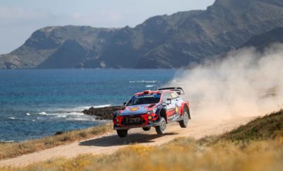 • Η Hyundai Motorsport πραγματοποίησε μια νίκη και διπλό στο βάθρο του Ράλι Σαρδηνίας, τον 8ο γύρο του Παγκοσμίου Πρωταθήματος Ράλι (WRC) του 2019 • Ο Dani Sordo και ο Carlos del Barrio θριάμβευσαν μετά από μια δραματική Power Stage στην οποία ο Ott Tänak αντιμετώπισε πρόβλημα, παραχωρώντας τη νίκη στους Ισπανούς • Ο Andreas Mikkelsen κατέκτησε την τρίτη θέση με αποτέλεσμα η Hyundai Motorsport να κατακτήσει την 1-3 θέση στο βάθρο Η Hyundai Motorsport κατέκτησε την τρίτη της νίκη στο Παγκόσμιο Πρωτάθλημα Ράλι (WRC) του 2019 μετά από ένα δραματικό αγώνα στο Ράλι Σαρδηνίας που ανέδειξε νικητές τους Dani Sordo και Carlos del Barrio. Το ισπανικό πλήρωμα είχε στόχο να εξασφαλίσει τη δεύτερη θέση μετά από ένα ανταγωνιστικό Σαββατοκύριακο. Ωστόσο, τα προβλήματα του Ott Tänak στην Power Stage εξασφάλισαν πλεονεκτική θέση στον Sordo, όπου ανέβηκε στην πρώτη θέση κατακτώντας την πρώτη του νίκη στην Hyundai Motorsport και τη δεύτερη στην καριέρα του στο WRC. Αντίστοιχα, οι Andreas Mikkelsen και Anders Jæger-Amland είχαν τo βλέμμα τους στην τέταρτη θέση, αλλά έπρεπε να αγωνισθούν σκληρά για να ανατρέψουν τη διαφορά των 14 δευτερολέπτων από τον Elfyn Evans. Οι Νορβηγοί αντιμετώπισαν την πρόκληση και η προσπάθειά τους επιβραβεύθηκε καθώς κατέκτησαν την τρίτη θέση και το δεύτερο βάθρο τους στο 2019. Ο Thierry Neuville τερμάτισε στη 6η θέση, κερδίζοντας τρείς επιπλέον βαθμούς για την Hyundai Motorsport. Το αποτέλεσμα του Ράλι Σαρδηνίας δίνει τη δυνατότητα στη Hyundai Motorsport να επεκτείνει το προβάδισμα της στην κατάταξη των κατασκευαστών WRC με 46 βαθμούς έναντι της Toyota Gazoo Racing. Ο Neuville διατηρεί την τρίτη θέση στο πρωτάθλημα των οδηγών με 143 βαθμούς, τρεις πίσω από τον Sébastien Ogier και επτά από τον Tänak με έξι ακόμη αγώνες να έχουν απομείνει για το κλείσιμο της φετινής σεζόν.  Dani Sordo / Carlos del Barrio (# 6 Hyundai i20 Coupe WRC) • Πρώτη νίκη ως οδηγός της Hyundai Motorsport, δεύτερη στην καριέρα του Ισπανού • 25 βαθμοί δίνουν στην ομάδα μια ακόμη ώθηση στην κατάταξη των κατασκευαστών Ο Sordo δήλωσε: "Είναι απίστευτο. Δεν έχω λόγια, είναι απλώς ένα εκπληκτικό συναίσθημα η πρώτη μου νίκη για τη Hyundai και η δεύτερη νίκη μου στην καριέρα μου στο WRC. Φυσικά, λυπάμαι πολύ για τον Ott και την Toyota για την κακή τύχη τους στην Power Stage. Ταυτόχρονα, γνωρίζαμε ότι έπρεπε να διατηρήσουμε την πίεση σε περίπτωση που θα συνέβαινε κάτι τέτοιο. Απλώς δεν μπορώ να πιστέψω ότι συνέβη. Είμαστε γρήγοροι και συνεπείς όλο το σαββατοκύριακο. Δεν ήταν εύκολο, αλλά φτάσαμε στο τέλος - και τώρα έχουμε αυτή τη φανταστική νίκη ως ανταμοιβή. Ευχαριστώ τον Carlos και την ομάδα για την υποστήριξη και την κατάκτηση αυτού του αποτελέσματος."  Andreas Mikkelsen / Anders Jæger-Amland (# 89 Hyundai i20 Coupe WRC) • Η τρίτη θέση σηματοδοτεί το δεύτερο βάθρο του πληρώματος της σεζόν 2019 Ο Mikkelsen δήλωσε: "Δώσαμε τεράστια ώθηση σε μια προσπάθεια να μειώσουμε το χάσμα με τον Elfyn Evans. Έπρεπε να παλέψουμε σκληρά αλλά ήμασταν σίγουροι για τις δυνατότητές μας. Δυστυχώς, ο Ott είχε τα προβλήματά του, τα οποία στη συνέχεια μας έδωσαν μια θέση στο βάθρο. Απροσδόκητο αλλά πολύ ευπρόσδεκτο αποτέλεσμα. Είμαστε ευγνώμονες που καταφέραμε το 1-3 αποτέλεσμα αυτό το Σαββατοκύριακο. " Συνολική τελική κατάταξη – Ράλι Σαρδηνίας 1 D. Sordo C. del Barrio Hyundai i20 Coupe WRC 3:32:27.2 2 T. Suninen J. Lehtinen Ford Fiesta WRC +13.7 3 A. Mikkelsen A. Jæger-Amland Hyundai i20 Coupe WRC +32.6 4 E. Evans S. Martin Ford Fiesta WRC +33.5 5 O. Tänak M. Järveoja Toyota Yaris WRC +1:30.1 6 T. Neuville N. Gilsoul Hyundai i20 Coupe WRC +2:16.7 7 E. Lappi J. Ferm Citroën C3 WRC +2:59.6 8 K. Meeke S. Marshall Toyota Yaris WRC +4:40.1 9 K. Rovanperä J. Halttunen Škoda Fabia R5 +8:24.6 10 J. Kopecky P. Dresler Škoda Fabia R5 +8:49.2 2019 Παγκόσμιο Πρωτάθλημα Ράλι FIA _ Κατάταξη Οδηγών - Μετά τον 8ο γύρο 1 O. Tanak 150 2 S. Ogier 146 3 T. Neuville 143 4 E. Evans 78 5 T. Suninen 62 6 K. Meeke 60 7 A. Mikkelsen 56 8 D. Sordo 52 9 E. Lappi 40 10 J.M Latvala 40 11 S.Loeb 39 2019 Παγκόσμιο Πρωτάθλημα Ράλι FIA _ Κατάταξη Κατασκευαστών - Μετά τον 8ο γύρο 1 Hyundai Shell Mobis World Rally Team 242 2 Toyota Gazoo Racing World Rally Team 198 3 Citroën Total World Rally Team 170