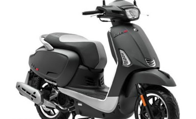 Ακόμη ένα μοντέλο «S» από την Kymco, με τις σπορ καταβολές αυτήν τη φορά να αφορούν στο πλέον κλασσικό σε εμφάνιση scooter της εταιρείας. Το 2018 είχαμε ένα ριζικά αναβαθμισμένο Like II 125i και από το 2019 η προσθήκη του γράμματος «S» θέλει να τονίσει έναν περισσότερο νεανικό χαρακτήρα. Και για να το πετύχουν αυτό οι Ιταλοί σχεδιαστές του R&D της Kymco άλλαξαν τα full Led φωτιστικά σώματα, τοποθέτησαν μια νέα σε σχεδίαση σέλα, επανασχεδίασαν χειρολαβές συνεπιβάτη και κάλυμμα εξάτμισης, όπως επίσης έβαψαν το μοντέλο σε νέα εντυπωσιακά χρώματα με μαύρες λεπτομέρεις που ενισχύουν τη σπορ εικόνα του μοντέλου. Στο πνεύμα ενός modern classic χαρακτήρα, το νέο Like Sport σκοπεύει να προσεγγίσει ένα ολοένα αυξανόμενο κοινό και να προσελκύσει αναβάτες που δεν κάνουν συμβιβασμούς όσον αφορά στις επιλογές τους. O τετράχρονος κινητήρας των 125cc και 11,5Hp διαθέτει τετραβάλβιδη κεφαλή με 1 ΕΕΚ και συμμορφώνεται με τις προδιαγραφές Euro4. Ο κινητήρας τεχνολογίας G5 ECO έχει σχεδιαστεί με γνώμονα την ιδιαίτερα αθόρυβη λειτουργία, την ελαχιστοποίηση των τριβών και τη μειωμένη κατανάλωση. Το ατσάλινο πλαίσιο με τη διπλή ραχοκοκκαλιά διαθέτει ενισχύσεις στα σημεία καταπόνησης και η τεχνολογία S.S.C. που έχει εφαρμοστεί στην κατασκευή του εγγυάται αυξημένη στιβαρότητα και σταθερότητα. Παράλληλα, επιτρέπει την τοποθέτηση του δοχείου καυσίμου χαμηλά στο δάπεδο, με διπλό κέρδος σε ευχρηστία και οδική συμπεριφορά. Αφενός γιατί η τάπα πλήρωσης βρίσκεται χαμηλά στην ποδιά και δεν απαιτείται άνοιγμα της σέλας σε κάθε ανεφοδιασμό και αφετέρου γιατί το χαμηλό κέντρο βάρους προσδίδει στο scooter ευκολότερο και ασφαλέστερο χειρισμό. Επιπρόσθετο κέρδος είναι και η σημαντική αύξηση του χώρου κάτω από τη σέλα, που μπορεί να δεχθεί ένα κράνος και μικροαντικείμενα. Στα φρένα λέμε ναι και τα δύο δισκόφρενα, ένα σε κάθε τροχό, συνδυάζουν τη λειτουργία τους (CBS – Combined Braking System) και εξασφαλίζουν σίγουρο και ασφαλές φρενάρισμα. Τα ψηφιακά όργανα εντυπωσιάζουν, προσφέροντας τρεις(!) οθόνες LCD με ταχύμετρο, στροφόμετρο και στάθμη καυσίμου, χιλιομετρητές, ώρα, θερμοκρασία περιβάλλοντος και τάση μπαταρίας. Στο ντουλαπάκι για μικροαντικείμενα -που κλειδώνει- υπάρχει και παροχή USB για φόρτιση ηλεκτρονικών συσκευών, ενώ δεν θα μπορούσε να λείπει και ο γάντζος ανάρτησης αντικειμένων στην ποδιά. Ρετρό εμφάνιση, σπορ χαρακτηριστικά και ευχρηστία πάνε μαζί σε ένα scooter πόλης που επιπρόσθετα διαθέτει προσεγμένο φινίρισμα και εντυπωσιακή για την κατηγορία ποιότητα κατασκευής. Βασικά χαρακτηριστικά μοντέλου • Τετραβάλβιδος κινητήρας G5 ECO • Προδιαγραφές Euro4 • Δισκόφρενα μπροστά και πίσω • Μεγάλος αποθηκευτικός χώρος κάτω από τη σέλα • Ντουλαπάκι που κλειδώνει • Ψηφιακός πίνακας οργάνων με πλήρεις ενδείξεις • Φωτιστικά σώματα full Led • Άνοιγμα σέλας από τον κεντρικό διακόπτη • Aγκιστρο αποσκευών • Ζάντες αλουμινίου • Θύρα USB To νέο Like Sport καλύπτεται από εργοστασιακή εγγύηση 2 ετών χωρίς περιορισμό χιλιομέτρων. Η τιμή του είναι 2.695€ και μπορείτε να το αποκτήσετε εύκολα με τους εξής τρόπους αποπληρωμής: • Σε 12 άτοκες δόσεις με πιστωτική κάρτα • Σε 18 δόσεις με τραπεζική χρηματοδότηση και επιδότηση μέρους των τόκων • Σε 12-72 δόσεις με έντοκη τραπεζική χρηματοδότηση Περισσότερα για το μοντέλο και τη χρηματοδότησή του μπορείτε να δείτε εδώ https://www.kymco.gr/product/like-s-125i-cbs-e4/