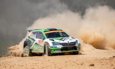 • Η ολοκαίνουργια SKODA Fabia R5 evo, στην «παρθενική» της εμφάνιση στο Παγκόσμιο Πρωτάθλημα Ράλι (WRC) σημείωσε ένα εντυπωσιακό 1-2 στο Ράλι Πορτογαλίας • Η SKODA Fabia R5 evo κέρδισε την πρώτη θέση τόσο στην κατηγορία WRC 2 Pro όσο και στη γενική της κλάσης RC2 • Οι Kalle Rovanperä - Jonne Halttunen σημείωσαν τη δεύτερη νίκη τους στον θεσμό FIA WRC 2 Pro για την SKODA Motorsport, φέρνοντας τη SKODA Fabia R5 evo στην 6η θέση της γενικής κατάταξης, η καλύτερη στην καριέρα του νεαρού Φινλανδού • Οι περσινοί πρωταθλητές WRC 2 Jan Kopecky - Pavel Dresler, επίσης με τη νέα SKODA Fabia R5 evo τερμάτισαν στη 2η θέση της WRC 2 Pro, «κερδίζοντας» και την εντυπωσιακότερη εμφάνιση στον αγώνα, αφού ολοκλήρωσαν μία ολόκληρη Ειδική Διαδρομή με το καπό του Fabia ανοιγμένο! • Πέντε Fabia R5 evo τερμάτισαν στην πρώτη εξάδα της κατηγορίας WRC 2, ενδεικτικό της ανταγωνιστικότητας και της αποτελεσματικότητας της SKODA Δίνοντας συνέχεια στη νίκη του στη Χιλή, ο Kalle Rovanperä με την εργοστασιακή SKODA Fabia R5 evo έκανε στην Πορτογαλία το «back-to-back», χαρίζοντας στην ομάδα της SKODA Motorsport τη νίκη στην κατηγορία WRC 2 Pro. Τη διαφορά εδώ έκανε το γεγονός ότι ο Φινλανδός είχε στα χέρια του την ολοκαίνουργια SKODA Fabia R5 evo, που στο ντεμπούτο της άφησε εξαιρετικές εντυπώσεις. Οι δυνατότητες του νέου αυτοκινήτου φάνηκαν «με το καλημέρα», όταν και οι δύο οδηγοί της SKODA Motorsport σημείωσαν κορυφαίους χρόνους στις Ειδικές Διαδρομές του πρώτου σκέλους. Μπορεί ένα κλατάρισμα να έριξε προσωρινά πίσω στην κατάταξη το Rovanperä, αλλά στη διάρκεια της δεύτερης ημέρας ο νεαρός επανήλθε και πλησίασε τον ομόσταυλό του Kopecky σε απόσταση αναπνοής. Μάλιστα, αυτό που εντυπωσίασε τους γνώστες του σπορ δεν ήταν μόνο οι επιδόσεις του 18χρονου, ο οποίος συμμετείχε για πρώτη φορά στην καριέρα του στην Πορτογαλία, αλλά η ικανότητά του να προστατεύει τα ελαστικά της Fabia R5 evo σε θερμοκρασίες 30 βαθμών Κελσίου! Το απόγευμα της δεύτερης ημέρας, και ενώ ο Rovanperä βρισκόταν ήδη επικεφαλής της κατηγορίας WRC 2 Pro και RC2, ο Jan Kopecky είχε «τη στιγμή του αγώνα». Πριν μπει στην 11η Ειδική Διαδρομή Vieira do Minho, δεν ασφάλισε το καπό του κινητήρα, με αποτέλεσμα αυτό να ανοίξει και να «κολλήσει» στο παρμπρίζ του FABIA R5 evo. Ωστόσο ο Τσέχος οδηγός, βλέποντας ελάχιστα μεν, αλλά καθοδηγούμενος σωστά από τον συνοδηγό του Pavel Dresler, όχι μόνο δεν έκοψε ρυθμό, αλλά έκανε και αξιοπρεπή χρόνο! Τα πληρώματα της SKODA Motorsport, στην τελευταία ημέρα, δεν είχαν παρά να κρατήσουν τις θέσεις τους, πράγμα που έγινε και στον τερματισμό πανηγυρίστηκε δεόντως απ’ όλη την ομάδα το θριαμβευτικό 1-2 των Rovanperä - Halttunen και Kopecky - Dressler, στο ντεμπούτο της SKODA Fabia R5 evo. Επόμενος αγώνας, το Ράλι Ιταλίας, που θα διεξαχθεί στην Σαρδηνία από 13-16 Ιουνίου, στην περιοχή του Alghero. ΣΗΜΕΙΩΣΗ ΣΥΝΤΑΚΤΗ: Το Ράλι Πορτογαλίας, ένας από το πιο παλιούς αγώνες του Παγκοσμίου Πρωταθλήματος Ράλι διοργανώθηκε για πρώτη φορά το 1967 και μπήκε στο θεσμό από το 1973 όταν και απέκτησε τη σημερινή του μορφή ως WRC. Παρέμεινε στο ημερολόγιο του WRC για 29 χρόνια, βρέθηκε εκτός την περίοδο 2002-2006, επιστρέφοντας ως μικτός αγώνας σε άσφαλτο/χώμα το 2007. Παραδοσιακά διοργανώνεται στην περιοχή του Porto, ενώ διακρίνεται από τον υπέρμετρο φανατισμό των θεατών που θεωρούνται ίσως οι πλέον εκδηλωτικοί στον κόσμο. Μόνο η Ειδική Διαδρομή Fafe, με το θρυλικό «πήδημα», συγκεντρώνει κάθε χρόνο περίπου 80.000 θεατές!