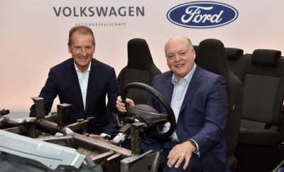 ● Η Volkswagen επενδύει μαζί με την Ford στην Argo AI, την εταιρεία που διαχειρίζεται μία πλατφόρμα αυτόνομων οχημάτων, η οποία αποτιμάται σε περισσότερα από 7 δισ. δολαρίων. Η συνεργασία θα επιτρέψει και στους δύο κατασκευαστές να ενσωματώσουν το σύστημα αυτόνομης οδήγησης της Argo AI, ανεξάρτητα, στα δικά τους οχήματα, επιτυγχάνοντας σημαντικές οικονομίες κλίμακας ● Η Ford θα χρησιμοποιήσει την EV αρχιτεκτονική της Volkswagen και την πλατφόρμα Modular Electric Toolkit (MEB) για το σχεδιασμό και την κατασκευή τουλάχιστον ενός πλήρως ηλεκτρικού οχήματος με υψηλό όγκο πωλήσεων στην Ευρώπη που θα απευθύνεται σε Ευρωπαίους πελάτες, ξεκινώντας το 2023. Έτσι θα εκπληρώσει ταχύτερα τη δέσμευσή της να προσφέρει προηγμένα επιβατικά αυτοκίνητα αξιοποιώντας τις οικονομίες κλίμακας της Volkswagen ● Η Ford και η VW ήδη συνεργάζονται για την ανάπτυξη επαγγελματικών van και μεσαίων pickup για κάθε μάρκα σε επιλεγμένες παγκόσμιες αγορές, ξεκινώντας το 2022. Ο διαμοιρασμός του κόστους εξέλιξης θα δημιουργήσει σημαντικές συνέργειες ● Η παγκόσμια συμμαχία Volkswagen-Ford – που δεν συνεπάγεται διασταυρούμενη ιδιοκτησία μεταξύ των εταιρειών – αναμένεται να δημιουργήσει ετήσιες αποδόσεις για κάθε εταίρο Η Ford Motor Company και η Volkswagen AG ανακοίνωσαν την επέκταση της παγκόσμιας συμμαχίας τους που περιλαμβάνει τώρα και ηλεκτρικά οχήματα – και θα συνεργαστούν με την Argo AI για την εισαγωγή της τεχνολογίας αυτόνομων οχημάτων σε ΗΠΑ και Ευρώπη – κάτι που θα επιτρέψει και στις δύο εταιρείες να παρέχουν καλύτερες υπηρεσίες στους πελάτες, βελτιώνοντας παράλληλα την ανταγωνιστικότητά τους και τις κεφαλαιακές αποδόσεις. Ο CEO της Volkswagen, Dr. Herbert Diess, ο Ford President & CEO Jim Hackett και ο CEO της Argo AI, Bryan Salesky, ανακοίνωσαν ότι η Volkswagen ενώνει τις δυνάμεις της με τη Ford επενδύοντας στην Argo AI, την εταιρεία διαχείρισης μιας πλατφόρμας αυτόνομων οχημάτων. Χάρη στη συνεργασία των Ford και Volkswagen, το σύστημα αυτόνομης οδήγησης της Argo AI (SDS) είναι το πρώτο με σχέδια εμπορικής ανάπτυξης για την Ευρώπη και τις ΗΠΑ. Επιπλέον, καθώς θα μπορεί να αξιοποιηθεί η παγκόσμια εμβέλεια και των δύο αυτοκινητοβιομηχανιών, η πλατφόρμα της Argo AI έχει τις μεγαλύτερες προοπτικές γεωγραφικής ανάπτυξης από οποιαδήποτε τεχνολογία αυτόνομης οδήγησης μέχρι σήμερα. Η Volkswagen και η Ford θα ενσωματώσουν ανεξάρτητα το σύστημα SDS της Argo AI, σε οχήματα κατασκευασμένα ειδικά για αυτό το σκοπό, προκειμένου να υποστηρίξουν τις διαφορετικές φιλοσοφίες των δύο εταιρειών στον τομέα της μεταφοράς ατόμων και αγαθών. Στόχος της Argo AI παραμένει η δημιουργία ενός συστήματος αυτόνομης οδήγησης SAE Επιπέδου 4 για χρήση σε υπηρεσίες ride sharing και παράδοσης αγαθών σε πυκνοκατοικημένες αστικές περιοχές. Η Ford και η Volkswagen θα είναι ισότιμοι εταίροι στην Argo AI, και μαζί θα κατέχουν την πλειοψηφία των μετοχών. Το υπόλοιπο θα διατεθεί υπό τη μορφή κινήτρων στους υπαλλήλους της Argo AI. Η εξαγορά υπόκειται στις σχετικές εγκρίσεις των ρυθμιστικών αρχών και τελεί υπό τις συνήθεις συνθήκες κλεισίματος. «Ενώ η Ford και η Volkswagen παραμένουν ανεξάρτητες και άκρως ανταγωνιστικές στην αγορά, η συνεργασία τους με την Argo AI πάνω σε αυτή τη σημαντική τεχνολογία μας επιτρέπει να προσφέρουμε απαράμιλλες δυνατότητες, οικονομίες κλίμακας και γεωγραφική εμβέλεια» δήλωσε ο Hackett. «Η απελευθέρωση των συνεργειών σε ποικίλους τομείς μας επιτρέπει να επιδεικνύουμε τη δύναμη της παγκόσμιας συμμαχίας μας, την εποχή των έξυπνων αυτοκινήτων για έναν έξυπνο κόσμο.» Οι ηγέτες των εταιρειών ανακοίνωσαν επίσης ότι η Ford θα γίνει η πρώτη αυτοκινητοβιομηχανία που θα χρησιμοποιεί την ειδική αρχιτεκτονική ηλεκτρικών οχημάτων της Volkswagen και την πλατφόρμα Modular Electric Toolkit – ή MEB – για τη δημιουργία ενός οχήματος μηδενικών ρύπων στην Ευρώπη, ξεκινώντας το 2023. Η Ford αναμένεται να κατασκευάσει μέσα σε έξι χρόνια πάνω από 600.000 Ευρωπαϊκά οχήματα που θα χρησιμοποιούν την αρχιτεκτονική MEB, ενώ ένα δεύτερο, ολοκαίνουργιο μοντέλο της Ford για Ευρωπαίους πελάτες, είναι υπό συζήτηση. Αυτό έρχεται να υποστηρίξει την Ευρωπαϊκή στρατηγική της Ford, στο πλαίσιο της οποίας η εταιρεία συνεχίζει να αξιοποιεί τα πλεονεκτήματά της – συμπεριλαμβανομένων των επαγγελματικών οχημάτων, των ασυναγώνιστων crossover και των εισαγόμενων εμβληματικών της μοντέλων, όπως η Mustang και το Explorer. Η Volkswagen ξεκίνησε την ανάπτυξη της αρχιτεκτονικής MEB το 2016 επενδύοντας περίπου 7 δισ. δολάρια στην εν λόγω πλατφόρμα. Ο κατασκευαστής σχεδιάζει να χρησιμοποιήσει την πλατφόρμα για την κατασκευή περίπου 15 εκατομμυρίων οχημάτων την επόμενη δεκαετία μόνο για το Volkswagen Group. Για τη Ford, η χρήση της αρχιτεκτονικής MEB της Volkswagen αποτελεί τμήμα μιας επένδυσης ύψους άνω των 11,5 δισ. δολαρίων σε ηλεκτρικά οχήματα σε όλο τον κόσμο – και υποστηρίζει τη δέσμευση της Ford να προσφέρει στους Ευρωπαίους πελάτες της μία ευρεία γκάμα ηλεκτρικών οχημάτων τηρώντας παράλληλα τις δεσμεύεις της περί βιωσιμότητας. «Μακροπρόθεσμα, ακόμα περισσότεροι πελάτες και το περιβάλλον θα επωφεληθούν από την πρωτοποριακή αρχιτεκτονική EV της Volkswagen. Η παγκόσμια συμμαχία μας φαίνεται ακόμα πιο υποσχόμενη, και συνεχίζουμε να εξετάζουμε το ενδεχόμενο συνεργασίας και σε άλλους τομείς» δήλωσε ο Diess. «Η διεύρυνση της χρήσης της πλατφόρμας ΜΕΒ μειώνει τα κόστη ανάπτυξης των οχημάτων μηδενικών ρύπων, επιτρέποντας μία ευρύτερη και ταχύτερη παγκόσμια υιοθέτηση των ηλεκτρικών οχημάτων. Αυτό βελτιώνει τις θέσεις και των δύο εταιρειών, μέσω μεγαλύτερης κεφαλαιακής απόδοσης, περαιτέρω ανάπτυξης και βελτιωμένης ανταγωνιστικότητας.» Η συμμαχία, η οποία καλύπτει συνεργασίες εκτός των κοινών επενδύσεων των Volkswagen και Ford στην Argo AI, δεν συνεπάγεται διασταυρούμενη ιδιοκτησία μεταξύ των δύο εταιρειών και είναι ανεξάρτητη από την επένδυση στην Argo AI. Η συμμαχία διοικείται από μία κοινή επιτροπή, στο τιμόνι της οποίας βρίσκονται οι Hackett και Diess, ενώ περιλαμβάνει υψηλόβαθμα στελέχη και από τις δύο εταιρείες. Οι εταιρείες επίσης στοχεύουν να προσφέρουν μεσαία pick up φορτηγά για την παγκόσμια αγορά, ξεκινώντας το 2022, ενώ θα ακολουθήσουν επαγγελματικά van.