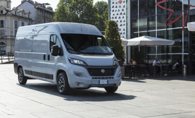 Το νέο Fiat Professional Ducato, πιο αποδοτικό και προηγμένο από ποτέ ξεκινά την πορεία του στην Ελληνική αγορά με τιμές από 26.800 ευρώ (συμπεριλαμβανομένου Φ.Π.Α. 24%) Διαθέσιμο με νέους κινητήρες Euro 6D (πετρελαίου ή CNG), νέο αυτόματο κιβώτιο 9 σχέσεων και το σύστημα ECOpack προσφέρει υψηλή απόδοση, κορυφαία αξιοπιστία και φιλικότητα προς το περιβάλλον. Για πρώτη φορά το μοντέλο είναι διαθέσιμο με τα πλέον προηγμένα συστήματα πολυμέσων και υποβοήθησης οδήγησης (ADAS). Κορυφαίες μεταφορικές δυνατότητες με ωφέλιμο όγκο από 8 έως 17 κ.μ. και ωφέλιμο βάρος από 1.140 έως 1.575 κιλά. Όπως κάθε Ducato, το νέο μοντέλο ξεχωρίζει για την ευρεία γκάμα εκδόσεων και τη δυνατότητα εξαιρετικά μεγάλου αριθμού μετασκευών. Για περιορισμένο αριθμό αυτοκινήτων το νέο Ducato είναι διαθέσιμο με έκπτωση 3.000 ευρώ. Το νέο Fiat Professional Ducato, βασιζόμενο στην επιτυχία του προκατόχου του βελτιώνεται στα σημεία προσφέροντας μια απόλυτα ολοκληρωμένη και αποδοτική λύση στην κατηγορία. Με στόχο το ελάχιστο δυνατό κόστος χρήσης η ανανεωμένη εμφάνιση συνδυάζεται με μία σειρά νέων diesel κινητήρων προδιαγραφών Euro 6D με απόδοση από 120 έως 140 ίππους, ενώ για πρώτη φορά διαθέσιμο είναι το νέο αυτόματο κιβώτιο των 9 σχέσεων που προσφέρει κορυφαία επίπεδα άνεσης, βελτιστοποιώντας παράλληλα τα επίπεδα κατανάλωσης καυσίμου. Διαθέσιμη είναι και η έκδοση Natural Power που χρησιμοποιεί φυσικό αέριο με απόδοση 136 ίππους και 350Nm ροπής. Με το Ducato Natural Power η Fiat Professional έρχεται να ολοκληρώσει ιδανικά τη γκάμα CNG με τα Panda Van, Fiorino, και Doblo Cargo. Όλες οι εκδόσεις του νέου Ducato εφοδιάζονται με το EcoPack, ένα σύνολο έξυπνων τεχνολογιών που σαν στόχο έχουν την οικονομία καυσίμου και την προστασία του περιβάλλοντος. Το σύστημα περιλαμβάνει λειτουργία Start & Stop, έναν έξυπνο εναλλάκτη, την ηλεκτρονικά ελεγχόμενη αντλία καυσίμου και ένα προηγμένο λογισμικό που διασφαλίζει τη χαμηλότερη δυνατή κατανάλωση καυσίμου. Παράλληλα όλες οι εκδόσεις του νέου Ducato είναι διαθέσιμες με ένα πλήρες πακέτο υποβοήθησης οδήγησης (ADAS) που περιλαμβάνει εκτός των άλλων σύστημα επόπτευσης τυφλού σημείο, σύστημα αυτόματης πέδησης, σύστημα προειδοποίησης ακούσιας αλλαγής πορείας κ.α., προσφέροντας κορυφαία επίπεδα ενεργητική ασφάλειας. Αντίστοιχα το νέο σύστημα πολυμέσων διαθέτει συμβατότητα με τα συστήματα Apple CarPlay και Android Auto αναβαθμίζοντας σημαντικά τα επίπεδα άνεσης, αλλά και ασφάλειας. Το νέο Fiat Professional Ducato είναι διαθέσιμο προς παραγγελία και στην Ελληνική αγορά με τιμές που ξεκινούν από τις 26.800 ευρώ (συμπεριλαμβανομένου του ΦΠΑ 24%), ενώ τα πρώτα αυτοκίνητα θα βρίσκονται στις εκθέσεις μέσα στον προσεχή Σεπτέμβριο. Για περιορισμένο αριθμό αυτοκινήτων το μοντέλο είναι διαθέσιμο με έκπτωση 3.000 ευρώ.