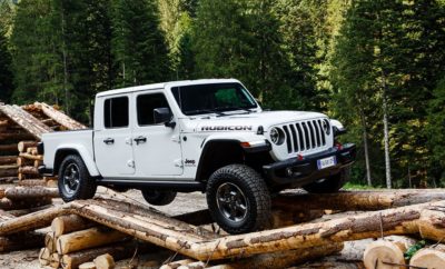 Το νέο Jeep® Gladiator θα είναι το αστέρι του φετινού Camp Jeep - της ετήσιας συνάντησης των φίλων της Jeep που θα πραγματοποιηθεί την περίοδο 12-14 Ιουλίου. Ένα ξεχωριστό όχημα, το νέο Jeep Gladiator σηματοδοτεί την επιστροφή της μάρκας στην κατηγορία των pickup. Μοντέρνος σχεδιασμός με χαρακτηριστικά στιλιστικά στοιχεία που το κάνουν άμεσα αναγνωρίσιμο ως ένα αυθεντικό Jeep. Το μόνο αυθεντικό πλήρως ανοικτό 4x4 pickup με εύκολη στη χρήση μαλακή οροφή, δύο hard tops και αναδιπλούμενο παρμπρίζ για απόλυτη ελευθερία. Μοναδικές εκτός δρόμου δυνατότητες με τα συστήματα τετρακίνησης Command-Trac και Rock-Trac, άξονες Dana 44 τρίτης γενιάς, εμπρός και πίσω διαφορικά με δυνατότητα ηλεκτρονικού κλειδώματος και δυνατότητα ηλεκτρονικής αποσύνδεσης της εμπρόσθιας αντιστρεπτικής ράβδου (μοναδικό χαρακτηριστικό στην κατηγορία). Ανάρτηση ρυθμισμένη για βέλτιστη άνεση στις καθημερινές μετακινήσεις χωρίς να θυσιάζει στο ελάχιστο τις εκτός δρόμου ικανότητες του οχήματος. Προηγμένοι κινητήρες που περιλαμβάνουν το V6 βενζινοκινητήρα Pentastar των 3,6 λίτρων απόδοσης 285 ίππων (αγορές εκτός Ευρώπης) και τον diesel V6 EcoDiesel κινητήρα πετρελαίου χωρητικότητας 3 λίτρων και απόδοση 260 ίππων (Ευρωπαϊκές αγορές). Προηγμένη τεχνολογία που περιλαμβάνει εμπρόσθια κάμερα για καλύτερη ορατότητα στις εκτός δρόμου διαδρομές και το σύστημα UconnectTM 4ης γενιάς με συμβατότητα Apple CarPlay - Android Auto και την επιλογή οθόνης αφής 7 ή 8,4 ιντσών. Εφοδιασμένο με μία σειρά προηγμένων συστημάτων υποβοήθησης οδήγησης που περιλαμβάνουν σύστημα επόπτευσης τυφλής γωνίας, σύστημα προειδοποίησης σύγκρουσης και αυτόματου φρεναρίσματος και ενεργό σύστημα διατήρησης ταχύτητας. Μία σειρά που περιλαμβάνει περισσότερα από 150 αυθεντικά αξεσουάρ Jeep® από την Mopar®, τα οποία διευρύνουν σημαντικά τις επιλογές εξατομίκευσης του Gladiator. To Gladiator θα είναι διαθέσιμο στις Ευρωπαϊκής αγορές την επόμενη χρονιά. Στο Camp Jeep οι επισκέπτες θα μπορούν να δουν δύο Jeep Gladiator στην έκδοση Rubicon με τις κορυφαίες εκτός δρόμου δυνατότητες, τα οποία θα είναι εφοδιασμένα με αξεσουάρ από την Mopar. Οι Ευρωπαίοι αγοραστές θα έχουν μία πρώτη ευκαιρία να γνωρίσουν από κοντά το νέο Jeep® Gladiator στο φετινό Camp Jeep® - την ετήσια συνάντηση των φίλων της μάρκας- η οποία θα πραγματοποιηθεί στο San Martino di Castrozza, στους Δολομίτες, την περίοδο 12-14 Ιουλίου. Το νέο Jeep Gladiator στηρίζεται στην πλούσια κληρονομιά της μάρκας προσφέροντας αυθεντικό σχεδιασμό Jeep, πρακτικότητα, αποδοτικούς κινητήρες, κορυφαίες εντός και εκτός δρόμου δυνατότητες και προηγμένα τεχνολογικά συστήματα υποβοήθησης οδήγησης και συνδεσιμότητας. Το πρώτο pick-up της μάρκας μας μεταφέρει πίσω στο 1947, όταν η Willys Overland παρουσίασε το σχετικό βασισμένο στο CJ-2A τετρακίνητο μοντέλο. Στη συνέχεια ακολούθησε μια σειρά pick-up μοντέλων όπως τα FC-150/170 (1957-1965), η σειρά Jeep Gladiator/J Series (1963-1987), το Jeep CJ-8 Scrambler (1981-1985) και το Jeep Comanche (1986-1992). Σήμερα, μετά από 27 χρόνια, η μάρκα Jeep επιστρέφει στην κατηγορία pickup με μια μοναδική πρόταση που ξεχωρίζει για τον ανοικτό της χαρακτήρα, τις κορυφαίες εκτός δρόμου δυνατότητες, την προηγμένη τεχνολογία και την ελευθερία να μεταφέρει κανείς φορτίο και εξοπλισμό στον μήκους 152εκ. χώρο φόρτωσης. Ένα πραγματικά μοναδικό όχημα, το νέο Jeep Gladiator εξελίσσει τη φιλοσοφία του Wrangler αυξάνοντας την πρακτικότητα και την ελευθερία που προσφέρει προς τον χρήστη. Οι κορυφαίες εκτός δρόμου δυνατότητες στηρίζονται στα συστήματα τετρακίνησης Command-Trac και Rock-Trac, τους 3ης γενιάς άξονες Dana 44, τα εμπρός και πίσω διαφορικά με ηλεκτρονικό κλείδωμα και την ηλεκτρονικά απενεργοποιουμένη αντιστρεπτική ράβδο. Κατασκευασμένο στο Toledo του Οχάιο, το νέο Jeep Gladiator προσφέρεται σε τρία επίπεδα εξοπλισμού: Sport, Overland και Rubicon. Η διάθεση του στην Ευρωπαϊκή αγορά αναμένεται στο 2ο 6μηνο του επόμενου έτους. Μοντέρνος, αλλά αυθεντικός σχεδιασμός Jeep Το νέο Jeep Gladiator διαθέτει ένα στιβαρό, όσο και ξεχωριστό σχεδιασμό που είναι άμεσα αναγνωρίσιμος στα πλαίσια της εικόνας της μάρκας. Η σχεδιαστική ομάδα της Jeep διατήρησε την κλασσική γρίλια με τις επτά κάθετες εισαγωγές αέρα, διευρύνοντας το μέγεθος τους ώστε να προσφέρουν περισσότερο αέρα στον κινητήρα. Οι εκδόσεις Overland και Rubicon προσφέρουν φώτα και προβολείς ομίχλης τεχνολογίας LED το λευκό χρώμα των οποίων ενισχύουν τη μοντέρνα εικόνα του Gladiator. Στην πίσω πλευρά τα παραδοσιακά τετράγωνα φώτα είναι επίσης τεχνολογίας LED και βρίσκονται στις άκρες του αμαξώματος ώστε να επιτρέπουν το μέγιστο πλάτος για την πόρτα του χώρου φόρτωσης η οποία μπορεί να κλειδώσει σε τρεις διαφορετικές θέσεις. Έξυπνος και πρακτικός είναι και ο ανθεκτικός χώρος φόρτωσης του Gladiator. Ο κρυφός φωτισμός και η εξωτερική ηλεκτρική παροχή (230V) ενισχύουν περαιτέρω την πρακτικότητα, ενώ το σύστημα Trail Rail Cargo Management System προσφέρει επιπλέον επιλογές για την οργάνωση του χώρου και την ασφάλιση του φορτίου. Τέσσερις βίδες στο πάνω μέρος του παρμπρίζ επιτρέπουν την εύκολη και γρήγορη αναδίπλωση του. Μία μπάρα συνδέει τις κολόνες και μένει στη θέση της επιτρέποντας εκτός των άλλων και τη στήριξη του εσωτερικού καθρέπτη ανεξάρτητα από τη θέση του παρμπρίζ. Αντίστοιχα οι κατασκευασμένες από ειδικό κράμα αλουμινίου πόρτες έχουν χαμηλό βάρος και είναι ιδιαίτερα στιβαρές, ενώ μπορούν να αφαιρεθούν πολύ εύκολα μέσω βιδών τύπου Torx. Τέλος τα Gladiator Overland και Rubicon χρησιμοποιούν μια βαμμένη στο χρώμα του αμαξώματος σκληρή οροφή τριών τεμαχίων, η οποία μπορεί να αφαιρεθεί με μεγάλη ευκολία μέσω ενός συστήματος quick release. Εσωτερικό που συνδυάζει το αυθεντικό στιλ με την πρακτικότητα και την τεχνολογία Το εσωτερικό του νέου Jeep Gladiator συνδυάζει το αυθεντικό στιλ με την πρακτικότητα και την άνεση. Η υψηλή ποιότητα στα υλικά και τη συναρμογή είναι πανταχού παρούσα στο εσωτερικό. Στο κεντρικό τμήμα του ταμπλό ξεχωρίζει η οθόνη αφής των 7 -ή προαιρετικά των 8,4 ιντσών- του συστήματος UconnectTM. Παράλληλα ο πίνακας οργάνων περιλαμβάνει μία οθόνη τεχνολογίας TFT 3,5 ή προαιρετικά 7 ιντσών, η οποία μπορεί να διαμορφωθεί με περισσότερους από 100 τρόπους. Τα πίσω καθίσματα έχουν επίσης μοναδικό σχεδιασμό τα οποία επιτρέπει τη διαμόρφωση επιπλέον χώρου φόρτωσης, ενώ στο εσωτερικό διάσπαρτες βρίσκονται έξυπνες θέσεις αποθήκευσης. Τέλος η βάση των πίσω καθισμάτων διαθέτει επιπλέον αποθηκευτικό χώρο. Το νέο Jeep Gladiator ξεχωρίζει για τη χρηστικότητα του. Έτσι για παράδειγμα στις εκδόσεις Rubicon υπάρχει μία εμπρός κάμερα που είναι ιδιαίτερα χρήσιμη στις εκτός δρόμου διαδρομές. Για επιπλέον ευκολία η κάμερα διαθέτει σύστημα αυτοκαθαρισμού που εξασφαλίζει την αποτελεσματική της χρήση ακόμα και στις πιο δύσκολες συνθήκες. Προηγμένα και φιλικά προς το περιβάλλον κινητήρια σύνολα Η γκάμα του νέου Jeep Gladiator περιλαμβάνει τον V6 βενζινοκινητήρα Pentastar των 3,6 λίτρων (για τις αγορές εκτός Ευρώπης) και το νέο V6 πετρελαιοκινητήρα EcoDiesel χωρητικότητας 3 λίτρων που θα είναι διαθέσιμος στις αγορές της Ευρώπης. Ο κινητήρας EcoDiesel έχει απόδοση 260 ίππους και 600 Nm ροπής και κατασκευάζεται από την FCA στην Ευρώπη. Χρησιμοποιεί προηγμένη τεχνολογία για τον στροβυλοσυμπιεστή, καθώς και μια σειρά στοιχείων που μειώνουν τις τριβές και αυξάνουν την απόδοση. Ο κινητήρας συνδυάζεται με ένα αυτόματο κιβώτιο 8 σχέσεων που βελτιστοποιεί τις δυνατότητες του οχήματος. Το πιο ικανό Pick-up που κατασκευάστηκε ποτέ Το Jeep Gladiator προσφέρει κορυφαίες εκτός δρόμου δυνατότητες χάρη στα προηγμένα συστήματα τετρακίνησης με τα οποία είναι διαθέσιμο. Το Command-Trac 4x4 εφοδιάζει τις εκδόσεις Sport και Overland και διαθέτει δύο τελικές σχέσεις μετάδοσης και ανθεκτικούς άξονες Dana 44 3ης γενιάς. Στο Gladiator Rubicon, το σύστημα Rock-Trac 4x4 συνδυάζεται με ενισχυμένους άξονες Dana 44 3ης γενιάς και την επιλογή "4LO" που προσφέρει ιδιαίτερα «κοντή» σχέση μετάδοσης 4:1. Το Gladiator Rubicon προσφέρει επιπλέον ελευθερία άρθρωσης και μεγαλύτερες διαδρομές της ανάρτησης, καθώς και σύστημα απενεργοποίησης της αντιστρεπτικής ράβδου. Σε συνδυασμό με το κιβώτιο των 8 σχέσεων το Gladiator Rubicon προσφέρει εξαιρετικά «κοντή» σχέση 77.2:1, δίνοντας τη δυνατότητα υπέρβασης και τον πιο δύσκολων εμποδίων. Και τα δύο συστήματα τετρακίνησης προσφέρουν βέλτιστη διαχείρισης της ροπής επιτρέποντας τα υψηλότερα δυνατά επίπεδα πρόσφυσης σε κάθε συνθήκη. Παράλληλα διαθέσιμο είναι το διαφορικό περιορισμένης ολίσθησης Trac-Lok στις εκδόσεις Sport και Overland για ακόμα καλύτερη πρόσφυση σε συνθήκες χαμηλής πρόσφυσης (π.χ. άμμος, χίονι, κτλ.). Οι εκδόσεις Gladiator Sport, Overland και Rubicon χάρη στις κορυφαίες εκτός δρόμου δυνατότητες τους έχουν την πιστοποίηση Trail Rated με: Σύστημα Command-Trac 4x4 με διαθέσιμη «κοντή» σχέση μετάδοσης 2.72:1 (στο βασικό εξοπλισμό των εκδόσεων Sport και Overland). Σύστημα Rock-Trac 4x4 με επιλογή "4LO" και σχέση μετάδοσης 4:1, καθώς και εμπρός και πίσω διαφορικά με επιλογή κλειδώματος στην έκδοση Rubicon. Προστατευτικές ποδιές πατώματος εμπρός και πίσω. Ενισχυμένους προφυλακτήρες στην έκδοση Rubicon. Γωνία προσέγγισης 43,6ο , γωνία ράμπας 20,3ο, γωνία αποχώρησης 26ο και 28,2 εκ. απόσταση από το έδαφος. Δυνατότητα υπέρβασης υδάτινου κωλύματος ύψους 76εκ. Δυνατότητα ρυμούλκησης έως 2.722 κιλά και μεταφορική ικανότητα 725 κιλών. Το στιβαρό πλαίσιο αποτελεί τη βάση για την αντοχή των μοντέλων της Jeep. Το Gladiator εκτός από το ενισχυμένο πλαίσιο διαθέτει ένα σύστημα ανάρτησης 5 σημείων που προσφέρει υψηλά επίπεδα άνεσης και ασφάλειας. Το πλαίσιο του Gladiator είναι κατασκευασμένο από προηγμένα υλικά με χαμηλό βάρος, αλλά κορυφαία αντοχή. Συγκρινόμενο με το πλαίσιο του Jeep Wrangler, το πλαίσιο του Gladiator έχει μεγαλύτερο μήκος κατά 78,7 εκ., ενώ το μεταξόνιο είναι μεγαλύτερο κατά 49,2 εκ. Οι μεγαλύτερες διαστάσεις και η θέση του χώρου φόρτωσης επιτρέπουν την εξαιρετική σταθερότητα και τη βέλτιστη κατανομή βάρους. Προηγμένα συστήματα τεχνολογίας Η ασφάλεια αποτέλεσε βασικό στοιχείο κατά την εξέλιξη του νέου Jeep Gladiator, το οποίο προσφέρει μια σειρά συστημάτων παθητικής και ενεργητικής ασφάλειας, όπως το σύστημα επόπτευσης τυφλής γωνίας, σύστημα προειδοποίησης σύγκρουσης και αυτόματου φρεναρίσματος, ενεργό σύστημα διατήρησης ταχύτητας, καθώς βέβαια και το προηγμένο σύστημα ελέγχου ευστάθειας με σύστημα αποφυγής ανατροπής. Τέλος το 4ης γενιάς σύστημα πολυμέσων και πλοήγησης UconnectTM προσφέρει προηγμένες εφαρμογές μέσω της οθόνης αφής των 7 ή προαιρετικά των 8,4 ιντσών. Το σύστημα είναι συμβατό με τις εφαρμογές Apple CarPlay και Android Auto. Περισσότερα από 150 αυθεντικά αξεσουάρ Jeep® από την Mopar® για το νέο Gladiator Η Mopar® - η εταιρεία της FCA που ειδικεύεται στις υπηρεσίες και τα προϊόντα after sales για τις μάρες του ομίλου- θα προσφέρει περισσότερα από 150 νέα αξεσουάρ στους αγοραστές του νέου Jeep Gladiator. Η σειρά περιλαμβάνει αξεσουάρ που αφορούν στην εμφάνιση, την πρακτικότητα, τις μεταφορικές δυνατότητες, αλλά και τις εκτός δρόμου δυνατότητες του μοντέλου. Στα πλαίσια του Camp Jeep 2019 το κοινό θα μπορεί να γνωρίσει δύο Gladiator που είναι εφοδιασμένα με αξεσουάρ της Mopar®.