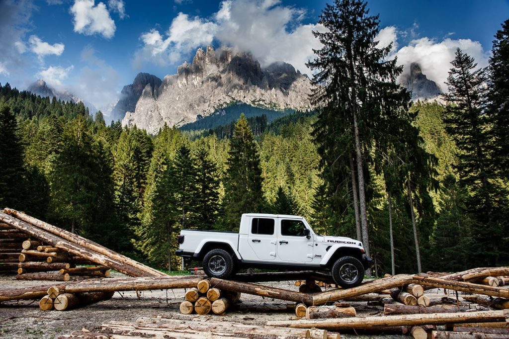 To Camp Jeep τη φετινή χρονιά θα πραγματοποιηθεί την περίοδο 12-14 Ιουλίου στο San Martino di Castrozza στην Ιταλία. Πρόκειται για τη μεγαλύτερη συνάντηση φίλων της Jeep στην Ευρώπη. Στα πλαίσια της εκδήλωσης οι επισκέπτες θα έχουν την ευκαιρία να δουν από κοντά για πρώτη φορά το νέο pick-up Gladiator που σηματοδοτεί την επιστροφή της εταιρείας στην κατηγορία μετά από 27 χρόνια. Παράλληλα η ειδική έκδοση του νέου Wrangler 1941 της Mopar και μια σειρά κλασσικών αυτοκινήτων της μάρκας θα δείξουν με τον καλύτερο τρόπο τις κορυφαίες δυνατότητες εξατομίκευσης που προσφέρουν τα μοντέλα της Jeep. Το κοινό θα έχει να τη δυνατότητα να δοκιμάσει τις εκτός δρόμου δυνατότητες των μοντέλων της μάρκας κάτω από την καθοδήγηση των εκπαιδευτών της Jeep Academy. To Camp Jeep® 2019, η μεγαλύτερη ετήσια εκδήλωση για τους φίλους της μάρκας, θα πραγματοποιηθεί την περίοδο 12-14 Ιουλίου στο San Martino di Castrozza στην περιοχή των Δολομιτών στην Ιταλία συγκεντρώνοντας περισσότερους από 1.600 φίλους της μάρκας και 800 οχήματα. Το 3ημερο πρόγραμμα αποτελεί μια γιορτή ελευθερίας, πάθους για περιπέτεια, αλλά και μια ευκαιρία για να ανακαλύψει το κοινό τις κορυφαίες εκτός δρόμου δυνατότητες των μοντέλων της μάρκας. Οι ειδικοί της Jeep σχεδίασαν διαδρομές συνολικού μήκους άνω των 40 χιλιομέτρων όπου οι οδηγοί με τη βοήθεια των εκπαιδευτών της Jeep Academy θα μπορέσουν να βελτιώσουν τις οδηγικές τους ικανότητες και να εκμεταλλευτούν το μέγιστο των δυνατοτήτων των οχημάτων τους. Παράλληλα το Camp Jeep αποτελεί μια ιδιαίτερα ευαισθητοποιημένη προς το περιβάλλον εκδήλωση, με τις κατασκευές του Camp να έχουν δημιουργηθεί με τη χρησιμοποίηση ξυλείας από τα δέντρα που κατέστρεψαν οι καταιγίδες που χτύπησαν τον περασμένο Οκτώβριο την περιοχή και χρειάζεται να απομακρυνθούν ώστε να αποκατασταθεί ο χώρος. Οι φίλοι της μάρκας από όλη την Ευρώπη θα έχουν την ευκαιρία στα πλαίσια της εκδήλωσης να ανακαλύψουν για πρώτη φορά το νέο pickup της Jeep, το Gladiator, με το οποίο η μάρκα επιστρέφει στην κατηγορία μετά από 27 χρόνια. Παράλληλα η ειδική έκδοση του νέου Wrangler 1941 από τη Mopar, αλλά και η πλούσια σειρά διαθέσιμων αξεσουάρ, θα αποδείξουν για ακόμα μία φορά το λόγο που η Jeep είναι η κορυφαία μάρκα και σε επίπεδο εξατομίκευσης. Παράλληλα, συνδέοντας το παρελθόν με το παρόν της μάρκας, στο Camp Jeep, το κοινό θα μπορέσει να απολαύσει σπάνια δείγματα ειδικών εκδόσεων μοντέλων της μάρκας από τις δεκαετίες του 60, του 70 και το 80 που συνέβαλαν με τον ξεχωριστό τους χαρακτήρα στο μύθο του ονόματος Jeep. Τέλος η εκδήλωση θα πλαισιωθεί από μία σειρά δρώμενων (συναυλίες, αθλητικές δραστηριότητες, παιχνίδια για τα παιδιά, κτλ.) που θα εκφράσουν με τον καλύτερο τρόπο τη φιλοσοφία και το ελεύθερο πνεύμα της μάρκας.