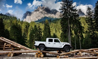 To Camp Jeep τη φετινή χρονιά θα πραγματοποιηθεί την περίοδο 12-14 Ιουλίου στο San Martino di Castrozza στην Ιταλία. Πρόκειται για τη μεγαλύτερη συνάντηση φίλων της Jeep στην Ευρώπη. Στα πλαίσια της εκδήλωσης οι επισκέπτες θα έχουν την ευκαιρία να δουν από κοντά για πρώτη φορά το νέο pick-up Gladiator που σηματοδοτεί την επιστροφή της εταιρείας στην κατηγορία μετά από 27 χρόνια. Παράλληλα η ειδική έκδοση του νέου Wrangler 1941 της Mopar και μια σειρά κλασσικών αυτοκινήτων της μάρκας θα δείξουν με τον καλύτερο τρόπο τις κορυφαίες δυνατότητες εξατομίκευσης που προσφέρουν τα μοντέλα της Jeep. Το κοινό θα έχει να τη δυνατότητα να δοκιμάσει τις εκτός δρόμου δυνατότητες των μοντέλων της μάρκας κάτω από την καθοδήγηση των εκπαιδευτών της Jeep Academy. To Camp Jeep® 2019, η μεγαλύτερη ετήσια εκδήλωση για τους φίλους της μάρκας, θα πραγματοποιηθεί την περίοδο 12-14 Ιουλίου στο San Martino di Castrozza στην περιοχή των Δολομιτών στην Ιταλία συγκεντρώνοντας περισσότερους από 1.600 φίλους της μάρκας και 800 οχήματα. Το 3ημερο πρόγραμμα αποτελεί μια γιορτή ελευθερίας, πάθους για περιπέτεια, αλλά και μια ευκαιρία για να ανακαλύψει το κοινό τις κορυφαίες εκτός δρόμου δυνατότητες των μοντέλων της μάρκας. Οι ειδικοί της Jeep σχεδίασαν διαδρομές συνολικού μήκους άνω των 40 χιλιομέτρων όπου οι οδηγοί με τη βοήθεια των εκπαιδευτών της Jeep Academy θα μπορέσουν να βελτιώσουν τις οδηγικές τους ικανότητες και να εκμεταλλευτούν το μέγιστο των δυνατοτήτων των οχημάτων τους. Παράλληλα το Camp Jeep αποτελεί μια ιδιαίτερα ευαισθητοποιημένη προς το περιβάλλον εκδήλωση, με τις κατασκευές του Camp να έχουν δημιουργηθεί με τη χρησιμοποίηση ξυλείας από τα δέντρα που κατέστρεψαν οι καταιγίδες που χτύπησαν τον περασμένο Οκτώβριο την περιοχή και χρειάζεται να απομακρυνθούν ώστε να αποκατασταθεί ο χώρος. Οι φίλοι της μάρκας από όλη την Ευρώπη θα έχουν την ευκαιρία στα πλαίσια της εκδήλωσης να ανακαλύψουν για πρώτη φορά το νέο pickup της Jeep, το Gladiator, με το οποίο η μάρκα επιστρέφει στην κατηγορία μετά από 27 χρόνια. Παράλληλα η ειδική έκδοση του νέου Wrangler 1941 από τη Mopar, αλλά και η πλούσια σειρά διαθέσιμων αξεσουάρ, θα αποδείξουν για ακόμα μία φορά το λόγο που η Jeep είναι η κορυφαία μάρκα και σε επίπεδο εξατομίκευσης. Παράλληλα, συνδέοντας το παρελθόν με το παρόν της μάρκας, στο Camp Jeep, το κοινό θα μπορέσει να απολαύσει σπάνια δείγματα ειδικών εκδόσεων μοντέλων της μάρκας από τις δεκαετίες του 60, του 70 και το 80 που συνέβαλαν με τον ξεχωριστό τους χαρακτήρα στο μύθο του ονόματος Jeep. Τέλος η εκδήλωση θα πλαισιωθεί από μία σειρά δρώμενων (συναυλίες, αθλητικές δραστηριότητες, παιχνίδια για τα παιδιά, κτλ.) που θα εκφράσουν με τον καλύτερο τρόπο τη φιλοσοφία και το ελεύθερο πνεύμα της μάρκας.