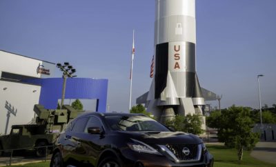 10 “διαστημικές” τεχνολογίες που πλέον υπάρχουν και στα αυτοκίνητά μας Στις 20 Ιουλίου συμπληρώνονται 50 χρόνια από την πρώτη προσσελήνωση. Στα χρόνια που ακολούθησαν μετά από αυτή την επιτυχημένη αποστολή, τα πολυάριθμα άλματα της διαστημικής τεχνολογίας έχουν αντίκτυπο και στην καθημερινή ζωή. Τόσο η Nissan, όσο και άλλες αυτοκινητοβιομηχανίες, χρησιμοποιούν πολλές από αυτές τις τεχνολογίες. Για τον λόγο αυτό, ας θυμηθούμε 10 τέτοιες τεχνολογίες που πλέον υπάρχουν και στα αυτοκίνητά μας : 1. Σύστημα υποστήριξης οδηγού ProPILOT Assist, με βάση την τεχνολογία ραντάρ και κάμερας 2. Φωτισμός LED 3. Καθίσματα Μηδενικής Βαρύτητας με Temper Foam (αφρώδες υλικό με μνήμη) 4. Πλοήγηση με τεχνολογία GPS 5. Λογισμικό υπολογιστή 6. Μπαταρίες ιόντων λιθίου 7. Φρένα ανθεκτικά στη θερμότητα 8. Χειμερινά ελαστικά studless 9. Αντιθερμικές “ασπίδες” εξάτμισης 10. Δορυφορικό ραδιόφωνο Αξίζει να σημειωθεί ότι η Nissan North America, Inc., θυγατρική της Nissan Motor Co. Ltd., με έδρα στις ΗΠ.Α., έχει συνάψει συμφωνία από το 2018 με την NASA Ames Research Center στη Silicon Valley της Καλιφόρνιας, για συνεργασία στην έρευνα και τεχνολογική ανάπτυξη που αφορά μελλοντικές αυτόνομες υπηρεσίες κινητικότητας. Η ερευνητική συνεργασία με τη NASA αποτελεί μέρος του οδικού χάρτη της Nissan, για την τεχνολογική και επιχειρηματική εξέλιξη της αυτοκινητοβιομηχανίας, στο πλαίσιο του Nissan Intelligent Mobility. Αυτός ο “οδικός χάρτης” αποτελείται από τρία εργαστήρια αλληλοσυνδεόμενων καινοτομιών στους άξονες των Intelligent Drive, Intelligent Power και Intelligent Integration.