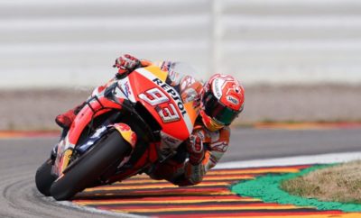 Ακολουθώντας τέλεια στρατηγική αγώνα, ο Marc Marquez μετέτρεψε την pole position σε νίκη – ρεκόρ στο Γερμανικό GP. Το στόχο του πέτυχε και ο Bradl τερματίζοντας μέσα στη δεκάδα. Ο καιρός δεν ήταν καλός το πρωί της Κυριακής, αλλά αυτό δεν πτόησε τους θεατές που γέμισαν τις κερκίδες του Sachsenring από νωρίς. Οι ανάμικτες καιρικές συνθήκες στην πρωινή προθέρμανση περιόρισαν το χρόνο των αναβατών στην πίστα, όμως ο Marc Marquez κατάφερε να είναι ο ταχύτερος και ο Stefan Bradl έδειχνε δυνατός πετυχαίνοντας τον 5ο καλύτερο χρόνο. Ο Marquez τέθηκε επικεφαλής του αγώνα των 30 γύρων από την πρώτη κιόλας στροφή. Με δύο ταχύτατους γύρους στο 4ο και 5ο πέρασμα – όταν μάλιστα πέτυχε τον ταχύτερο γύρο του αγώνα με 1’21.228 – ο Marquez έδειξε να μην ενδιαφέρεται τόσο για τις μάχες αλλά για τη νίκη, δημιουργώντας γρήγορα μία διαφορά πάνω από μισό δευτερόλεπτο. Από εκείνη τη στιγμή δεν ξανακοίταξε πίσω του ο Παγκόσμιος Πρωταθλητής και άρχισε να χτίζει μία διαφορά σε κάθε γύρο για να περάσει τελικά πρώτος τη γραμμή του τερματισμού με διαφορά 4,5” από τον δεύτερο και να πανηγυρίσει την 75η νίκη της καριέρας του στα Grand Prix και 49η στη μεγάλη κατηγορία. Αυτή ήταν η 10η συνεχόμενη νίκη του Marquez στο Sachsenring, κάτι που δεν έχει επιτύχει κανένας αναβάτης σε οποιαδήποτε πίστα στη σύγχρονη ιστορία των αγώνων. Ήταν μάλιστα η 7η νίκη του στη γερμανική πίστα στη μεγάλη κατηγορία και χάρη σε αυτήν ισοφάρισε το ρεκόρ επτά συνεχόμενων νικών του Valentino Rossi στο Mugello. Ο Stefan Bradl από την πλευρά του έκανε ένα σταθερό αγώνα, γυρίζοντας διαρκώς στο 1’22” όσο κυνηγούσε την ομάδα αναβατών που μάχονταν για τη 10η θέση. Στους τελευταίους γύρους ο Γερμανός αναβάτης πέρασε τον Pol Espargaro για την 11η θέση και ανέβηκε στη 10η αμέσως μετά. Ήταν το επιστέγασμα ενός επιτυχημένου Σαββατοκύριακου για τον Bradl ο οποίος αντικατέστησε στον αγώνα τον τραυματία Jorge Lorenzo. Τόσο ο ίδιος όσο και η ομάδα της Repsol Honda πέτυχαν όλους τους στόχους τους στο GP Γερμανίας. Ο Cal Crutchlow ανέβασε τη δεύτερη Honda RC213V στο βάθρο με μία άξια 3η θέση. Εν όψει των καλοκαιρινών διακοπών του MotoGP, ο Marquez προηγείται τώρα στο Παγκόσμιο Πρωτάθλημα με 158 βαθμούς, 58 περισσότερους από τον δεύτερο Dovizioso. Η νίκη του αύξησε τη διαφορά της Honda στο Πρωτάθλημα Κατασκευαστών στους 34 βαθμούς από την Ducati. Μετά από μία σύντομη καλοκαιρινή ανάπαυλα, το Παγκόσμιο Πρωτάθλημα MotoGP επιστρέφει στη δράση για το GP Τσεχίας στις 2-4 Αυγούστου. Marc Marquez Νικητής «Ήταν η τέλεια στρατηγική. Όμως δεν έκανα τέλεια εκκίνηση καθώς καθυστέρησα να φρενάρω στην πρώτη στροφή. Αμέσως μετά, το σχέδιό μου ήταν να κάνω δύο αργούς γύρους για να ζεστάνω καλά το μπροστινό ελαστικό και μετά να πιέσω. Και αυτό ακριβώς έκανα. Βήμα-βήμα άνοιξα τη διαφορά και οδήγησα βάσει σχεδίου όπως έπρεπε. Όταν η διαφορά έφτασε τα τρία δευτερόλεπτα έμεινα εκεί, έκανα οικονομία ελαστικών και απόλαυσα την οδήγηση. Είναι ωραίο συναίσθημα να κερδίζω εδώ για άλλη μια φορά και να ξεκινάμε τις καλοκαιρινές διακοπές με αυτόν τον τρόπο. Συγχαρητήρια και στον αδελφό μου επίσης για τη σημερινή του νίκη, είναι πάντα όμορφο να νικάμε μαζί! Θέλω να ευχαριστήσω την ομάδα της Repsol Honda Team για τη δουλειά που έκαναν σ’ αυτόν τον αγώνα αλλά και στο πρώτο μισό της χρονιάς γενικότερα». Stefan Bradl 10ος «Όλο το Σαββατοκύριακο απόλαυσα πραγματικά οδήγηση αλλά και τη συνεργασία μου με την ομάδα. Ελάχιστοι άνθρωποι έχουν την ευκαιρία να τρέχουν με τα χρώματα της Repsol Honda στον αγώνα της πατρίδας τους και αυτό ήταν ένα πολύ ξεχωριστό Σαββατοκύριακο για μένα και απόλαυσα την κάθε στιγμή του. Ένα μεγάλο ευχαριστώ στην ομάδα, καθώς όλοι ήταν απίστευτα φιλικοί και μπορέσαμε να δουλέψουμε εξαιρετικά μαζί. Η προσέγγισή μας στον αγώνα ήταν καλή. Αν ήμουν λίγο πιο επιθετικός στους πρώτους γύρους ίσως να μπορούσα να μείνω με την ομάδα εμπρός και να ήμουν πιο δυνατός, όμως έστω κι έτσι η πρώτη δεκάδα ήταν ο στόχος μου. Κατάφερα να είμαι σταθερός και να πετύχω το στόχο που είχα θέσει για τον εαυτό μου, για την ομάδα και για το HRC». Αποτελέσματα Γερμανικού Grand Prix Θέση Αναβάτης Αριθμ. Εθν/τα Βαθμοί Ομάδα Κατασκευαστής Χρόνος 1 MARQUEZ Marc 93 SPA 25 Repsol Honda Team Honda 41'08.276 2 VINALES Maverick 12 SPA 20 Monster Energy Yamaha MotoGP Yamaha 4.587 3 CRUTCHLOW Cal 35 GBR 16 LCR Honda Honda 7.741 4 PETRUCCI Danilo 9 ITA 13 Mission Winnow Ducati Ducati 16.577 5 DOVIZIOSO Andrea 4 ITA 11 Mission Winnow Ducati Ducati 16.669 6 MILLER Jack 43 AUS 10 Pramac Racing Ducati 16.836 7 MIR Joan 36 SPA 9 Team Suzuki Ecstar Suzuki 17.156 8 ROSSI Valentino 46 ITA 8 Monster Energy Yamaha MotoGP Yamaha 19.110 9 MORBIDELLI Franco 21 ITA 7 Petronas Yamaha SRT Yamaha 20.634 10 BRADL Stefan 6 GER 6 Repsol Honda Team Honda 22.708 11 RABAT Tito 53 SPA 5 Reale Avintia Racing Ducati 26.345 12 ESPARGARO Pol 44 SPA 4 Red Bull KTM Factory Racing KTM 26.574 13 IANNONE Andrea 29 ITA 3 Aprilia Racing Team Gresini Aprilia 32.753 14 NAKAGAMI Takaaki 30 JPN 2 LCR Honda Honda 32.925 15 ABRAHAM Karel 17 CZE 1 Reale Avintia Racing Ducati 37.934 16 SYAHRIN Hafizh 55 MAL 0 Red Bull KTM Tech 3 KTM 41.615 17 BAGNAIA Francesco 63 ITA 0 Pramac Racing Ducati 56.189 18 OLIVEIRA Miguel 88 POR 0 Red Bull KTM Tech 3 KTM 57.377 19 ESPARGARO Aleix 41 SPA 0 Aprilia Racing Team Gresini Aprilia DNF 20 RINS Alex 42 SPA 0 Team Suzuki Ecstar Suzuki DNF 21 ZARCO Johann 5 FRA 0 Red Bull KTM Factory Racing KTM DNF 22 QUARTARARO Fabio 20 FRA 0 Petronas Yamaha SRT Yamaha DNF Βαθμολογία αναβατών Θέση Αναβάτης Αριθμ. Εθν/τα Βαθμοί Ομάδα Κατασκευαστής 1 MARQUEZ Marc 93 SPA 185 Repsol Honda Team Honda 2 DOVIZIOSO Andrea 4 ITA 127 Mission Winnow Ducati Ducati 3 PETRUCCI Danilo 9 ITA 121 Mission Winnow Ducati Ducati 4 RINS Alex 42 SPA 101 Team Suzuki Ecstar Suzuki 5 VINALES Maverick 12 SPA 85 Monster Energy Yamaha MotoGP Yamaha 6 ROSSI Valentino 46 ITA 80 Monster Energy Yamaha MotoGP Yamaha 7 MILLER Jack 43 AUS 70 Pramac Racing Ducati 8 CRUTCHLOW Cal 35 GBR 67 LCR Honda Honda 9 QUARTARARO Fabio 20 FRA 67 Petronas Yamaha SRT Yamaha 10 ESPARGARO Pol 44 SPA 56 Red Bull KTM Factory Racing KTM 11 MORBIDELLI Franco 21 ITA 52 Petronas Yamaha SRT Yamaha 12 NAKAGAMI Takaaki 30 JPN 50 LCR Honda Honda 13 MIR Joan 36 SPA 39 Team Suzuki Ecstar Suzuki 14 ESPARGARO Aleix 41 SPA 31 Aprilia Racing Team Gresini Aprilia 15 IANNONE Andrea 29 ITA 21 Aprilia Racing Team Gresini Aprilia 16 LORENZO Jorge 99 SPA 19 Repsol Honda Team Honda 17 ZARCO Johann 5 FRA 16 Red Bull KTM Factory Racing KTM 18 OLIVEIRA Miguel 88 POR 15 Red Bull KTM Tech 3 KTM 19 RABAT Tito 53 SPA 14 Reale Avintia Racing Ducati 20 BAGNAIA Francesco 63 ITA 11 Pramac Racing Ducati 21 PIRRO Michele 51 ITA 9 Mission Winnow Ducati Ducati 22 BRADL Stefan 6 GER 6 Repsol Honda Team Honda 23 GUINTOLI Sylvain 50 FRA 3 Team Suzuki Ecstar Suzuki 24 ABRAHAM Karel 17 CZE 3 Reale Avintia Racing Ducati 25 SYAHRIN Hafizh 55 MAL 3 Red Bull KTM Tech 3 KTM Βαθμολογία Ομάδων Θέση Ομάδα Βαθμοί 1 Mission Winnow Ducati 248 2 Repsol Honda Team 210 3 Monster Energy Yamaha MotoGP 165 4 Team Suzuki Ecstar 140 5 Petronas Yamaha SRT 119 6 LCR Honda 117 7 Pramac Racing 81 8 Red Bull KTM Factory Racing 72 9 Aprilia Racing Team Gresini 52 10 Red Bull KTM Tech 3 18 11 Reale Avintia Racing 17 Βαθμολογία Κατασκευστών Θέση Ομάδα Βαθμοί 1 Honda 191 2 Ducati 157 3 Yamaha 153 4 Suzuki 118 5 KTM 56 6 Aprilia 45