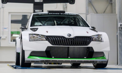 • Η νέα SKODA Fabia R5 evo, που εδώ και δύο αγώνες εκπροσωπεί τη SKODA Motorsport στην κατηγορία WRC 2 Pro έχοντας σημειώσει εντυπωσιακά «1-2», είναι ένα πραγματικά νέο αυτοκίνητο μέσα-έξω • Πέρα από τις τεχνικές και μηχανολογικές αναβαθμίσεις, υπάρχουν πολλές οπτικές διαφορές που ξεχωρίζουν το νέο μοντέλο από την προηγούμενη έκδοσή του, αντιληπτές από τους θεατές και κατά την διάρκεια μιας Ειδικής Διαδρομής • Η νέα εμφάνιση σε συγκεκριμένα σημεία (εμπρός προφυλακτήρας, εξάτμιση, δαγκάνες φρένων) και η ευρεία χρήση ανθρακονημάτων είναι τα βασικότερα σημεία της οπτικής διαφοροποίησης • Μακρύτερη διαδρομή ανάρτησης, χαμηλότερο κέντρο βάρους και αυξημένη ισχύς σε συνδυασμό με βελτιωμένα φρένα, είναι μερικές μόνο από τις μηχανολογικές διαφοροποιήσεις της νέας SKODA Fabia R5 evo Το πρωτάθλημα της WRC 2 Pro για το 2019 έχει ήδη περάσει στο δεύτερο μισό του, με τη SKODA Motorsport να βρίσκεται στην 1η θέση στους κατασκευαστές (ισοψηφεί με τη Ford). Την ίδια στιγμή ο Kalle Rovanperä, οδηγός της SKODA, προηγείται στο αντίστοιχο πρωτάθλημα των οδηγών, με σημαντική διαφορά. Στους δύο τελευταίους αγώνες έκανε την εμφάνισή της η νέα SKODA Fabia R5 evo, κατακτώντας ισάριθμες νίκες στα χέρια του νεαρού Φινλανδού, με τη 2η θέση μάλιστα να καταλήγει στον έτερο οδηγό της ομάδας, Jan Kopecky! Τι διαφορετικό έχει όμως αυτή η κυρίαρχη Fabia από το προηγούμενο μοντέλο και πώς θα την ξεχωρίσει ο παρατηρητικός φίλος του σπορ; Νέα εμφάνιση - Η νέα SKODA Fabia R5 evo ξεχωρίζει με την πρώτη ματιά από την εμφάνιση του ανασχεδιασμένου εμπρός προφυλακτήρα. Η κύρια διαφορά είναι οι νέοι, μικρότεροι προβολείς με λωρίδα LED στο κάτω μέρος και με ευθύγραμμο το κάτω άκρο. Η μάσκα του ψυγείου είναι επίσης διαφορετική, με μια έντονη γωνία να έχει προστεθεί στις πλευρές της. Μια άλλη αλλαγή είναι το σχήμα των πλαϊνών του προφυλακτήρα, με χαμηλότερο και πιο αεροδυναμικό άκρο, περίπου στο μισό του ύψους του. Το προηγούμενο αυτοκίνητο είχε αυτό το χαρακτηριστικό τοποθετημένο στην κορυφή του προφυλακτήρα. Ευρεία παρουσία ανθρακονημάτων - Μια άλλη σημαντική αλλαγή είναι η προσθήκη αρκετών εξαρτημάτων από ανθρακονήματα. Στη Fabia R5 evo τα φτερά της πίσω αεροτομής είναι από ανθρακόνημα, όπως επίσης τα καλύμματα των καθρεπτών αλλά και οι δύο αεραγωγοί στο καπό. Διαφορετικός πίσω προφυλακτήρας και εξάτμιση - Από πίσω, η νέα Fabia R5 evo αναγνωρίζεται από το τροποποιημένο σχήμα του κάτω μέρους του πίσω προφυλακτήρα. Μεταξύ των μαύρων και βαμμένων τμημάτων υπάρχει έντονη πτυχή. Η απόληξη της εξάτμισης είναι και πάλι τοποθετημένη στη μέση, αλλά τώρα είναι κυρτή προς τα κάτω, ενώ στην προηγούμενη SKODA Fabia R5 ήταν σε οριζόντια θέση. Νέες δαγκάνες φρένων - Οι έμπειροι φίλοι των αγώνων θα παρατηρήσουν τις νέες δαγκάνες φρένων, ιδιαίτερα εμφανή αλλαγή στην ασφάλτινη έκδοση. Ενώ το προηγούμενο μοντέλο χρησιμοποιούσε Brembo με ένα κόκκινο λογότυπο, στη νέα Fabia R5 evo έχουν αντικατασταθεί με αυτά της Alcon, με το λευκό λογότυπο του κατασκευαστή. Πάνελ πόρτας - Διαφορετικά είναι και τα πάνελ των θυρών – αξίζει να τα παρατηρήσει κάποιος σε ένα service park. Στη νέα Fabia R5 evo, είναι μαύρα από πλαστικό υλικό ενώ στο παλαιό μοντέλο ήταν από ανθρακόνημα. Επίσης, στη δεξιά πλευρά, ακριβώς δίπλα στην υφασμάτινη λαβή της πόρτας, υπάρχει ένα στοιχείο ασφαλείας από γκρι αφρώδες υλικό το οποίο χρησιμοποιείται για να αποσβένει τα πλευρικά χτυπήματα. Και επειδή τελικά τις νίκες φέρνουν μάλλον οι μηχανολογικές διαφοροποιήσεις, η νέα Fabia R5 evo διαθέτει αυξημένη κατά 2kW ισχύ η οποία μάλιστα περνάει καλύτερα στο δρόμο λόγω αλλαγών στο κιβώτιο, βελτιωμένο ηλεκτρονικό έλεγχο κινητήρα, αυξημένη διαδρομή ανάρτησης κατά 30 χιλιοστά μπρος-πίσω, χαμηλότερο κέντρο βάρους, καλύτερο ψυγείο, ηλεκτρική αντλία νερού και πιο αποτελεσματική λίπανση χάρη σε επίσης νέα αντλία, νέα γρανάζια για πιο γρήγορο τιμόνι και επανασχεδιασμένο χειρόφρενο για καλύτερο έλεγχο. Παράλληλα, το αυτοκίνητο έχει γίνει ακόμα πιο στιβαρό χάρη σε ενισχύσεις σε διάφορα σημεία του αμαξώματος. Αναλυτικά οι μηχανολογικές βελτιώσεις στο http://bit.ly/NEA_SKODA_FABIA_R5_evo