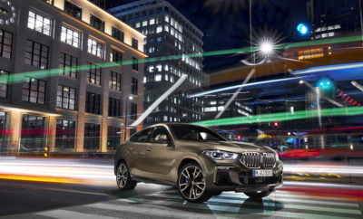 Η νέα BMW X6 συνδυάζει την ευελιξία και προσαρμοστικότητα ενός SAV με τη γοητεία ενός coupe. Η 3η γενιά X6 υιοθετεί μία καθαρή, αποκλειστική σχεδιαστική φιλοσοφία που αναδεικνύει την επιβλητική και γεμάτη αυτοπεποίθηση παρουσία της. Η προηγμένη τεχνολογία κινητήρα και πλαισίου συνδυάζεται με πλούτο καινοτομιών υπέρ μιας απαράμιλλα σπορ και ταυτόχρονα πολυτελούς οδηγικής εμπειρίας. Όπως η προκάτοχός της, η νέα BMW X6 θα παράγεται στις ΗΠΑ στο εργοστάσιο του BMW Group στο Spartanburg. Το λανσάρισμα στην αγορά θα γίνει το Νοέμβριο του 2019. Έντονες, δυναμικές αναλογίες δηλώνουν σπορ υπεροχή. Η νέα BMW X6 έχει αυξηθεί κατά 26 mm σε μήκος από το προηγούμενο μοντέλο (στα 4.935 mm) και κατά 15 mm σε πλάτος (στα 2.004 mm). Τώρα είναι κατά 6 mm χαμηλότερη (στα 1.696 mm) και συνδυάζει έντονες, δυναμικές αναλογίες με γραμμωμένο αμάξωμα. Το μεταξόνιο του αυτοκινήτου έχει αυξηθεί κατά 42 mm στα 2.975 mm. Η μεγάλη, απέριττη μάσκα νεφρών BMW είναι το πιο εντυπωσιακό στοιχείο στη φυσιογνωμία της, με τα εξωτερικά άκρα της να εφάπτονται τους προβολείς υπό συγκεκριμένη γωνία. Η νέα BMW X6 διατίθεται για πρώτη φορά προαιρετικά με μία φωτιζόμενη μάσκα BMW, που αναδεικνύει το συνολικό στυλ με μία νότα αποκλειστικότητας. Ο φωτισμός ενεργοποιείται με το άνοιγμα ή το κλείσιμο του αυτοκινήτου, αλλά ο οδηγός μπορεί να τον διαχειριστεί και ανεξάρτητα. Η λειτουργία φωτισμού της μάσκας είναι διαθέσιμη και κατά τη διάρκεια του ταξιδιού. Με το προαιρετικό BMW Laserlight με προβολείς Adaptive LED, ένας προβολέας BMW Laserlight με Selective Beam βελτιστοποιεί την αντιθαμβωτική λειτουργία της μεγάλης σκάλας, της οποίας η εμβέλεια αυξάνεται σε περίπου 500 m. Το BMW Laserlight μπορεί να αναγνωρίζεται από τα μπλε στοιχεία σχήματος X στους δίδυμους προβολείς που αποτελούν και στοιχείο ταυτότητας της BMW. Στα πλευρικά τμήματα της νέας X6 διακρίνουμε τις γνώριμες αναλογίες BMW, μία ζωηρή χαρακτηριστική γραμμή και μία δυναμική γραμμή οροφής. Ζάντες αλουμινίου 19” προσφέρονται στάνταρ, ενώ άλλες εκδόσεις ζαντών, σε διαστάσεις 20 – 22” διατίθενται προαιρετικά. Η BMW X6 M50i και η BMW X6 M50d εφοδιάζονται στάνταρ με ζάντες αλουμινίου 21”. Η νέα BMW X6 διατίθεται από το λανσάρισμα σε εκδόσεις xLine και M Sport, πέραν της στάνταρ έκδοσης. Οι δύο εκδόσεις εξοπλισμού φέρουν τα δικά τους ιδιαίτερα, σχεδιαστικά χαρακτηριστικά. Εσωτερικό: πολυτέλεια με σπορ πινελιές. Το εσωτερικό της νέας BMW X6 δημιουργήθηκε με γνώμονα μία αποκλειστική και δυναμική οδηγική εμπειρία. Καθαρές δομές χαρίζουν στην καμπίνα μία σύγχρονη και σπορ εμφάνιση. Η σχεδίαση του cockpit, μαζί με τη νέα διάταξη και σχεδίαση των στοιχείων ελέγχου, ενσαρκώνει μία προηγμένη, αναθεωρημένη εκδοχή της γνωστής οδηγοκεντρικής προσέγγισης BMW. Η νέα BMW X6 διατίθεται στάνταρ με δερμάτινη επένδυση Vernasca. Το εσωτερικό προσφέρει ένα υψηλό επίπεδο μεταβλητότητας, χάρη στις διαιρούμενες (40:20:40) πλάτες των πίσω καθισμάτων που μπορούν να αναδιπλώνονται για αύξηση της χωρητικότητας του χώρου αποσκευών από 580 στα 1.530 L. Στη λίστα προαιρετικού εξοπλισμού ξεχωρίζουν τα πολυλειτουργικά καθίσματα με λειτουργία μασάζ για τον οδηγό και το συνοδηγό, το αυτόματο σύστημα ελέγχου κλιματισμού τεσσάρων ζωνών, οι θερμοηλεκτρικές ποτηροθήκες, η χρήση κρυστάλλινων στοιχείων σε ορισμένα χειριστήρια, η Πανοραμική κρυστάλλινη ηλιοροφή Sky Lounge, το πακέτο Ambient Air για αρωματισμό εσωτερικού και το Ηχοσύστημα Bowers & Wilkins Diamond + 3 D Surround. Τέσσερις ισχυροί κινητήρες και δύο εκδόσεις M από το λανσάρισμα. Η γκάμα κινητήρων που διατίθεται για τη νέα BMW X6 στο λανσάρισμά της περιλαμβάνει δύο βενζινοκινητήρες και δύο εκδόσεις diesel τελευταίας γενιάς. Στην κορυφή της γκάμας βρίσκεται μία BMW M με νέο βενζινοκινητήρα V8 390 kW/530 hp. Η BMW X6 M50i (κατανάλωση καυσίμου στο μικτό κύκλο: 10,7–10,4 l/100 km, εκπομπές CO2 στο μικτό κύκλο: 243–237 g/km)* πλαισιώνεται από την BMW X6 M50d (κατανάλωση καυσίμου στο μικτό κύκλο: 7,2–6,9 l/100 km, εκπομπές CO2 στο μικτό κύκλο: 190–181 g/km)* με εξακύλινδρο σε σειρά κινητήρα diesel 294 kW/400 hp και ένα κουαρτέτο υπερσυμπιεστών. Ένας straight-six βενζινοκινητήρας με ισχύ 250 kW/340 hp κινεί την BMW X6 xDrive40i (κατανάλωση καυσίμου στο μικτό κύκλο: 8,6–8,0 l/100 km, εκπομπές CO2 στο μικτό κύκλο: 197–181 g/km)*, ενώ η BMW X6 xDrive30d (κατανάλωση καυσίμου στο μικτό κύκλο: 6,6–6,1 l/100 km, εκπομπές CO2 στο μικτό κύκλο: 172–159 g/km)* χρησιμοποιεί έναν εξακύλινδρο σε σειρά κινητήρα diesel με 195 kW/265 hp. Όλες οι εκδόσεις της νέας BMW X6 πληρούν τις απαιτήσεις του προτύπου εκπομπών ρύπων EU6d-TEMP. Το σύστημα εξαγωγής M Sport - στάνταρ και στα δύο M μοντέλα - διατίθεται προαιρετικά για τις υπόλοιπες εκδόσεις της BMW X6 ή ως εξοπλισμός του πακέτου M Sport, και χαρίζει μία μοναδική και έντονα συναισθηματική χροιά ήχου από την εξάτμιση. Όλα τα νέα μοντέλα BMW X6 διατίθενται στάνταρ με ένα οκτατάχυτο κιβώτιο Steptronic, ενώ το ευφυές σύστημα τετρακίνησης μεγιστοποιεί την πρόσφυση, την ευελιξία και την κατευθυντική ευστάθεια. Η τελευταία γενιά του συστήματος BMW xDrive κατανέμει και πάλι τη ροπή μεταξύ εμπρός και πίσω τροχών μεταβαλλόμενα, και ανάλογα με τις εκάστοτε απαιτήσεις – με τη διαφορά ότι τώρα λειτουργεί με μεγαλύτερη ταχύτητα και ακρίβεια. Σε περιπτώσεις που δεν απαιτείται μετάδοση σε όλους τους τροχούς, η κίνηση μπορεί να κατανέμεται αποκλειστικά στους πίσω τροχούς για μείωση της κατανάλωσης. Το σύστημα xDrive εξακολουθεί να δίνει έμφαση – μεταφέροντας περισσότερη ροπή - στους πίσω τροχούς, κυρίως σε περιπτώσεις δυναμικής οδήγησης. Οι σπορ ικανότητες του αυτοκινήτου ενισχύονται από το ηλεκτρονικά ελεγχόμενο μπλοκέ διαφορικό Μ στον πίσω άξονα, που διατίθεται στο πλαίσιο της έκδοσης M Sport ή σε συνδυασμό με το προαιρετικό πακέτο xOffroad. Τέλεια ρυθμισμένα συστήματα πλαισίου βελτιώνουν τη σπορ απόκριση, τα επίπεδο άνεσης και τη συμπεριφορά σε συνθήκες off - road . Μία εμπρός ανάρτηση με διπλά ψαλίδια και πίσω ανάρτηση πέντε συνδέσμων χαρίζουν στη νέα BMW X6 την ιδανική διάταξη για δυναμική συμπεριφορά και οδηγική άνεση στο δρόμο, αλλά και ακλόνητη πρόσφυση σε συνθήκες εκτός δρόμου. Σύστημα Dynamic Damper Control περιλαμβάνεται στάνταρ, ενώ ανάρτηση Adaptive M Professional με ενεργές αντιστρεπτικές δοκούς και Integral Active Steering χαρίζουν εξαιρετική ευελιξία και δυναμικές ικανότητες. Η νέα BMW X6 διατίθεται επίσης με αερανάρτηση δύο αξόνων με αυτόματο σύστημα ρύθμισης ύψους. Το ύψος του αυτοκινήτου μπορεί να μεταβάλλεται πιέζοντας ένα διακόπτη στο cockpit μέχρι 80 mm το μέγιστο. Ένα πακέτο off-road διατίθεται για όλες τις εκδόσεις με εξαίρεση τις BMW X6 M50i και BMW X6 M50d. Αυτό επιτρέπει στον οδηγό να επιλέξει από τέσσερα προγράμματα που βελτιστοποιούν την πορεία στο χιόνι, την άμμο, το χώμα και τις πέτρες, αντίστοιχα. Πιέζοντας ένα μπουτόν, ο οδηγός μπορεί επίσης να ενεργοποιήσει τις ιδανικές ρυθμίσεις για το ύψος του οχήματος, το σύστημα xDrive, την απόκριση του γκαζιού, τον έλεγχο του κιβωτίου ταχυτήτων και τις διορθωτικές παρεμβάσεις του συστήματος DSC. Καινοτόμα συστήματα υποστήριξης οδηγού με νέες λειτουργίες. Μία εκτεταμένη σειρά στάνταρ και προαιρετικών συστημάτων υποστήριξης οδηγού καθιστούν τη νέα BMW X6 ένα άκρως πρωτοποριακό Sports Activity Coupe. Αναβαθμισμένα με την προσθήκη χιλιάδων νέων λειτουργιών, τα συστήματα κάνουν τη διαφορά στην άνεση και την ασφάλεια. Ο στάνταρ εξοπλισμός για τη νέα BMW X6 περιλαμβάνει Cruise Control με λειτουργία πέδησης και Προειδοποίηση Σύγκρουσης & Πεζού (Collision & Pedestrian Warning) με City Braking, που προειδοποιεί τον οδηγό και σε περίπτωση ανίχνευσης δικυκλιστή. Το σύστημα Active Cruise Control με λειτουργία Stop & Go διατίθεται προαιρετικά. Το Driving Assistant Professional περιλαμβάνεται επίσης στη λίστα προαιρετικού εξοπλισμού για τη νέα BMW X6. Αυτό το ολοκληρωμένο πακέτο τεχνολογιών βελτίωσης ασφάλειας και άνεσης περιλαμβάνει συστήματα υποβοήθησης διεύθυνσης και ελέγχου λωρίδας κυκλοφορίας ( lane control assistant ) με Traffic jam assistant και lane keeping assistant με ενεργή προστασία από πλευρικές συγκρούσεις. Το Evasion Assistant είναι ένα ακόμα στοιχείο του Driving Assistant Professional, όπως και η προειδοποίηση πίσω σύγκρουσης, η προειδοποίηση προτεραιότητας στο δρόμο και τα συστήματα προειδοποίησης λάθους κατεύθυνσης στον αυτοκινητόδρομο, διασταυρούμενης κυκλοφορίας (crossing traffic warning), αλλαγής λωρίδας (Lane Change Warning) και υποβοήθησης φρεναρίσματος έκτακτης ανάγκης (Emergency Stop Assistant). Το καινοτόμο σύστημα υποβοήθησης οπισθοπορείας, που υποστηρίζει τον οδηγό όταν εξέρχεται από χώρους στάθμευσης και ελίσσεται σε στενούς χώρους, αντιπροσωπεύει ένα ακόμα βήμα στο δρόμο για την αυτοματοποιημένη οδήγηση. BMW Intelligent Personal Assistant στις υπηρεσίες του οδηγού . Το BMW Live Cockpit Professional στη νέα BMW X6 συνδυάζει μία νέα φιλοσοφία απεικόνισης και λειτουργιών με ασυναγώνιστη συνδεσιμότητα. Αυτή περιλαμβάνει πίνακα οργάνων υψηλής ανάλυσης και Control Display, και τα δύο με οθόνη 12,3”. Η νέα BMW X6 διατίθεται με BMW Intelligent Personal Assistant, έναν ευφυή ψηφιακό χαρακτήρα που απαντά στο χαιρετισμό “Hey BMW”. Το στοιχείο που τον κάνει να ξεχωρίζει από άλλους ψηφιακούς βοηθούς είναι ότι οι οδηγοί μπορούν να του δώσουν ακόμα και το όνομα της επιλογής τους. Η άφιξη του BMW Intelligent Personal Assistant διασφαλίζει ότι υπάρχει πάντα ένας ειδήμονας σε θέματα BMW μέσα στο όχημα. Αυτός μπορεί να εξηγεί κάθε είδους λειτουργία, να παρέχει ενημερωμένες πληροφορίες και να βοηθά τον οδηγό. Οι λειτουργίες και ικανότητές του διευρύνονται συνεχώς στο πλαίσιο τακτικών ενημερώσεων που εκτελούνται ομαλά σε ένα smartphone ή μέσα στο αυτοκίνητο μέσω της εφαρμογής Remote Software Upgrade (Απομακρυσμένη Αναβάθμιση Λογισμικού).