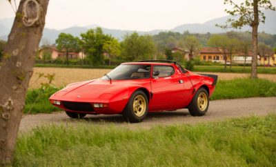 Αν τα λεφτά δεν ήταν θέμα, είμαι σίγουρος ότι ένα από τα πρώτα αυτοκίνητα που θα έψαχνες να προσθέσεις στο “ονειρικό” γκαράζ σου θα ήταν μια Lancia Stratos. Όποιος τυχερός τα έχει θα μπορεί να κάνει δικό του, αυτό το κόκκινο “όνειρο”. Η συγκεκριμένη Lancia Stratos HF Stradale του 1977 είναι η 252 από τις 492 Stradale που κατασκευάστηκαν και βρίσκεται σε άριστη κατάσταση. Κίνηση παίρνει από έναν V6 2,4-λίτρων κινητήρα με τριπλά Weber καρμπιρατέρ, απόδοσης 192 ίππων, ο οποίος συνδυάζεται με ένα 5-τάχυτο μηχανικό κιβώτιο. Έχει ανεξάρτητη ανάρτηση και αεριζόμενα δισκόφρενα και στις τέσσερις γωνιές του, και πωλείται από το Girardo & Co., με την τιμή να ανακοινώνεται μόνο για όποιον εκδηλώσει ενδιαφέρον. Κάτι μου λέει, όμως, ότι αυτή θα είναι πάνω από 450.000 δολάρια.