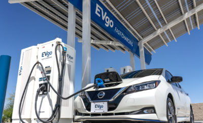 Η Nissan και η EVgo επεκτείνουν το δίκτυο φόρτισης για EVs, με την εγκατάσταση 200 ταχυφορτιστών συνεχούς ρεύματος (DCFC), στις Ηνωμένες Πολιτείες. Κάθε ένας από τους ταχυφορτιστές είναι σε θέση να προσφέρει 100kW και διαθέτει τόσο CHAdeMO όσο CCS σύνδεση, ώστε να μπορούν να φορτίσουν τα περισσότερα EVs. "Η Nissan είναι περήφανη που συνεργάζεται με την EVgo για να κατασκευάσει το μεγαλύτερο δημόσιο δίκτυο ταχείας φόρτισης EV στις ΗΠΑ", δήλωσε ο Aditya Jairaj, διευθυντής πωλήσεων και μάρκετινγκ των EVs, της Nissan North America Inc. “Με δεδομένη την τεράστια ανταπόκριση του αμιγώς ηλεκτροκίνητου LEAF με την αυξημένη εμβέλεια, η Nissan και η EVgo θα επιταχύνουν τις δομές ταχείας φόρτισης, δεσμευόμενες από ένα πολυετές πρόγραμμα υποδομών με φορτιστές, το οποίο θα συνεχίσει να διευρύνει τις επιλογές ταχείας φόρτισης για τους οδηγούς των EVs, σε ολόκληρη τη χώρα.” Η κοινή επένδυση της Nissan και της EVgo, βασίζεται σε ένα εξαετές πλάνο συνεργασίας μεταξύ των δύο κορυφαίων παικτών για την ηλεκτροκίνηση στις Η.Π.Α. Από το 2010, η Nissan έχει εγκαταστήσει περισσότερους από 2.000 ταχυφορτιστές, σε ολόκληρη τη χώρα. Περισσότεροι από 100 εκατομμύρια Αμερικανοί ζουν σήμερα σε απόσταση 15 λεπτών από ένα ταχυφορτιστή της EVgo, συμπεριλαμβανομένων εκείνων που κατασκευάστηκαν σε συνεργασία με τη Nissan κατά μήκος του δρόμου I-95 στην Ανατολική Ακτή, αλλά και του δρόμου DRIVEtheARC στην Καλιφόρνια, που εκτείνεται από το Monterey έως την Λίμνη Tahoe. "Η EVG είναι ενθουσιασμένη που επεκτείνει την εξαετή συνεργασία της με τη Nissan για να παρέχει γρήγορη και αξιόπιστη φόρτιση στους οδηγούς των EVs, συμπεριλαμβανομένων των οδηγών Nissan LEAF, στο μεγαλύτερο και πιο αξιόπιστο δημόσιο δίκτυο της χώρας", δήλωσε η Cathy Zoi, διευθύνουσα σύμβουλος της EVG. "Αυτή η νέα φάση της εταιρικής σχέσης μας, σημαίνει ότι η EVgo και η Nissan θα συνεχίσουν να ηγούνται στην προσπάθεια να επωφεληθούν ολοένα και περισσότεροι Αμερικανοί οδηγοί, από την χρήση των ηλεκτροκίνητων οχημάτων.” Η Nissan και η EVgo θα ενώσουν τις δυνάμεις τους σε ένα κοινό πρόγραμμα μάρκετινγκ για να βοηθήσουν στην ενημέρωση και την ευαισθητοποίηση των οδηγών στις Η.Π.Α., αναφορικά με τα πλεονεκτήματα της ηλεκτροκίνησης. Σε αυτό περιλαμβάνεται η προβολή του Nissan LEAF PLUS, με εμβέλεια που φτάνει τα 226 μίλια, η δυνατότητα ταχείας φόρτισης, όπως και το δίκτυο της EVgo με περισσότερους από 1.200 δημόσιους ταχυφορτιστές σε ολόκληρη τη χώρα. Το Nissan LEAF, το αμιγώς ηλεκτροκίνητο όχημα με τις περισσότερες πωλήσεις στον κόσμο, αποτελεί την εικόνα του Nissan Intelligent Mobility (NIM) και το όραμα της εταιρείας για την αλλαγή του τρόπου με τον οποίο τα αυτοκίνητα τροφοδοτούνται, οδηγούνται και ενσωματώνονται στην κοινωνία. Αξίζει να σημειωθεί ότι το Nissan LEAF συνεχίζει να διατηρεί την πρωτιά των πωλήσεων στα EVς παγκοσμίως, με περισσότερα από 400.000 αυτοκίνητα να έχουν πωληθεί από το 2010, όπου και ξεκίνησε η εμπορική διάθεση της πρώτης γενιάς του μοντέλου. Το νέο Nissan LEAF είναι διαθέσιμο στην Ελληνική αγορά με τιμή που ξεκινά από τις 32.990€.