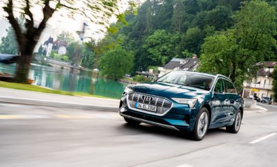 • Το Audi e-tron καταρρίπτει το μεγαλύτερο ίσως μύθο γύρω από τα ηλεκτρικά αυτοκίνητα: τις δυσκολίες στα μεγάλα ταξίδια λόγω περιορισμένης αυτονομίας • Non-stop οδήγηση άνω των 1.600 χιλιομέτρων από την Σλοβενία έως την Ολλανδία, με στάση μόνο για σύντομη επαναφόρτιση • Ταχεία φόρτιση στο 80% της χωρητικότητας της μπαταρίας σε λιγότερο από μισή ώρα • Αυτονομία, απόδοση, άνεση – τα πλεονεκτήματα του Audi e-tron Δέκα ευρωπαϊκές χώρες σε 24 ώρες με σύντομες στάσεις για επαναφόρτιση! Το Audi e-tron πραγματικά εντυπωσιάζει με τις δυνατότητες του και στις μεγάλες αποστάσεις. Στις 20 Αυγούστου, εννέα δημοσιογράφοι τους διεθνή ειδικού Τύπου ξεκίνησαν μία δοκιμή μεγάλης απόστασης διανύοντας περισσότερα από 1.600 χλμ. μέσα σε 24 ώρες. Η εκκίνηση δόθηκε στη λίμνη Bled στη Σλοβενία με κατάληξη στο Άμστερνταμ, στην Ολλανδία. Το ηλεκτρικό SUV με την εξαιρετικά μεγάλη αυτονομία και τις φορτίσεις πολύ σύντομης διάρκειας αποδείχθηκε μια ολοκληρωμένη από κάθε άποψη πρόταση και σε συνδυασμό με τα απολαυστικά του δυναμικά χαρακτηριστικά και το άνετο εσωτερικό, πρόσφερε μία ασυναγώνιστη «ηλεκτροκίνητη» εμπειρία στους συμμετέχοντες! Η λίμνη Bled βρίσκεται σε ένα ειδυλλιακό τοπίο στην άκρη του οροπεδίου Pokljuka στα βόρεια της Σλοβενίας. Από εκεί, τρία Audi e-tron 55 quattro με τρείς δημοσιογράφους ανά αυτοκίνητο, ξεκίνησαν με σκοπό να διασχίσουν 10 ευρωπαϊκές χώρες μέσα σε μόλις 24 ώρες! Σε αυτή την άνω των 1.600 χιλιομέτρων διαδρομή, τα τρία Audi e-tron διέσχισαν την Αυστρία, την Ιταλία, το Λιχτενστάιν, την Ελβετία, τη Γαλλία, τη Γερμανία, το Λουξεμβούργο, το Βέλγιο και έφτασαν στο Άμστερνταμ στην Ολλανδία. Σε διαφορετικής μορφολογίας δρόμους, το e-tron, το πρώτο ηλεκτρικό αυτοκίνητο ευρείας παραγωγής της Audi, έδειξε πόσο άνετο, δυναμικό και απολαυστικό είναι στα μεγάλα ταξίδια. Το Audi e-tron αποτελεί το πρότυπο της νέας εποχής της ηλεκτροκίνησης. "Το ηλεκτρικό μας SUV είναι ένα εξαιρετικό αυτοκίνητο μεγάλων αποστάσεων, επειδή συνδυάζει ιδανικά υψηλά επίπεδα άνεσης, απόδοσης και επιδόσεων," εξηγεί ο Hans-Joachim Rothenpieler, Μέλος του Διοικητικού Συμβουλίου της Audi στον τομέα της Τεχνολογικής Ανάπτυξης. "Στο 24ωρο ταξίδι από τη Σλοβενία στην Ολλανδία, επιδείξαμε ότι εξίσου σημαντική με τη μεγάλη αυτονομία είναι η πολύ ικανοποιητική, από άποψη χρόνου, ταχυφόρτιση στα 150 kW". Ταχεία φόρτιση στα 150 kW Χάρη στην ταχυφόρτιση συνεχούς ρεύματος σε σταθμούς υψηλής ισχύος, η μπαταρία ιόντων λιθίου του Audi e-tron φτάνει στο 80% της χωρητικότητάς της σε λιγότερο από 30 λεπτά της ώρας – σχεδόν όσο ένα διάλειμμα για καφέ - εξοικονομώντας χρόνο στις μεγάλες διαδρομές. Το βασικό στην υψηλής απόδοσης φόρτιση είναι η πολύπλοκη θερμική διαχείριση, η οποία παράλληλα εξασφαλίζει μεγάλη διάρκεια ζωής της μπαταρίας σε συνδυασμό με σταθερά ιδανικές επιδόσεις, ακόμη και υπό υψηλό φορτίο. Στη διάρκεια της διαδρομής τα «πληρώματα» είχαν την ευκαιρία να επαναφορτίσουν σε επτά διαφορετικούς σταθμούς: στο Kärnten, στο Νότιο Τιρόλο, στο Vorarlberg, στο καντόνι της Ζυρίχης, στο Breisgau, στο Eifel και τέλος κοντά στην Λιέγη, σε όλες τις περιπτώσεις με ταχυφόρτιση. Αυτή τη στιγμή ο κάτοχος του Audi e-tron μπορεί να φορτίσει σε περίπου 100.000 σημεία φόρτισης διάσπαρτα σε 19 χώρες της ΕΕ - με τον αριθμό τους να αυξάνεται συνεχώς. Ένας τέλειος συνδυασμός απόδοσης, επιδόσεων και άνεσης Χάρη στα διαφορετική τοπογραφία της διαδρομής, το Audi e-tron 55 quattro είχε την ευκαιρία να επιδείξει και τα κορυφαία του δυναμικά χαρακτηριστικά. Στις ανηφορικές διαδρομές των Άλπεων πραγματοποίησε πλήρη χρήση της μέγιστης ισχύος των 300 kW και της ροπής του των 664 Nm. Στις κατηφόρες, η λειτουργία ανάκτησης ενέργειας -έως 220 kW και 300 Nm- μετατρέπει την κινητική ενέργεια σε ηλεκτρική. Η ηλεκτρική κίνηση σε όλους τους τροχούς πρόσφερε τη βέλτιστη πρόσφυση και κορυφαίο κράτημα στις φουρκέτες στο Νότιο Τιρόλο, χάρη στη σχεδόν ακαριαία πλήρως μεταβλητή κατανομής της ροπής μεταξύ των δύο αξόνων. Στις επίπεδες διαδρομές κατά μήκος του Ρήνου, στο Βέλγιο και την Ολλανδία, υπό σταθερές ταχύτητες η εξελιγμένη αεροδυναμική, με συντελεστή οπισθέλκουσας μόλις 0,27, συνέβαλε στη χαμηλή κατανάλωση ενέργειας. Αλλά και στη διάρκεια όλη της διαδρομής το ηλεκτρικό SUV σημείωσε μία έξοχη απόδοση σε συνδυασμό με την εξαιρετική άνεση οδήγησης και το χαμηλό επίπεδο θορύβου που είναι εφάμιλλο των συμβατικών μοντέλων πολυτελείας. Το ίδιο ισχύει και για τους χώρους, οι οποίοι πίσω είναι ιδιαίτερα αυξημένοι για τα πόδια χάρη στη διαμόρφωση του συστήματος μετάδοσης κίνησης. Τα δερμάτινα καθίσματα με λειτουργία μασάζ, ο ιονιστής για την ποιότητα του αέρα και ο εσωτερικός φωτισμός καμπίνας μεταμορφώνουν στις νυχτερινές διαδρομές το εσωτερικό σε ένα άνετο και χαλαρό lounge, μετατρέποντας κάθε στιγμή σε μία μοναδική εμπειρία.