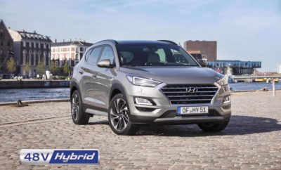 • Το νέο Hyundai Tucson 48V Hybrid εφοδιάζεται με τη νέα τεχνολογική γενιά κινητήρων Diesel SmartStreamTM, που συνδυάζει μειωμένη κατανάλωση, αξιοπιστία και δυναμικότερες επιδόσεις • Ο Diesel SmartStreamTM κινητήρας 1,6lt με 115hp / 136 hp συνδυάζεται με μηχανικό 6-ταχυτο ή αυτόματο 7-DCT κιβώτιο είτε με κίνηση 2WD είτε με την προηγμένη τετρακίνηση (H-TRAC) • Αποδίδει κορυφαία οικονομία καυσίμου με 4,8 λίτρα Diesel / 100km • Σύντομα θα ανακοινωθεί και η κορυφαία έκδοση 2,0lt 48V Hybrid με επιδόσεις 185 hp με 8τάχυτο αυτόματο κιβώτιο και 4WD • Το νέο Hyundai Tucson 48V Hybrid 1,6lt διατίθεται με τιμή εκκίνησης 24.990 € H Hyundai Motor συνδυάζει στο Νέο Tucson την υψηλή απόδοση κατανάλωσης καυσίμου της 48 Volt Ηybrid τεχνολογίας με τον SmartStreamTM πετρελαιοκινητήρα CRDi ισχύος 1,6lt με απόδοση 115 και 136 PS καθώς διαθέτει και τον 2.0lt CRDi 48-Volt Diesel κινητήρα. Η νέα τεχνολογία περιλαμβάνει μια μπαταρία ιόντων λιθίου 48 Volt, μία υβριδική μίζα/γεννήτρια και έναν μετατροπέα LDC (χαμηλής τάσης DC / DC). Εκτός από το 48 Volt ηλεκτρικό σύστημα, το όχημα είναι εξοπλισμένο και με το συμβατικό 12V ηλεκτρικό σύστημα, το οποίο είναι συνδεδεμένο μέσω του μετατροπέα DC / DC στο 48V σύστημα. Έτσι, τα μέρη της ενέργειας που αποθηκεύονται στο 48V σύστημα μπαταρίας μπορούν επίσης να χρησιμοποιηθούν για τη σταθεροποίηση της 12V τροφοδοσίας ισχύος του οχήματος. Η μπαταρία ιόντων-λιθίου 48V, 0.44 kWh, η οποία τροφοδοτεί το Hybrid σύστημα με ηλεκτρική ενέργεια, βρίσκεται κάτω από το χώρο αποσκευών, ενώ η υβριδική μίζα/γεννήτρια είναι τοποθετημένη στον κινητήρα. Ένας ιμάντας συνδέει την υβριδική μίζα/γεννήτρια με τον στροφαλοφόρο άξονα του κινητήρα εσωτερικής καύσης. H υβριδική μίζα/γεννήτρια δημιουργεί κινητική ενέργεια μέσω ανάκτησης (ενέργειας) έως 12 kW και ροπή 55Nm στον άξονα της υβριδικής μίζας/γεννήτριας. Η υβριδική τεχνολογία της Hyundai που χρησιμοποιείται στο νέο Tucson, βελτιώνει σημαντικά την οικονομία καυσίμου και τις εκπομπές CO2 μέχρι και 11% (*) ανάλογα με τις προδιαγραφές του οχήματος. (* NEDC 2.0). Ως πρόσθετο πλεονέκτημα, το σύστημα υποστηρίζει τον κινητήρα εσωτερικής καύσης, παρέχοντας πρόσθετη ισχύ κατά τη διάρκεια των διαφορετικών τρόπων οδήγησης, όπως επίσης βοηθάει στην ταχύτερη και πιο ομαλή εκκίνηση του κινητήρα. Έτσι μειώνονται οι απαιτήσεις από τον κινητήρα εσωτερικής καύσης. Ομαλή εκκίνηση Το υβριδικό σύστημα έχει ιδιαίτερα πλεονεκτήματα στην κίνηση μέσα στην πόλη, με την υβριδική μίζα/γεννήτρια να υποστηρίζει τον κινητήρα SmartStreamTM στην επανεκκίνηση σε συνθήκες κυκλοφοριακής συμφόρησης. Η εκκίνηση του κινητήρα γίνεται ταχύτερα και ομαλότερα με πρόσθετη ροπή, αντλώντας ενέργεια από την 48V μπαταρία. Ως αποτέλεσμα της πιο σύντομης και ταχύτερης απόδοσης ροπής, η εκκίνηση του κινητήρα μπορεί να βελτιωθεί κατά 0,2 δευτερόλεπτα. Το συμβατικό 12V ηλεκτρικό σύστημα χρησιμοποιείται μόνο για την αρχική εκκίνηση, εάν το λάδι του κινητήρα είναι ακόμα κρύο και απαιτείται υψηλότερη ροπή εκκίνησης. Η υβριδική μίζα/γεννήτρια βοηθάει τον κινητήρα κατά την γρήγορη επιτάχυνση παρέχοντας πρόσθετη ροπή και ισχύ. Γρήγορη επιτάχυνση με οικονομία Κατά την επιτάχυνση η υβριδική μίζα/γεννήτρια παρέχει πρόσθετη ισχύ στον κινητήρα από 4 έως 12 kW, ανάλογα με την κατάσταση φόρτισης της 48V μπαταρίας και την απαίτηση επιτάχυνσης από τον οδηγό. Μόλις επιτευχθεί η απαιτούμενη ταχύτητα, η υβριδική μίζα/γεννήτρια μεταφέρεται σε κατάσταση ουδέτερης λειτουργίας, χωρίς να παρέχει ισχύ. Ως αποτέλεσμα, οι εκπομπές CO2, καθώς και η κατανάλωση καυσίμου, μπορούν να μειωθούν μέχρι και 11%. * (* NEDC 2.0) Οδήγηση με σταθερή ταχύτητα Με σταθερή ταχύτητα, η υβριδική μίζα/γεννήτρια MHSG είτε βρίσκεται σε αδράνεια είτε λειτουργεί ως γεννήτρια φόρτισης της 48V μπαταρίας, ανάλογα με την κατάσταση φόρτισης της. Ανάκτηση ενέργειας Σε περιπτώσεις ενεργής πέδησης (φρεναρίσματος/επιβράδυνσης με τον κινητήρα) ή απότομου αφήματος του πεντάλ γκαζιού (απότομου κλεισίματος της πεταλούδας γκαζιού), ο κινητήρας κινεί την υβριδική μίζα/γεννήτρια, η οποία λειτουργεί ως γεννήτρια, με μέγιστη απόδοση ανάκτησης ενέργειας 10 έως 12 kW. Η γεννήτρια μετατρέπει την κινητική ενέργεια του φρεναρίσματος σε ηλεκτρική και την αποδίδει εκ νέου στη 48V μπαταρία. Σε αυτές τις περιπτώσεις, ο κινητήρας παραμένει αναμμένος και ο συμπλέκτης αφημένος με επιλεγμένη ταχύτητα στο κιβώτιο ταχυτήτων ώστε η ισχύς να μεταφέρεται από τους τροχούς μέσω του κιβωτίου και του κινητήρα στην υβριδική μίζα/γεννήτρια. Εκτεταμένο start-stop Κατά την επιβράδυνση η λειτουργία σβησίματος του κινητήρα ενεργοποιείται ήδη από τα 30 km /h και κάτω. Σε περίπτωση περαιτέρω επιβράδυνσης (χωρίς τον κινητήρα) μεταξύ 30 και 0 km /h με αφημένο συμπλέκτη (μη επιλεγμένη ταχύτητα), ο κινητήρας σβήνει τελείως. Με το υβριδικό σύστημα μετάδοσης κίνησης, η Hyundai επεκτείνει περαιτέρω τη στρατηγική της για την ηλεκτροκίνηση ώστε να καταστούν οι φιλικές προς το περιβάλλον τεχνολογίες διαθέσιμες για ακόμα περισσότερους πελάτες. Χάρη στο υβριδικό σύστημα, οι πελάτες θα επωφεληθούν από το κόστος αγοράς και το μειωμένο κόστος μετακίνησης, που αφορά στην κατανάλωση καυσίμου και τις εκπομπές ρύπων CO2. Αυτό το ιδιαίτερα αποδοτικό σύστημα έχει αναπτυχθεί στο Ευρωπαϊκό Τεχνολογικό Κέντρο της Hyundai στη Γερμανία και στο Κέντρο Έρευνας & Ανάπτυξης της Hyundai στο Namyang της Κορέας. Θα είναι διαθέσιμο σε συνδυασμό με περισσότερους κινητήρες στο μέλλον.