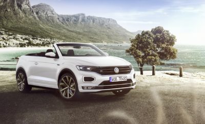 • Η Volkswagen παρουσιάζει το πρώτο «ανοικτό» compact SUV: το T-Roc Cabriolet • Η μαλακή, ηλεκτρικά αναδιπλούμενη οροφή ανοίγει με το πάτημα ενός διακόπτη σε μόλις εννέα δευτερόλεπτα • Ένα μοντέλο που συναρπάζει, με τα SUV γονίδια του T-Roc • Με πρωτότυπο σχεδιασμό, υπερυψωμένα καθίσματα και κορυφαία εξατομίκευση • Προστασία επιβατών σε περίπτωση ανατροπής για πλήρη ασφάλεια ανά πάσα στιγμή • Παγκόσμια πρεμιέρα στην Έκθεση Αυτοκινήτου της Φρανκφούρτης το Σεπτέμβριο, διαθέσιμο για παραγγελία από την Άνοιξη του 2020 Με την παγκόσμια πρεμιέρα του T-Roc Cabriolet η Volkswagen ανοίγει νέους ορίζοντες στα SUV. Ως το πρώτο cabriolet μοντέλο στην κατηγορία, το νέο T-Roc Cabriolet συνδυάζει την εμφάνιση και τη δυναμική των SUV με τη μοναδική οδηγική εμπειρία ενός μοντέλου χωρίς οροφή. Τα υπερυψωμένα καθίσματα - πίσω περισσότερο - και οι πολλές επιλογές εξατομίκευσης συνδυαστικά με τον «ανοικτό» χαρακτήρα, προσφέρουν μοναδική αίσθηση ελευθερίας. Ακολουθώντας την παράδοση τόσο του Beetle όσο και του Golf Cabriolet, το T-Roc Cabriolet εξοπλίζεται με μια κλασική, υψηλής ποιότητας μαλακή οροφή, η οποία αναδιπλώνεται σε μόλις εννέα δευτερόλεπτα. Αυτό είναι εφικτό ακόμη και εν κινήσει και σε ταχύτητες έως και 30 χλμ./ώρα, χάρη σε ένα ηλεκτροϋδραυλικό μηχανισμό ενώ η οροφή ασφαλίζει και απασφαλίζει χρησιμοποιώντας ένα ηλεκτρομηχανικό σύστημα. Στο εσωτερικό του δίθυρου μοντέλου οι επιβάτες έχουν στη διάθεσή τους υψηλά επίπεδα ευελιξίας και γενναιόδωρους χώρους. Το ίδιο ισχύει και για το χώρο αποσκευών των 284 λίτρων που αποτελεί πρότυπο για την κατηγορία των compact SUV. Το βασισμένο στο πλαίσιο MQB προσθιοκίνητο μοντέλο θα διατίθεται με υπερτροφοδοτούμενους βενζινοκινητήρες. Ο τρικύλινδρος 1.0 TSΙ με απόδοση 115 ίππων (ροπή 200 Nm) θα συνδυάζεται με χειροκίνητο κιβώτιο έξι σχέσεων ενώ ο ισχυρότερος τετρακύλινδρος 1.5 TSΙ των 150 ίππων (ροπή 250 Nm) θα διατίθεται με αυτόματο κιβώτιο διπλού συμπλέκτη, επτά σχέσεων. Οι επιβάτες στο T-Roc Cabriolet είναι από κάθε άποψη προστατευμένοι χάρη στην πτυσσόμενη προστασία ανατροπής, η οποία βρίσκεται πίσω από τα πίσω καθίσματα. Στην περίπτωση υπέρβασης συγκεκριμένης τιμής πλευρικής επιτάχυνσης ή κλίσης του αυτοκινήτου, το σύστημα προστασίας ανατροπής του T-Roc Cabriolet αναπτύσσεται μέσα σε κλάσματα του δευτερολέπτου προς τα πάνω και στο ύψος των πίσω προσκέφαλων. Επιπλέον, το T-Roc Cabriolet έχει σχεδιαστεί για να προσφέρει κορυφαία επίπεδα ασφάλειας με το ενισχυμένο πλαίσιο παρμπρίζ και πολυάριθμες δομικές τροποποιήσεις, όπως στο κάτω μέρος του πλαισίου, στα πλευρικά πάνελ, στα εγκάρσια στοιχεία και στις πόρτες. Το T-Roc Cabriolet θα παρουσιαστεί επίσημα στο Διεθνές Σαλόνι Αυτοκινήτου στη Φρανκφούρτη, που ανοίγει τις πύλες του στο κοινό στις 12 Σεπτεμβρίου 2019. Η διάθεσή του θα ξεκινήσει την Άνοιξη του 2020 ενώ θα παράγεται στο Osnabrück της Γερμανίας, ένα εργοστάσιο με μεγάλη παράδοση σε αυτόν τον τύπο μοντέλων, καθώς εκεί κατασκευάζονταν οι ανοιχτές εκδόσεις των Beetle και Golf!