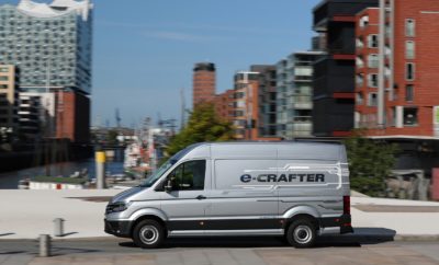 • Ξεκίνησε η παραγωγή του Volkswagen e-Crafter για την ελληνική αγορά, με τις τιμές να ανακοινώνονται στις αρχές του Φθινοπώρου • Το νέο e-Crafter με μέγιστη ισχύ 136 ίππους (100 kW) διευρύνει τη γκάμα του δημοφιλούς Crafter ως το πρώτο μεγάλο βαν της μάρκας με μηδενική εκπομπή ρύπων • Ταυτόχρονα, το e-Crafter σηματοδοτεί τον εμπλουτισμό των επαγγελματικών οχημάτων της Volkswagen με εξηλεκτρισμένα ή πλήρως ηλεκτρικά μοντέλα • Κίνηση χωρίς περιορισμούς σε αστικά κέντρα, με μεγάλο ωφέλιμο φορτίο και αυτονομία Το νέο Volkswagen e-Crafter έρχεται να ανατρέψει τα δεδομένα στην αγορά των επαγγελματικών οχημάτων. Πρόκειται για ένα ηλεκτροκίνητο επαγγελματικό όχημα μεγάλου ωφέλιμου βάρους που δεν εκλύει ρύπους στο περιβάλλον. Ως αποτέλεσμα, έχει ελεύθερη πρόσβαση στις πιο αυστηρές ζώνες κυκλοφορίας που ισχύουν στα κέντρα των σύγχρονων ευρωπαϊκών πόλεων, με αυτονομία ηλεκτροκίνησης έως και 173 χιλιόμετρα (σε κύκλο NEDC). Προκειμένου να εξελίξει το e-Crafter, η Volkswagen Επαγγελματικά Οχήματα αξιολόγησε 210.000 οδηγικά προφίλ από περισσότερους από 1.500 πελάτες της. Αυτή η μελέτη έδειξε ότι η πλειοψηφία των οδηγών διανύουν καθημερινά με το βαν τους 70-100 χιλιόμετρα. Αυτό το στοιχείο ελήφθη σοβαρά υπ’ όψιν, ώστε το νέο e-Crafter να καλύπτει τις καθημερινές ανάγκες προσφέροντας κορυφαία πρακτικότητα. Το e-Crafter εξελίχθηκε παράλληλα με τις συμβατικές εκδόσεις με πετρελαιοκινητήρες Euro-6 (TDI) που έχουν βελτιστοποιηθεί ως προς την εκπομπή ρύπων. Αυτό εξασφάλισε ότι το e-Crafter είχε σχεδιαστεί εξ αρχής ώστε να έχει βέλτιστα τοποθετημένο ηλεκτρικό σύστημα κίνησης. Χαρακτηριστικό παράδειγμα η εξοικονόμηση χώρου με την τοποθέτηση της μπαταρίας ιόντων λιθίου στο κάτω μέρος του οχήματος. Με αυτό τον τρόπο επιτυγχάνεται η πλήρης αξιοποίηση της χωρητικότητας φορτίου των 10,7 τ.μ. και του ύψους των 2.590 χιλιοστών. Το ίδιο ισχύει και για άλλες σημαντικές διαστάσεις, όπως το πλάτος (1.380 χλστ.) και το ύψος του διαμερίσματος φόρτωσης (1.861 χλστ.). Το μέγιστο ωφέλιμο φορτίο φτάνει τα 970 κιλά, ανάλογα με την διαμόρφωση της παραγγελίας του πελάτη. Ο ηλεκτροκινητήρας του e-Crafter είναι ενσωματωμένος στο εμπρός μέρος. Αποδίδει 136 ίππους (100 kW) μέγιστης ισχύος και ροπή 290 Nm. Η ισχύς μεταφέρεται στους μπροστινούς τροχούς μέσω ενός αυτόματου κιβωτίου μονής σχέσης σχεδιασμένο ειδικά για επαγγελματικά οχήματα. Το e-Crafter προσφέρει μεγάλη ευκολία όσον αφορά στη φόρτιση. Σε σταθμό φόρτισης συνεχούς ρεύματος με ισχύ 40 kW, η μπαταρία του φτάνει στο 80% της χωρητικότητά της σε μόλις 45 λεπτά της ώρας ενώ σε φορτιστή εναλλασσόμενου ρεύματος, ισχύος 7,2 kW, φορτίζεται στο 100% εντός 5 ωρών και 20 λεπτών – για παράδειγμα κατά τη νύχτα, στις εγκαταστάσεις της επιχείρησης. Όπως όλα τα Crafter, έτσι και το πλαίσιο του νέου μοντέλου κατασκευάζεται στο εργοστάσιο της Volkswagen στη Września (Πολωνία). Η τελική συναρμολόγηση των ηλεκτρικών εξαρτημάτων πραγματοποιείται στο βασικό εργοστάσιο της μάρκας στο Ανόβερο. Η Κosmocar-Volkswagen Επαγγελματικά θα ανακοινώσει τιμές, διαθεσιμότητα καθώς και εκτιμώμενο χρόνο παράδοσης νέων παραγγελιών στις αρχές Σεπτεμβρίου.