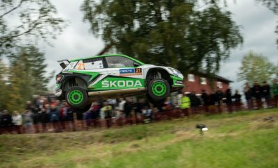 • H νέα SKODA Fabia R5 evo κέρδισε τον τέταρτο αγώνα στη σειρά, αυτή τη φορά το φημισμένο Ράλι Φινλανδίας • Μετά τις νίκες στη Χιλή, την Πορτογαλία και τη Σαρδηνία, μία ακόμα 1η θέση, τέταρτη στη σειρά για τους Kalle Rovanperä / Jonne Halttunen και τη SKODA Motorsport στο θεσμό FIA WRC 2 Pro • Ο νεαρός Φινλανδός οδηγός της SKODA κέρδισε και τις 23 Ειδικές Διαδρομές του αγώνα στην κατηγορία WRC 2 Pro • Kalle Rovanperä και SKODA Motorsport προηγούνται στη βαθμολογία των Οδηγών και Κατασκευαστών αντίστοιχα • Η SKODA κυριάρχησε και στο Ράλι Φινλανδίας με επτά συνολικά SKODA Fabia R5 να τερματίζουν στην πρώτη δεκάδα της κατηγορίας WRC 2, εκ των οποίων τρεις ήταν οι νέες Fabia R5 evo Σύμφωνα με το γνωμικό «η καλή ημέρα από το πρωί φαίνεται» και ο Kalle Rovanperä στον αγώνα της πατρίδας του έδειξε από νωρίς τις προθέσεις του, σημειώνοντας τον καλύτερο χρόνο τόσο στο Shakedown όσο και στην πρώτη Ειδική Διαδρομή του Ράλι Φινλανδίας με την εργοστασιακή SKODA Fabia R5 evo, συμμετοχή της SKODA Motorsport. Ο νεαρός Φινλανδός δεν σήκωσε το πόδι του από το γκάζι τις επόμενες τρείς ημέρες του αγώνα, τερματίζοντας πρώτος και στις 23 ειδικές του αγώνα στην WRC 2 Pro! Κέρδισε πανηγυρικά τον αγώνα και εδραιώθηκε στην πρώτη θέση της κατηγορίας WRC 2 Pro στη βαθμολογία των Οδηγών, με τη SKODA Motorsport στην πρώτη θέση στην αντίστοιχη των Κατασκευαστών, μόλις πέντε αγώνες πριν την ολοκλήρωση του παγκοσμίου Πρωταθλήματος Ράλι! Εκτός της WRC 2 Pro, ο Rovanperä πήγε εξαιρετικά και σε επίπεδο RC2. Στο δεύτερο σκέλος κέρδισε τις εννέα από τις δέκα Ειδικές Διαδρομές, κάτι που επανέλαβε σε επίπεδο επιδόσεων και στο τρίτο σκέλος, μη παραλείποντας να εξάρει τις προσπάθειες των μηχανικών της SKODA Motorsport στο να του ετοιμάσουν και να στήσουν ένα αυτοκίνητο όπως ακριβώς το ήθελε. Στο τελευταίο σκέλος, ο Kalle Rovanperä απλά χρειαζόταν να οδηγήσει συντηρητικά προκειμένου να εξασφαλίσει την νίκη, κάτι που πέτυχε με άνεση, σημειώνοντας παράλληλα τους καλύτερους χρόνους σε επίπεδο WRC 2 pro. Επόμενος αγώνας, το Ράλι Γερμανίας, που θα διεξαχθεί από 22-25 Αυγούστου, στην περιοχή του Bostalsee. ΣΗΜΕΙΩΣΗ ΣΥΝΤΑΚΤΗ: Το Ράλι Φινλανδίας –που διοργανώνεται από το 1951 και έγινε γνωστό ως «Ράλι 1000 Λιμνών» λόγω του τοπογραφικού του ανάγλυφου- δίκαια αποκαλείται «Formula 1 στο χώμα» με τις ταχύτητες που αναπτύσσονται να είναι ιδιαίτερα υψηλές και για μεγάλο χρονικό διάστημα. Καθόλου τυχαίο που ο 18χρονος Kalle Rovanperä σχολίασε ότι είναι ο μοναδικός αγώνας του WRC στις περισσότερες Ειδικές Διαδρομές του οποίου «βάζεις μία 5η ταχύτητα και πας συνέχεια με το πόδι τέρμα στο γκάζι»… Ωστόσο, το τέρμα-γκάζι σε χωμάτινες επιφάνειες με αμέτρητα «πηδήματα» σε κάθε διαδρομή και μάλιστα με πολλά από αυτά σε στροφές με «χασίματα», καθιστά τη διάκριση ενός πληρώματος σημαντικό γεγονός, πόσω μάλλον όταν αυτή η επίδοση συνδυάζεται με την νίκη σε μία δύσκολη κατηγορία με υψηλό επίπεδο ανταγωνισμού. Τα παρακείμενα δέντρα δυσκολεύουν ακόμα περισσότερο την προσπάθεια των πληρωμάτων, που έχουν να αξιοποιήσουν σε κορυφαίο βαθμό τις σημειώσεις τους. Αυτές είναι που καθορίζουν και σε μεγάλο βαθμό την τελική έκβαση του αγώνα. Τελικά αποτελέσματα Finland Rally (WRC 2 Pro) 1. Rovanperä/Halttunen (FIN/FIN), SKODA FABIA R5 evo, 2:38:34.4h 2. Camilli/Veillas (FRA/FRA), Ford Fiesta R5 MkII, + 4:47.0sec. Βαθμολογία Οδηγών WRC 2 Pro (μετά από 9/14 αγώνες) 1. Kalle Rovanperä (FIN), SKODA, 136 points 2. Mads Østberg (NOR), Citroën , 98 points 3. Gus Greensmith (GBR), Ford, 85 points 4. Lukasz Pieniazek (POL), Ford, 74 points 5. Jan Kopecky (CZE), SKODA, 36 points 6. Eric Camilli (FRA), Ford, 12 points Βαθμολογία Κατασκευαστών WRC 2 Pro (μετά από 9/14 αγώνες) 1. SKODA, 184 points 2. Ford, 177 points 3. Citroën, 98 points
