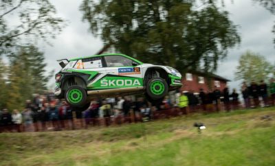 • H νέα SKODA Fabia R5 evo κέρδισε τον τέταρτο αγώνα στη σειρά, αυτή τη φορά το φημισμένο Ράλι Φινλανδίας • Μετά τις νίκες στη Χιλή, την Πορτογαλία και τη Σαρδηνία, μία ακόμα 1η θέση, τέταρτη στη σειρά για τους Kalle Rovanperä / Jonne Halttunen και τη SKODA Motorsport στο θεσμό FIA WRC 2 Pro • Ο νεαρός Φινλανδός οδηγός της SKODA κέρδισε και τις 23 Ειδικές Διαδρομές του αγώνα στην κατηγορία WRC 2 Pro • Kalle Rovanperä και SKODA Motorsport προηγούνται στη βαθμολογία των Οδηγών και Κατασκευαστών αντίστοιχα • Η SKODA κυριάρχησε και στο Ράλι Φινλανδίας με επτά συνολικά SKODA Fabia R5 να τερματίζουν στην πρώτη δεκάδα της κατηγορίας WRC 2, εκ των οποίων τρεις ήταν οι νέες Fabia R5 evo Σύμφωνα με το γνωμικό «η καλή ημέρα από το πρωί φαίνεται» και ο Kalle Rovanperä στον αγώνα της πατρίδας του έδειξε από νωρίς τις προθέσεις του, σημειώνοντας τον καλύτερο χρόνο τόσο στο Shakedown όσο και στην πρώτη Ειδική Διαδρομή του Ράλι Φινλανδίας με την εργοστασιακή SKODA Fabia R5 evo, συμμετοχή της SKODA Motorsport. Ο νεαρός Φινλανδός δεν σήκωσε το πόδι του από το γκάζι τις επόμενες τρείς ημέρες του αγώνα, τερματίζοντας πρώτος και στις 23 ειδικές του αγώνα στην WRC 2 Pro! Κέρδισε πανηγυρικά τον αγώνα και εδραιώθηκε στην πρώτη θέση της κατηγορίας WRC 2 Pro στη βαθμολογία των Οδηγών, με τη SKODA Motorsport στην πρώτη θέση στην αντίστοιχη των Κατασκευαστών, μόλις πέντε αγώνες πριν την ολοκλήρωση του παγκοσμίου Πρωταθλήματος Ράλι! Εκτός της WRC 2 Pro, ο Rovanperä πήγε εξαιρετικά και σε επίπεδο RC2. Στο δεύτερο σκέλος κέρδισε τις εννέα από τις δέκα Ειδικές Διαδρομές, κάτι που επανέλαβε σε επίπεδο επιδόσεων και στο τρίτο σκέλος, μη παραλείποντας να εξάρει τις προσπάθειες των μηχανικών της SKODA Motorsport στο να του ετοιμάσουν και να στήσουν ένα αυτοκίνητο όπως ακριβώς το ήθελε. Στο τελευταίο σκέλος, ο Kalle Rovanperä απλά χρειαζόταν να οδηγήσει συντηρητικά προκειμένου να εξασφαλίσει την νίκη, κάτι που πέτυχε με άνεση, σημειώνοντας παράλληλα τους καλύτερους χρόνους σε επίπεδο WRC 2 pro. Επόμενος αγώνας, το Ράλι Γερμανίας, που θα διεξαχθεί από 22-25 Αυγούστου, στην περιοχή του Bostalsee. ΣΗΜΕΙΩΣΗ ΣΥΝΤΑΚΤΗ: Το Ράλι Φινλανδίας –που διοργανώνεται από το 1951 και έγινε γνωστό ως «Ράλι 1000 Λιμνών» λόγω του τοπογραφικού του ανάγλυφου- δίκαια αποκαλείται «Formula 1 στο χώμα» με τις ταχύτητες που αναπτύσσονται να είναι ιδιαίτερα υψηλές και για μεγάλο χρονικό διάστημα. Καθόλου τυχαίο που ο 18χρονος Kalle Rovanperä σχολίασε ότι είναι ο μοναδικός αγώνας του WRC στις περισσότερες Ειδικές Διαδρομές του οποίου «βάζεις μία 5η ταχύτητα και πας συνέχεια με το πόδι τέρμα στο γκάζι»… Ωστόσο, το τέρμα-γκάζι σε χωμάτινες επιφάνειες με αμέτρητα «πηδήματα» σε κάθε διαδρομή και μάλιστα με πολλά από αυτά σε στροφές με «χασίματα», καθιστά τη διάκριση ενός πληρώματος σημαντικό γεγονός, πόσω μάλλον όταν αυτή η επίδοση συνδυάζεται με την νίκη σε μία δύσκολη κατηγορία με υψηλό επίπεδο ανταγωνισμού. Τα παρακείμενα δέντρα δυσκολεύουν ακόμα περισσότερο την προσπάθεια των πληρωμάτων, που έχουν να αξιοποιήσουν σε κορυφαίο βαθμό τις σημειώσεις τους. Αυτές είναι που καθορίζουν και σε μεγάλο βαθμό την τελική έκβαση του αγώνα. Τελικά αποτελέσματα Finland Rally (WRC 2 Pro) 1. Rovanperä/Halttunen (FIN/FIN), SKODA FABIA R5 evo, 2:38:34.4h 2. Camilli/Veillas (FRA/FRA), Ford Fiesta R5 MkII, + 4:47.0sec. Βαθμολογία Οδηγών WRC 2 Pro (μετά από 9/14 αγώνες) 1. Kalle Rovanperä (FIN), SKODA, 136 points 2. Mads Østberg (NOR), Citroën , 98 points 3. Gus Greensmith (GBR), Ford, 85 points 4. Lukasz Pieniazek (POL), Ford, 74 points 5. Jan Kopecky (CZE), SKODA, 36 points 6. Eric Camilli (FRA), Ford, 12 points Βαθμολογία Κατασκευαστών WRC 2 Pro (μετά από 9/14 αγώνες) 1. SKODA, 184 points 2. Ford, 177 points 3. Citroën, 98 points