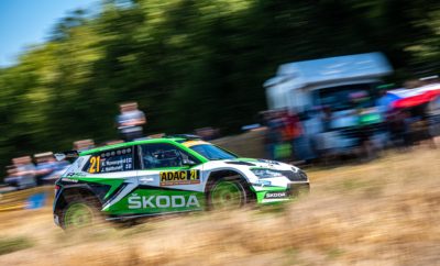 • H νέα SKODA Fabia R5 evo αποδεικνύει τη δυναμική της και στην άσφαλτο της Γερμανίας • Πέμπτη νίκη στη σειρά, αυτή τη φορά στο Ράλι Γερμανίας, δέκατο γύρο του Παγκοσμίου Πρωταθλήματος Ράλι (WRC) • Οι Jan Kopecky – Pavel Dresler, περυσινοί νικητές του αγώνα, επανέλαβαν την επιτυχία τους κατακτώντας την 1η θέση τόσο στην WRC 2 όσο και στην κλάση RC2 • Οι Kalle Rovanperä - Jonne Halttunen περιορίστηκαν στην 3η θέση της κατάταξης, αλλά οι βαθμοί που πήραν ήταν αρκετοί για παραμείνουν στην κορυφή και να αυξήσουν την διαφορά τους στη βαθμολογία στο θεσμό FIA WRC 2 Pro • Οι Γερμανοί Fabian Kreim και Marijan Greibel, αμφότεροι με Skoda Fabia R5 evo, τερμάτισαν πίσω από τους Kopecky – Dresler στην RC2, ολοκληρώνοντας ένα βάθρο στην κλάση αυτή αποκλειστικά από αυτοκίνητα SKODA Πέμπτη νίκη στην σειρά για τη νέα SKODA Fabia R5 evo, αυτή τη φορά στο απαιτητικό και σκληρό Ράλι Γερμανίας. Το μόνο που άλλαξε σε σχέση με τους προηγούμενους αγώνες αφ’ ενός ήταν η επιφάνεια, καθώς όλες Ειδικές Διαδρομές στη Γερμανία είναι παραδοσιακά ασφάλτινες, αφ’ ετέρου το πλήρωμα, με τους Τσέχους Jan Kopecky - Pavel Dresler να ανεβαίνουν στο ψηλότερο σκαλί του βάθρου στη WRC 2 Pro. Το αποτέλεσμα αυτό ήταν και εκείνο το οποίο έδωσε στη SKODA Motorsport τη δυνατότητα να αυξήσει την διαφορά της στη βαθμολογία κατασκευαστών του θεσμού, κάνοντας ένα σημαντικό βήμα για την κατάκτηση του τίτλου με πέντε αγώνες ακόμα να υπολείπονται. Το επίσης εργοστασιακό πλήρωμα Kalle Rovanperä - Jonne Halttunen με τη δεύτερη SKODA Fabia R5 evo, ξεκίνησαν ιδανικά, κερδίζοντας Ειδικές Διαδρομές και περνώντας στην πρωτοπορία του αγώνα. Όμως το Ράλι Γερμανίας δεν είναι εύκολη υπόθεση και ο 18χρονος Φινλανδός βγήκε στο δεύτερο σκέλος δύο φορές από το δρόμο, χάνοντας συνολικά πάνω από 4 λεπτά. Αλλά αφενός στάθηκε τυχερός γιατί δε χρειάστηκε να εγκαταλείψει και αφετέρου έδειξε στη συνέχεια εμφανή δείγματα βελτίωσής του στα ασφάλτινα οδοστρώματα, στα οποία έχει μικρή εμπειρία, κάνοντας κορυφαίους χρόνους, για να τερματίσει τελικά στην 3η θέση στη WRC 2 Pro. Όμως και ο Kopecky αντιμετώπισε πρόβλημα με ένα κλαταρισμένο ελαστικό στην διαδρομή Baumholder των στρατιωτικών εγκαταστάσεων, όταν βρέθηκε σε ένα διαλυμένο ασφάλτινο οδόστρωμα στο δεύτερο σκέλος. Αυτό δεν επηρέασε όμως την πρωτοπορία του και στο τελευταίο σκέλος κατάφερε να διαχειριστεί τέσσερις Ειδικές με επιτυχία, ανεβαίνοντας τελικά στο κορυφαίο σκαλί του βάθρου. Επόμενος αγώνας, το Ράλι Τουρκίας, που θα διεξαχθεί από 12-15 Σεπτεμβρίου, στην περιοχή Marmaris. ΣΗΜΕΙΩΣΗ ΣΥΝΤΑΚΤΗ: Το Ράλι Γερμανίας μπορεί φαινομενικά να είναι ένας «εύκολος» ασφάλτινος αγώνας, αλλά κάθε άλλο παρά έτσι είναι. Αν και οι δημοφιλείς γλιστερές στενές διαδρομές ανάμεσα στους αμπελώνες της περιοχής του Σάαρλαντ και της Ρηνανίας δίνουν μία ευχάριστη και ιδιαίτερα φωτογραφημένη «αθώα» εκδοχή του αγώνα, εντούτοις η τσιμεντένια διαδρομή στην στρατιωτική βάση Baumholder και η αντίστοιχη σκληρή διαδρομή Panzerplate, στην περιοχή όπου πραγματοποιούνται οι δοκιμές για τα γνωστά τανκ Panzer, με κακής ποιότητας άσφαλτο, είναι αυτές που καθορίζουν τον νικητή. Τα κλαταρίσματα σε αυτές τις δύο διαδρομές είναι συχνά και αποτελούν «εφιάλτη» για ανθρώπους και αυτοκίνητα. Τελικά αποτελέσματα Deutschland Rally (WRC 2 Pro) 1. Kopecky/Dresler (CZR/CZR), SKODA FABIA R5 evo, 3:27:24.1 h 2. Camilli/Veillas (FRA/FRA), Ford Fiesta R5, +1:19.1 sec. 3. Rovanperä/Halttunen (FIN/FIN), SKODA FABIA R5 evo, +1:34.9 sec. 4. Østberg/Eriksen (NOR/NOR), Citroën C3 R5, Ford Fiesta R5, +39.0 sec. Βαθμολογία Οδηγών WRC 2 Pro (μετά από 10/14 αγώνες) 1. Kalle Rovanperä (FIN), SKODA, 151 points 2. Mads Østberg (NOR), Citroën , 110 points 3. Gus Greensmith (GBR), Ford, 85 points 4. Lukasz Pieniazek (POL), Ford, 74 points 5. Jan Kopecky (CZR), SKODA, 61 points 6. Eric Camilli (FRA), Ford, 36 points Βαθμολογία Κατασκευαστών WRC 2 Pro (μετά από 10/14 αγώνες) 1. SKODA, 224 points 2. Ford, 195 points 3. Citroën, 110 points