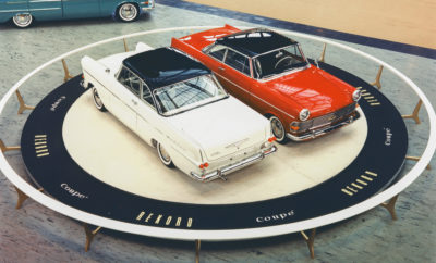 «Ιδρυτικά μέλη»: Οι αδελφοί Opel εμφανίστηκαν στο χώρο της αυτοκίνησης μέσα από την πρώτη έκθεση Μάρκα πλούσια σε παράδοση: 120 χρόνια παραγωγή αυτοκινήτων στο Rüsselsheim Εντυπωσιακές πρεμιέρες: Opel Experimental GT, Insignia και Monza Concept To 68ο Διεθνές Σαλόνι Αυτοκινήτου της Φρανκφούρτης (IAA) άνοιξε τις πύλες του για το κοινό και θα παραμείνει ανοιχτό μέχρι τις 22 Σεπτεμβρίου. To IAA αναπολεί με υπερηφάνεια μία μακρά παράδοση που ξεκίνησε το 1897 όταν πραγματοποιήθηκε η “Διεθνής Έκθεση Αυτοκινήτου του Βερολίνου” – η πρώτη μικρή Έκθεση Αυτοκινήτου στη Γερμανία. Η Opel βρέθηκε εκεί από την πρώτη στιγμή, αρχικά με μορφή ‘start-up’ που ξεκίνησε να κατασκευάζει τα πρώτα της αυτοκίνητα το 1899. 120 χρόνια αργότερα, η Opel γιορτάζει σημαντικές παγκόσμιες πρεμιέρες στη Φρανκφούρτη με την έκτη γενιά Corsa, το νέο Astra και το Grandland X, το πρώτο plug-in υβριδικό μοντέλο του κατασκευαστή. Η ιστορία της Opel στο IAA ξεκίνησε μία ηλιόλουστη φθινοπωρινή μέρα στη Γερμανική πρωτεύουσα. Στα τέλη του 19ου αιώνα: στο επίκεντρο της προσοχής οκτώ αυτοκινούμενες άμαξες Στις 30 Σεπτεμβρίου, 1897, η πρώτη Γερμανική Έκθεση Αυτοκινήτου πραγματοποιήθηκε στην καρδιά του Βερολίνου. Οκτώ καλογυαλισμένες άμαξες στέκονταν στη λεωφόρο “Unter den Linden” μπροστά από το πολυτελές Hotel Bristol. Ο λόγος; Η ιδρυτική συνέλευση της Ένωσης Κατασκευαστών Αυτοκινήτων Κεντρικής Ευρώπης (Central European Motor Car Association), και μία βόλτα στο δάσος Grunewald. Παρότι η Opel δεν είχε αρχίσει ακόμα να κατασκευάζει αυτοκίνητα, συμμετείχε στη συνέλευση. Οι Wilhelm και Fritz Opel, δύο από τους πέντε γιους της Sophie και του Adam Opel, είχαν ραντεβού με έναν πρωτοπόρο της αυτοκίνησης, τον Friedrich Lutzmann. Ο Lutzmann ταξίδεψε από το Dessau μέχρι το Βερολίνο με δύο από τα αυτοκίνητά του. Η εμφάνισή του στη “Διεθνή Έκθεση Αυτοκινήτου του Βερολίνου 1897” αποτέλεσε την απαρχή της διάσημης επιχειρηματικής συμφωνίας που «σφραγίστηκε» στις 21 Ιανουαρίου του 1899, όταν η Opel ανέλαβε το Anhaltische Motorwagenfabrik του Lutzmann και άρχισε να δραστηριοποιείται επιχειρηματικά στο χώρο της αυτοκίνησης. Μόλις δύο χρόνια αργότερα, σχεδόν 100.000 επισκέπτες προσήλθαν στη “Διεθνή Έκθεση Αυτοκινήτου του Βερολίνου 1899”. Ο Friedrich Lutzmann ήταν και πάλι εκεί για να προσελκύσει πελάτες – αυτή τη φορά για τα αυτοκίνητα Opel από το Rüsselsheim τα οποία σχεδίαζε. Τα πρώτα χρόνια: φοίνικες, ανατολίτικα χαλιά και αλυσίδες από ηλεκτρικά φώτα Με την αλλαγή του αιώνα, το ενδιαφέρον του κοινού για τα αυτοκίνητα συνέχισε να αυξάνεται. Μεταξύ 1902 και 1911, δέκα σημαντικές Εκθέσεις Αυτοκινήτου πραγματοποιήθηκαν στη Γερμανία – οι περισσότερες στο Βερολίνο, αλλά και στη Φρανκφούρτη (Μάρτιος 1904 και Οκτώβριος 1905). Η νεαρή τότε μάρκα αυτοκινήτων Opel συμμετείχε με ιδιαίτερο ενθουσιασμό. Από το 1902, σε εκθεσιακά περίπτερα, όλο και πιο εντυπωσιακά, διακοσμημένα με φοινικόδεντρα, ανατολίτικα χαλιά και σειρές από ηλεκτρικά φωτάκια, φιλοξενούσαν σύγχρονα αυτοκίνητα με κινητήρες τοποθετημένους μπροστά. Σύντομα οι πρώτες άμαξες ‘à la Lutzmann’ επισκιάστηκαν. Η κόπωση από τέτοιου είδους εκθέσεις που έγινε εμφανής στο τέλος της δεκαετίας αντιμετωπίστηκε με μία νέα προσέγγιση: πιο συγκρατημένο ύφος και πιο στοχευμένο στυλ, ήταν η φιλοσοφία του VDMI, του προπομπού του σημερινού VDA (German Association of the Automotive Industry). Ωστόσο, η ανέγερση ενός νέου εκθεσιακού κέντρου στο Kaiserdamm του Βερολίνου, που είχε προγραμματιστεί για το 1913, αναβλήθηκε μέχρι το 1921 εξ αιτίας του πολέμου. Ανάμεσα στους πολέμους: η Opel κύριος πόλος έλξης στο Βερολίνο Αν και δεν υπήρχαν ξένοι εκθέτες, 300.000 επισκέπτες συγκεντρώθηκαν στη “Γερμανική Έκθεση Αυτοκινήτου 1921”. Λόγω του τεράστιου πλήθους η πρόσβαση στους εκθεσιακούς χώρους έπρεπε να διακόπτεται προσωρινά. Στο ξεκίνημα της Έκθεσης, ξεχωριστό ενδιαφέρον προκάλεσε ο πρώτος αγώνας αυτοκινήτων στη γειτονική πίστα AVUS. Νικητής ήταν ο Fritz von Opel. Οι διοργανώσεις των χρόνων που ακολούθησαν ήταν εξίσου πολυπληθείς, με 653 διεθνείς εταιρίες να εκθέτουν τα οχήματά τους στο Βερολίνο το 1923. Το 1924, εγκαινιάστηκε το νέο “Hall II”, για εκθέματα όπως μοτοσικλέτες, επαγγελματικά οχήματα και αξεσουάρ. Την ίδια χρονιά στο “Hall I”, στο προσκήνιο ήταν το νέο Opel 4 PS Laubfrosch (Tree Frog): μικρό και συμπαγές, με ένα εντυπωσιακό ψυγείο μπροστά και στο κέντρο. Το ζωηρό διθέσιο κυκλοφορούσε μόνο σε πράσινο χρώμα και το κόστος του ήταν μόλις 4.500 Μάρα, κάτι που δημιούργησε μεγάλη αίσθηση. Και αυτό ήταν αποτέλεσμα της υπερσύγχρονης γραμμής συναρμολόγησης στο Rüsselsheim. Το Laubfrosch ήταν προσιτό για το ευρύ κοινό και εκδημοκράτιζε την έννοια της αυτοκίνησης. Ο πρωταγωνιστής της Έκθεσης το 1928 ήταν κάτι εντελώς διαφορετικό: Η Opel παρουσίασε στο Berlin Radio Tower που είχε εγκαινιαστεί πρόσφατα, το 24/110 hp Regent με οκτακύλινδρο σε σειρά κινητήρα. Με τις προηγμένες δυνατότητες παραγωγής της, η Opel ήταν σε θέση να ικανοποιήσει την αυξανόμενη ζήτηση για περισσότερα αυτοκίνητα τη δεκαετία του 1930. Το νέο “Blitz” ήταν απλά ένα παράδειγμα. Οι εκθεσιακές εμφανίσεις της εταιρίας στο Βερολίνο ήταν αντίστοιχα μοντέρνες και δήλωναν αυτοπεποίθηση. Πολλά επιτυχημένα μοντέλα Opel έκαναν το ντεμπούτο τους στο Radio Tower πριν την έναρξη του 2ου Παγκοσμίου Πολέμου: 1.8 Liter, P4, Olympia, Admiral, Kadett, Kapitän. Καθώς μεταξύ των εκθεμάτων υπήρχαν και μοτοσικλέτες, η ονομασία της Έκθεσης άλλαξε σε Διεθνή Έκθεση Αυτοκινήτων & Μοτοσικλετών - International Automobile & Motorcycle Exhibition (IAMA). Από το 1933, η Έκθεση βρέθηκε υπό τον έλεγχο του Υπουργείου Προπαγάνδας των Ναζί, όπως επιβεβαιώθηκε και από το νέο “Hall of Honour”. Η Έκθεση IAMA 1939 κατέγραψε ρεκόρ 825.000 επισκεπτών. Μετά σταμάτησε. Νέο ξεκίνημα μετά τον πόλεμο: Η Opel έγινε η «μηχανή» του οικονομικού θαύματος Μετά το τέλος του 2ου Παγκοσμίου Πολέμου, το IAA – ή IAMA – δεν ξαναξεκίνησε άμεσα. Από το 1947 μέχρι το 1949, μερικοί κατασκευαστές παρουσίασαν τα οχήματά τους σε ήπια κλίμακα σε μία Έκθεση στο Ανόβερο. Η Opel δεν ήταν παρούσα εκεί. Τελικά το 1951 η Opel και το IAA επέστρεψαν – και μάλιστα εκείνη την εποχή, δύο φορές: την άνοιξη, η Έκθεση μεταφέρθηκε στη Φρανκφούρτη. Το φθινόπωρο η πρωτεύουσα αποχαιρέτισε οριστικά τη “Διεθνή Έκθεση Αυτοκινήτου του Βερολίνου”. Από τότε, το κρατίδιο της Έσσης ανέλαβε τη φιλοξενία της μεγαλύτερης Έκθεσης Αυτοκινήτου παγκοσμίως, κάθε δύο χρόνια. Η πολιτική απομόνωση του Βερολίνου και ένα ελκυστικό, κεντρικά τοποθετημένο εκθεσιακό κέντρο στη Φρανκφούρτη ήταν οι κύριοι λόγοι αυτής της απόφασης από το διοργανωτή, VDA. Σύμφωνα με το πνεύμα της εποχής, το motto του περιπτέρου της Opel το 1951 στην Festhalle της Φρανκφούρτης ήταν “Opel - a bridge across the Atlantic” (Opel – μία γέφυρα πέρα από τον Ατλαντικό). Αυτή η πρώτη μεταπολεμική IAA στο Main προσέλκυσε 570.000 επισκέπτες. Στα μέσα της δεκαετίας του 1950, η αυτοκινητοβιομηχανία γνώριζε τεράστια άνθηση, με τη Γερμανία να εξελίσσεται στη μεγαλύτερη κατασκευάστρια χώρα αυτοκινήτων μετά τις ΗΠΑ. Τα Γερμανικά εργοστάσια εξήγαγαν σχεδόν το ένα στα δύο αυτοκίνητα που κατασκευάζονταν στη Γερμανία. Πάνω από 300.000 άτομα εργάζονταν στη βιομηχανία αυτοκινήτου. Για μία ακόμη φορά, η ΙΑΑ εξελίσσεται σε σημαντικό γεγονός. Τα Γερμανικά Ταχυδρομεία εξέδωσαν ειδικά γραμματόσημα και σφραγίδες. Η Opel χρησιμοποίησε την Έκθεση δίπλα στην γενέθλια πόλη της για να παρουσιάζει τις τεχνολογίες και τα προϊόντα της: το Olympia Rekord, το πρώτο Opel με αυτοφερόμενο αμάξωμα, γιόρτασε τη πρεμιέρα του στην IAA του 1953. Το 1957 παρουσίασε το νέο Olympia Rekord, που μέσα σε τρία χρόνια πουλήθηκε 850.000 φορές σε όλο τον κόσμο. Δύο χρόνια αργότερα, έκανε ντεμπούτο το Kapitän με κινητήρα 2.6L. Το αυτοκίνητο συνέχισε να εξελίσσεται – και η Opel ήταν η πρώτη κατασκευάστρια που έδειξε την καινοτόμο δύναμή της με ένα πρωτότυπο μοντέλο κατασκευασμένο αποκλειστικά ‘in-house’: το 1965, η Opel παρουσίασε στην έκθεση το Experimental GT. Το πρωτότυπο έτυχε τέτοιας ενθουσιώδους υποδοχής από το κοινό και τους εκπροσώπους του Τύπου, ώστε τρία χρόνια αργότερα έγινε πραγματικότητα. Το Opel CD (Coupé Diplomat), ένα διθέσιο, πολυτελές coupé βασισμένο στο Diplomat, ήταν ο πρωταγωνιστής της IAA το 1969. Αυτό το πρωτότυπο εξελίχθηκε σε επίπεδο μαζικής παραγωγής, ως Bitter CD. Δεκαετίες 1970 και 1980: η έμφαση στρέφεται στην κατανάλωση και την ασφάλεια Η νέα δεκαετία ξεκίνησε με ένα πλήγμα: Η ΙΑΑ του 1971 ακυρώθηκε λόγω της πετρελαϊκής κρίσης. Σύντομα όμως κατέστη σαφές ότι δεν υπήρχε τρόπος να μπει το αυτοκίνητο στο περιθώριο. Καταναλωτές και πολιτικοί για μία ακόμα φορά υπερασπίστηκαν αυτή τη θέση με πάθος. Επόμενο ήταν λοιπόν, το 1973, το οικονομικό Opel Kadett C να βρεθεί στο προσκήνιο της IAA. Το 1977, η Γερμανική εταιρία ξεπέρασε την παραγωγή των τεσσάρων εκατομμυρίων οχημάτων. Περισσότερο από ποτέ, τα Γερμανικά αυτοκίνητα γνώριζαν τεράστια ζήτηση στο εξωτερικό. Με μερίδιο αγοράς 20%, η Opel ήταν η μεγαλύτερη Γερμανική κατασκευάστρια εταιρία. Ξεκινώντας τη δεκαετία του 1970, η Opel εστίαζε όλο και περισσότερο την προσοχή της στους τομείς της κατανάλωσης καυσίμου, της ασφάλειας και της εργονομίας. Το καλύτερο παράδειγμα ήταν το Opel GT2, το οποίο ενθουσίασε τους επισκέπτες της έκθεσης το 1975 με τις καινοτόμες συρόμενες πόρτες του και ένα φουτουριστικό, σφηνοειδές σχήμα. Άλλα ορόσημα της δεκαετίας του 1970 ήταν οι παγκόσμιες πρεμιέρες των Senator και Monza (1977) και το προσθιοκίνητο Kadett D (1979). Η έμφαση στην εξοικονόμηση ενέργειας συνεχίστηκε τη δεκαετία του 1980. Στα λανσαρίσματα νέων προϊόντων, η οικονομία και η αεροδυναμική ήταν συνήθως οι σημαντικότεροι παράγοντες. Το 1981, η Opel απέδειξε πόσο πρωτοπόρος είναι στον τομέα της αεροδυναμικής με το Tech 1. Ο συντελεστής οπισθέλκουσας 0,235 ήταν επιπέδου παγκοσμίου ρεκόρ. Στην 50ή IAA το 1983, η Opel παρουσίασε το Junior, ως μελέτη ενός μικρού αυτοκινήτου με πολλές έξυπνες λύσεις για το εσωτερικό – από εναλλάξιμα όργανα και καλύμματα καθισμάτων που μπορούσαν να μετατρέπονται σε υπνόσακους, μέχρι μία οραματική συσκευή πλοήγησης. Ωστόσο και τα σπορ μοντέλα Opel συνέχισαν να κάνουν πάταγο: για παράδειγμα, η παρουσίαση του Kadett Rallye 4x4 (1985) και η παγκόσμια πρεμιέρα του Calibra με τη θρυλική μορφή του τένις, Steffi Graf (1989). Η δεκαετία του 1990: Ιδέες για μία νέα χιλιετία Η IAA χωρίστηκε σε δύο τμήματα ανάλογα με τη χρονιά: τα μονά έτη, όπως το 1991, η έκθεση της Φρανκφούρτης φιλοξενεί επιβατικά αυτοκίνητα, ενώ το ζυγά, αρχής γενομένης από το 1992, ξεκινά η ΙΑΑ στο Ανόβερο για Επαγγελματικά Οχήματα. Οι επισκέπτες της Έκθεσης τη δεκαετία του 1990 καλούνται να κάνουν στάση στην Opel, όπως το 1993 που έκανε την πρεμιέρα του το Tigra. Ή το 1995, που το περίπτερο ήταν αφιερωμένο στο Vectra B και το οικονομικό Corsa Eco 3. Το 1997 ήταν μία ιδιαίτερα θεαματική χρονιά: το ολοκαίνουργιο Astra G έκανε δυναμική είσοδο στην αίθουσα, μπροστά στα μάτια των έκπληκτων επισκεπτών – συνοδεία ενός συναρπαστικού μουσικού σόου. Η δοκιμαστική οδήγηση των εκθεσιακών μοντέλων ήταν καινοτομία για την IAA. Στην IAA του 1999, η Opel έδειξε πώς οι μηχανικοί του Rüsselsheim προετοιμάζονταν για τις προκλήσεις της νέας χιλιετίας. Το αστέρι του “Future Theater” – όπως ονομαζόταν το περίπτερο της Opel – ήταν το μειωμένου βάρους πρωτότυπο G90. Η δεκαετία του 2000: μεγάλοι αριθμοί, μεγάλη αλλαγή Οι τρομοκρατικές επιθέσεις της 11ης Σεπτεμβρίου, 2001 επισκίασαν την 59η Έκθεση Αυτοκινήτου της Φρανκφούρτης. Για λόγους αλληλεγγύης προς τα θύματα και τους συγγενείς τους, οι εκθέτες ακύρωσαν όλες τις παρουσιάσεις και η δυνατή μουσική σίγησε. Το 2003, η IAA κατέγραψε ρεκόρ προσέλευσης, περίπου ένα εκατομμύριο επισκέπτες κατέκλεισαν το χώρο. Το αγωνιστικό πρωτότυπο Opel Insignia Concept συνέβαλλε σε αυτή την επιτυχία. Οι σχεδιαστικές μελέτες της Opel τις επόμενες χρονιές βρίσκονταν πάντα στο επίκεντρο της προσοχής: Antara GTC, Flextreme, RAK e, Monza Concept. Και οι παγκόσμιες πρεμιέρες των αυτοκινήτων μαζικής παραγωγής συνεχίστηκαν: Opel Astra J, Astra K, Insignia GSi και Grandland X είναι τα τελευταία παραδείγματα. Από την ΙΑΑ του 2011, στην κορυφή της ατζέντας βρίσκονται εναλλακτικά συστήματα κίνησης, ψηφιοποίηση και μετακίνηση. Απόδειξη ήταν το “Hall of Electromobility”, το πρώτο στο είδος του σε Σαλόνι Αυτοκινήτου. Το Electro-Mobility Congress και το carIT Congress ήταν επίσης πρεμιέρες του IAA. Η συμμετοχή της Opel στις συζητήσεις σε όλες τις συνεδριάσεις ήταν πολύτιμη, καθώς το 2009 είχε ήδη λανσάρει το Ampera, ένα πλήρως ηλεκτρικό μοντέλο, κατάλληλο για καθημερινή χρήση. Στο φετινό, 68ο Σαλόνι Αυτοκινήτου της Φρανκφούρτης, τα νέα Opel Corsa και Corsa-e, το Opel Grandland X Hybrid4 (προκαταρτικές τιμές κατανάλωσης WLTP1 - σταθμισμένες, στο μικτό κύκλο – 1,4-1,3 l/100 km, εκπομπές CO2 32-29 g/km, NEDC2 : 1,5 l/100 km, 35-34 g/km CO2) και το νέο Opel Astra κάνουν τις παγκόσμιες πρεμιέρες τους. Και υπάρχει ένα ακόμα εξαιρετικό ντεμπούτο: Η Opel παρουσιάζει το Corsa-e Rally – το παγκοσμίως πρώτο ηλεκτρικό αυτοκίνητο ράλι για αγώνες πελατών (customer rally sport). Η κατασκευάστρια εταιρία από το Rüsselsheim καλεί επίσης το κοινό της Φρανκφούρτης να επισκεφθεί το πολύ ξεχωριστό της περίπτερο: το “OPELHAUS 120”. Το όνομα τα λέει όλα και αποκαλύπτει τί έχουν να περιμένουν οι επισκέπτες από την Opel: μία βαθιά αίσθηση παράδοσης, ως μία Γερμανική μάρκα με “120 χρόνια στην παραγωγή αυτοκινήτων”. Το περίπτερο ακολουθεί το λιτό ύφος Bauhaus, με τα εντυπωσιακά εκθέματα της Opel να προσδίδουν συναίσθημα και μοντέρνες πινελιές, ενσωματώνοντας το κυρίαρχο motto “Opel goes electric!”.