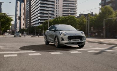 Το 2020,η Ford θα λανσάρει ένα πλήρως ηλεκτρικό SUV εμπνευσμένο από τη Mustang, που θα πλαισιώσει μία ολοκληρωμένη γκάμα ηλεκτροκίνητων μοντέλων. Πρόσφατη έρευνα που πραγματοποιήθηκε για λογαριασμό της Ford* αποκάλυψε ότι οι περισσότεροι άνθρωποι φιλοδοξούν να αποκτήσουν κάποια στιγμή ένα ηλεκτροκίνητο όχημα, με σχεδόν τους μισούς (το 45%) να θεωρούν ότι το μεγαλύτερο όφελος θα είναι η κατάργηση των στάσεων για ανεφοδιασμό στα πρατήρια υγρών καυσίμων. Ωστόσο, το 40% ισχυρίζεται ότι γνωρίζει ελάχιστα για τα ηλεκτρικά οχήματα – κάτι που σημαίνει ότι η μετάβαση από την αντλία ανεφοδιασμού καυσίμου στην ηλεκτρική πρίζα έχει ακόμα πολύ δρόμο. Με αυτό το δεδομένο, δημιουργήθηκε μία εφαρμογή στο νέο All-Electric website της Ford, που επιτρέπει στους χρήστες να καταχωρούν τις συνήθεις καθημερινές διαδρομές τους και να βλέπουν πόσα χιλιόμετρα θα μπορούν να διανύουν ανάμεσα σε δύο φορτίσεις, με εκτιμώμενη αυτονομία τα 600 km.** Δείτε εδώ την εφαρμογή για την Ελλάδα: https://www.ford.gr/shop/explore/hybrid-electric/all-electric Η διαδικτυακή αυτή εφαρμογή αυτή εντάσσεται στη νέα εκστρατεία της Ford που έχει ως σκοπό την εκπαίδευση των καταναλωτών σε θέματα που αφορούν τα ήπια υβριδικά, υβριδικά, plug-in υβριδικά και αμιγώς ηλεκτρικά οχήματα.   Κύρια ευρήματα της έρευνας • Σχεδόν 9 στους 10 (84%) ιδιοκτήτες ή υποψήφιοι αγοραστές υβριδικών και ηλεκτρικών οχημάτων συμφωνούν ότι τα ηλεκτρικά οχήματα είναι απολαυστικά στην οδήγηση • Οι 3 στους 4 καταναλωτές φιλοδοξούν να αποκτήσουν ηλεκτρικό όχημα κάποια μέρα, από τους οποίους το 92% είναι Κινέζοι, το 73% Ευρωπαίοι και το 53% Αμερικανοί • Σχεδόν οι 3 στους 4 (73%) ιδιοκτήτες ή υποψήφιοι αγοραστές υβριδικών και ηλεκτρικών οχημάτων συμφωνούν ότι είναι εύκολη η απόκτηση και λειτουργία ενός ηλεκτρικού οχήματος • Σχεδόν οι 9 στους 10 (87%) πιστεύουν ότι χρειάζεται ειδική πρίζα για τη φόρτιση ενός ηλεκτρικού οχήματος • Η έλλειψη υποδομής φόρτισης (49%), η σύντομη διάρκεια ζωής της μπαταρίας (43%) και η ανάγκη για συχνή φόρτιση (38%) είναι οι κύριες ανησυχίες των αγοραστών για την απόκτηση ενός ηλεκτρικού οχήματος Το νέο Puma «πυροδοτεί» τη νέα ηλεκτρική εποχή της Ford Νωρίτερα φέτος η Ford ανακοίνωσε ότι κάθε νέο επιβατικό της μοντέλο θα περιλαμβάνει τουλάχιστον μία ηλεκτροκίνητη έκδοση. Παραμένοντας πιστή στη δέσμευση αυτή, η εταιρεία προτίθεται να λανσάρει 17 ηλεκτροκίνητα μοντέλα στην Ευρώπη έως το 2024, εκ των οποίων τα 8 κάνουν την εμφάνισή τους μέσα στο 2019, ενώ το πλήρως ηλεκτρικό SUV εμπνευσμένο από τη Mustang θα παρουσιαστεί το 2020. Στην Ελλάδα, το πρώτο ηλεκτροκίνητο Ford που θα δούμε να παρουσιάζεται στις αρχές του 2020 είναι το νέο Puma EcoBoost Hybrid, το οποίο τροφοδοτείται από ένα ήπια υβριδικό σύστημα κίνησης που αναβαθμίζει τις ήδη υψηλές δυνατότητες του 1.0L EcoBoost κινητήρα. Διαθέσιμο σε εκδόσεις με απόδοση 125 και 155 ίππων, το ευφυές ήπια υβριδικό σύστημα του νέου Puma αξιοποιεί την αποθηκευμένη ενέργεια της μπαταρίας είτε ως “υποκατάσταση ροπής”, μειώνοντας έτσι το απαιτούμενο φορτίο του βενζινοκινητήρα για βελτίωση της απόδοσης έως 9% με βάση το πρωτόκολλο WLTP, είτε ως “υποβοήθηση ροπής”, αυξάνοντας στην περίπτωση αυτή τη συνολική διαθέσιμη ροπή του θερμικού συνόλου για ακόμα καλύτερες επιδόσεις. ### • Ford Puma EcoBoost Hybrid, εκπομπές CO2 από 125 g/km, κατανάλωση καυσίμου από 5,5 l/100 km *Την έρευνα διεξήγαγε η παγκόσμια εταιρεία συμβουλευτικών υπηρεσιών σε θέματα έρευνας και ανάλυσης, PSB τον Ιούνιο του 2019 με συμμετοχή 3.000 ατόμων σε Ευρώπη, Ασία και Κίνα, στο διάστημα μεταξύ 6 Ιουνίου και 14 Ιουνίου. Το Ευρωπαϊκό δείγμα καλύπτει 200 ερωτηθέντες από Μ. Βρετανία, Γαλλία, Γερμανία, Ισπανία. **Οι τιμές Κατανάλωσης Καυσίμου / Ενέργειας, εκπομπών CO2 και ηλεκτρικής αυτονομίας έχουν μετρηθεί σύμφωνα με τις τεχνικές απαιτήσεις και προδιαγραφές των Ευρωπαϊκών Οδηγιών (Ε.Ε.) 715/2007 και (Ε.Ε.) 692/2008 μετά την τελευταία τροποποίηση. Η κατανάλωση καυσίμου και οι εκπομπές CO2 αφορούν μία συγκεκριμένη έκδοση και όχι ένα μόνο αυτοκίνητο. Η ισχύουσα στάνταρ διαδικασία δοκιμών επιτρέπει τη σύγκριση μεταξύ διαφορετικών τύπων οχημάτων και κατασκευαστών. Επιπλέον της απόδοσης καυσίμου, το οδηγικό στυλ καθώς και άλλοι, μη τεχνικοί παράγοντες επηρεάζουν την κατανάλωση και τις εκπομπές CO2. Το διοξείδιο του άνθρακα είναι το ‘αέριο του θερμοκηπίου’, που κατ’ εξοχήν ευθύνεται για το φαινόμενο της παγκόσμιας αύξησης της θερμοκρασίας της γης. Από την 1η Σεπτεμβρίου 2017, ορισμένα νέα οχήματα λαμβάνουν έγκριση τύπου με βάση το πρωτόκολλο World Harmonised Light Vehicle Test Procedure (WLTP) σύμφωνα με την Ευρωπαϊκή Οδηγία (EU) 2017/1151, μετά την τελευταία τροποποίηση. Πρόκειται για μία νέα, πιο ρεαλιστική διαδικασία δοκιμών για τη μέτρηση της κατανάλωσης και των εκπομπών CO2. Από την 1η Σεπτεμβρίου 2018, το WLTP έχει αντικαταστήσει πλήρως το NewEuropeanDriveCycle (NEDC), που είναι πλέον παρελθούσα διαδικασία. Στη φάση της σταδιακής κατάργησης του NEDC, γίνεται αντιστοίχιση των τιμών κατανάλωσης & εκπομπών CO2 του WLTP με αυτές του NEDC. Θα υπάρχουν κάποιες αποκλίσεις συγκριτικά με τις προηγούμενες τιμές, καθώς ορισμένα στοιχεία των δοκιμών έχουν αλλάξει, π.χ. το ίδιο αυτοκίνητο μπορεί να έχει διαφορετικές τιμές κατανάλωσης και εκπομπών CO2.