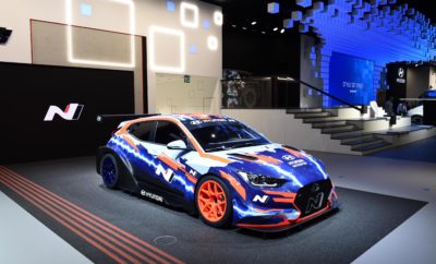 Η Hyundai Motorsport παρουσίασε το πρώτο ηλεκτρικό αγωνιστικό αυτοκίνητό της στη Διεθνή Έκθεση Αυτοκινήτου (IAA) στη Φρανκφούρτη • Το Veloster N ETCR, σχεδιασμένο και κατασκευασμένο στο Alzenau της Γερμανίας, είναι έτοιμο να αγωνισθεί στο νέο πρωτάθλημα ETCR • Το Veloster N ETCR σηματοδοτεί μια νέα συναρπαστική εποχή για τη Hyundai Motorsport, στην οποία οι αγώνες ηλεκτροκίνητων οχημάτων θα αποτελέσουν έναν από τους πυλώνες της εταιρείας. Η Hyundai Motorsport παρουσίασε το Veloster Ν ETCR, το πρώτο ηλεκτρικό αγωνιστικό αυτοκίνητό της, στα πλαίσια της Διεθνούς Έκθεσης Αυτοκινήτου της Φρανκφούρτης. Βασισμένο στο μοντέλο Veloster N, το νέο αυτοκίνητο έχει σχεδιαστεί ειδικά για το νέο πρωτάθλημα ETCR, το οποίο θα κάνει το ντεμπούτο του το 2020. Το Veloster N ETCR σηματοδοτεί μία συναρπαστική νέα εποχή για την Hyundai Motorsport, όπου οι αγώνες ηλεκτροκίνητων οχημάτων θα αποτελέσουν έναν από τους πυλώνες της εταιρείας. Το όχημα αξιοποιεί την τεχνογνωσία της Hyundai Motorsport και ακολουθεί την επιτυχημένη πορεία των i30 N TCR και Veloster N TCR. Η ανάπτυξη του ETCR αντικατοπτρίζει την ευρύτερη στρατηγική της Hyundai για ανάπτυξη ηλεκτρικών οχημάτων και υπογραμμίζει περαιτέρω τις δυνατότητες υψηλών επιδόσεων της Hyundai Motorsport. Σχεδιασμένο και κατασκευασμένο στο Alzenau της Γερμανίας, το Veloster N ETCR είναι πλήρως ηλεκτρικό, με πίσω κίνηση και mid-mounted κινητήρα, ώστε να συμβαδίζει με τους κανονισμούς του ETCR. Η σχεδίαση του Veloster Ν ETCR ξεκίνησε τον Νοέμβριο του 2018, με την πρώτη σχεδιαστική απόδοση του πρωτοτύπου να ολοκληρώνεται τον Αύγουστο του 2019. Ένα πλήρες πρόγραμμα δοκιμών θα ξεκινήσει αργότερα αυτό το μήνα, υποστηριζόμενο από τους ειδικά εκπαιδευμένους και έμπειρους μηχανικούς της Hyundai Motorsport, με δύο αυτοκίνητα Veloster N ETCR που θα παραχθούν για την πρώτη σεζόν του ETCR. Ο κ. Thomas Schemera Head of Product Division, Executive Vice President του Ομίλου Hyundai Motor, δήλωσε: "Βιώσαμε ένα ακόμα ιδιαίτερο ορόσημο στην ιστορία της Hyundai Motorsport. Είμαστε υπερήφανοι που παρουσιάσαμε το Hyundai Veloster N ETCR, το πρώτο μας αγωνιστικό ηλεκτρικό αυτοκίνητο, σχεδιασμένο σύμφωνα με τους κανονισμούς του ETCR. Είμαστε ενθουσιασμένοι που ανοίξαμε αυτό το συναρπαστικό νέο κεφάλαιο για την εταιρεία μας. Το ETCR είναι το φυσικό επόμενο βήμα στο ταξίδι μας και αυτό που ευθυγραμμίζεται απόλυτα με την παγκόσμια στρατηγική της Hyundai για την παραγωγή ηλεκτρικών οχημάτων. Έχουμε ένα λεπτομερές πρόγραμμα δοκιμών για το Veloster N ETCR, που θα πλαισιωθεί από την πλήρως εκπαιδευμένη και έμπειρη ομάδα των μηχανικών της Hyundai Motorsport. Το Veloster N ETCR θα αποτελέσει ιδανική προσθήκη στην συνεχή προσπάθειά μας στο WRC και στο Customer Racing μαζί με τα i20 R5, i30 N TCR και Veloster N TCR. " Οι επισκέπτες της έκθεσης μπορούν να απολαύσουν το Veloster N ETCR στο περίπτερο της εταιρείας έως και την Κυριακή 22 Σεπτεμβρίου 2019.