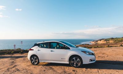 Η Nissan διευρύνει την απήχηση για το LEAF και τα EVs, με σχετική ετήσια χορηγία Η Nissan υποστηρίζει την εκπαίδευση των καταναλωτών στην κατηγορία των ηλεκτροκίνητων οχημάτων, ως αποκλειστικός αυτοκινητικός χορηγός στην National Drive Electric Week (NDEW) των Η.Π.Α, για όγδοη συνεχή χρονιά. Το συγκεκριμένο πρόγραμμα που θα πραγματοποιηθεί την εβδομάδα 14-22 Σεπτεμβρίου, περιλαμβάνει περισσότερες από 300 εκδηλώσεις, σε εθνικό επίπεδο, που παρουσιάζονται από το Plug In America, το Sierra Club και το Electric Auto Association. "Ως παγκόσμιος ηγέτης στα EVs, προσπαθούμε να βοηθήσουμε τους καταναλωτές να κατανοήσουν τα οφέλη των ηλεκτροκίνητων αυτοκινήτων", δήλωσε ο Aditya Jairaj, διευθυντής πωλήσεων και μάρκετινγκ EV, της Nissan North America. "Χρόνο με το χρόνο, φέρνουμε σε επαφή χιλιάδες καταναλωτές με τις εκδηλώσεις της National Drive Electric Week, επιδεικνύοντας τα πλεονεκτήματα της οδήγησης και της κατοχής ενός EV.” “Διανύοντας” μια δεκαετή παρουσία, ο θεσμός του NDEW συγκεντρώνει χιλιάδες οδηγούς EV και οπαδούς της ηλεκτροκίνησης, σε τοπικές εκδηλώσεις, σε ολόκληρη τη χώρα. Με test drives, συνεντεύξεις Τύπου και λοιπά δρώμενα για τα EVs, ο συγκεκριμένος θεσμός προάγει τον ενθουσιασμό για τα ηλεκτροκίνητα οχήματα. To Nissan LEAF, τροφοδοτεί τη βιώσιμη κινητικότητα και υποστηρίζει τις εκδηλώσεις στους εγγεγραμμένους οργανισμούς του NDEW, σε εθνικό επίπεδο, όντας στο επίκεντρο των εκδηλώσεων. Αξίζει να σημειωθεί ότι η Nissan θα δωρίσει ένα LEAF στο Plug In America για να το εντάξει στον στόλο του και για να το χρησιμοποιήσει σε συναφείς εκδηλώσεις, σε όλες τις Η.Π.Α. Το Nissan LEAF, διαθέτει πλήθος νέων, καινοτόμων τεχνολογιών, όπως το Nissan ProPILOT, το ProPILOT Park και το e-Pedal, τα οποία αποδεικνύονται ιδιαίτερα δημοφιλή στους αγοραστές του. Το αμιγώς ηλεκτροκίνητο μοντέλο έχει κερδίσει πολλά βραβεία για την πρωτοποριακή τεχνολογία και τις επιδόσεις του. Μόλις πρόσφατα, το Nissan LEAF απέσπασε πέντε αστέρια από το Green New Car Assessment Program, τη νέα πρωτοβουλία της Ευρώπης για την προώθηση της ευαισθητοποίησης των καταναλωτών, για φιλικά προς το περιβάλλον αυτοκίνητα. Επιπλέον, έχει λάβει βαθμολογίες ασφάλειας 5 αστέρων, τόσο από το Ευρωπαϊκό Πρόγραμμα Αξιολόγησης Νέων Αυτοκινήτων (Euro NCAP), όσο και από το Πρόγραμμα Αξιολόγησης Νέων Αυτοκινήτων της Ιαπωνίας. Το Nissan LEAF είναι το πρώτο σε πωλήσεις αμιγώς ηλεκτροκίνητο όχημα στην ιστορία της αυτοκίνησης, έχοντας ξεπεράσει τα 400.000 πωληθέντα αυτοκίνητα, από τότε που ξεκίνησε η διάθεση του μοντέλου πρώτης γενιάς, το 2010. Το νέο Nissan LEAF είναι διαθέσιμο στην Ελληνική αγορά με τιμή που ξεκινά από τις 32.990€. Περισσότερες πληροφορίες για τα αμιγώς ηλεκτροκίνητα μοντέλα της Nissan μπορείτε να δείτε στο https://www.nissan.gr/vehicles/electric-vehicles.html