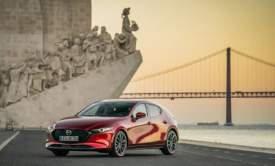 Το νέο Mazda3 2019, έχοντας κατακτήσει την κορυφαία διάκριση 5 αστέρων στις δοκιμές πρόσκρουσης του Euro NCAP και το βραβείο σχεδιασμού Red Dot Award 2019, προσφέρεται πλέον στην ελληνική αγορά και με κινητήρα 1.5L. • Εκπληκτική βαθμολογία 98% στην κατηγορία προστασίας των ενηλίκων επιβατών • Διευρυμένη γκάμα τεχνολογιών ασφαλείας i-ACTIVSENSE και αυξημένος βαθμός προστασίας πεζών • Για έβδομη φορά μέχρι σήμερα, μοντέλο της σχεδιαστικής φιλοσοφίας Kodo της Mazda, κατακτά το βραβείο Red Dot Design Award • Τελευταία προσθήκη στη δυναμική σειρά κινητήρων βενζίνης Skyactiv-G που εξοπλίζει το νέο Mazda3 είναι ο αποδοτικός 1.5L G120 ισχύος 120hp. Το νέας γενιάς μικρομεσαίο μοντέλο έρχεται να προστεθεί στον κατάλογο των βραβευμένων μοντέλων της Mazda που έχουν σχεδιαστεί με τη φιλοσοφία του Kodo: τη φιλοσοφία της ψυχής της κίνησης. Tο νέο Mazda3 αισθάνεται στο φυσικό του περιβάλλον είτε επιταχύνει, στρίβει ή φρενάρει, φιλτράροντας ταυτόχρονα κάθε ανωμαλία του δρόμου πριν αυτή φτάσει στους επιβάτες. Η θέση οδήγησης βρίσκεται και αυτή σε απόλυτη ταύτιση με τον οδηγό. Το νέο κάθισμα, για παράδειγμα, κρατά τη λεκάνη όρθια ακολουθώντας τη φυσική κίνηση του σώματος έτσι ώστε να βοηθά στη μείωση της κούρασης. Tο ολοκαίνουργιο, άκρως δυναμικό Mazda3 του 2019 απέσπασε την ανώτατη διάκριση των 5 αστέρων στις πρόσφατες δοκιμές πρόσκρουσης του οργανισμού Euro NCAP. Μετά το Mazda6 του περασμένου έτους, πρόκειται για το δεύτερο μοντέλο της Mazda που κατακτά την ανώτατη συνολική διάκριση των 5 αστέρων στις νέες και πιο αυστηρές δοκιμές πρόσκρουσης του 2018, του ανεξάρτητου οργανισμού δοκιμών για την ασφάλεια. Το νέο Mazda3 σημείωσε εντυπωσιακά αποτελέσματα και στις 4 κατηγορίες δοκιμών του Euro NCAP κατέχοντας υψηλό επίπεδο προστασίας για ενήλικους επιβάτες, παιδιά επιβάτες, ευπαθείς χρήστες του δρόμου (ασφάλεια πεζών) και σε σημαντικά ανεπτυγμένα συστήματα υποβοήθησης ασφαλείας. Αυτό αποδίδεται σε τρείς κυρίως παράγοντες: Στην υιοθέτηση της τελευταίας γενιάς αρχιτεκτονικής κατασκευής του αυτοκινήτου με την ονομασία Skyactiv, με βασικό χαρακτηριστικό το ελαφρύ αμάξωμα υψηλής ακαμψίας και ταυτόχρονα απορρόφησης συγκρούσεων, στις περαιτέρω διευρυμένες και προηγμένες τεχνολογίες ασφαλείας i-Activsense που βοηθούν τον οδηγό στην αναγνώριση ενδεχόμενου κινδύνου, ενώ προλαμβάνουν τις επιπτώσεις ζημιάς ή τραυματισμού, και στο αυξημένο επίπεδο προστασίας των πεζών. Η επιτυχημένη σειρά κινητήρων Skyactiv-G122 και Skyactiv-D116 διακρίνονται για τις τεχνολογικές καινοτομίες που χρησιμοποιούν, καθιστώντας το Mazda3 ιδιαίτερα αποδοτικό και οικονομικό με παράλληλη μοναδική αίσθηση οδηγικής ικανοποίηση. Σε αυτή τη γκάμα κινητήρων έρχεται να προστεθεί και ο Skyactiv-G120, ο οποίος απολαμβάνει όλα τα χαρακτηριστικά που καθιστούν αυτή τη γκάμα κινητήρων μοναδική. Συνοπτικά στον ακόλουθο πίνακα αναφέρονται τα κύρια τεχνικά χαρακτηριστικά του. Mazda3 G120 1.5L Ισχύς kW/rpm 88 / 6.000 PS/rpm 120 / 6.000 Ροπή Nm/rpm 152 / 4.000 Χωρητικότητα κ.εκ. 1.496 SEDAN HATCHBACK MT AT MT AT CO2 (NEDC 2.0) g / km 132 130 133 131 Κατανάλωση l / 100 km 5,8 5,7 5,8 5,8 Μέγιστη Ταχύτητα Km / h 202 200 198 193 Επιτάχυνση sec 11,2 12,3 11,3 12,4 Το νέο μοντέλο προσφέρεται με πλούσιο εξοπλισμό και σε πολλές εκδόσεις με ιδιαίτερα ανταγωνιστικές τιμές: Έκδοση Κυβικά Καύσιμο Ανώτατη Λιανική Τιμή προ Φόρων ΦΠΑ (24%) Φόρος Τέλους Ταξινόμησης Λιανική Τιμή Εκπομπές CO2 g/km Mazda3 Hatchback Skyactiv-G120 Plus 1.496 Βενζίνη 16.290 3.910 1434 21.633 133 Mazda3 Hatchback Skyactiv-G120 AT Plus 1.496 Βενζίνη 18.065 4.336 3179 25.580 131 Mazda3 Hatchback Skyactiv-G120 AT Plus SO/ST 1.496 Βενζίνη 19.113 4.587 3364 27.064 131 Mazda3 Hatchback Skyactiv-G120 AT Plus SO/LU 1.496 Βενζίνη 19.355 4.645 3406 27.407 131 Mazda3 Hatchback Skyactiv-G120 AT Plus SA/SO/LU/ST 1.496 Βενζίνη 21.290 5.110 5621 32.020 131 Mazda3 Sedan Skyactiv-G120 Plus 1.496 Βενζίνη 16.290 3.910 1434 21.633 132 Mazda3 Sedan Skyactiv-G120 AT Plus 1.496 Βενζίνη 18.065 4.336 3179 25.580 130 Mazda3 Sedan Skyactiv-G120 AT Plus SO/ST 1.496 Βενζίνη 19.113 4.587 3364 27.064 130 Mazda3 Sedan Skyactiv-G120 AT Plus SO/LU 1.496 Βενζίνη 19.355 4.645 3406 27.407 130 Mazda3 Sedan Skyactiv-G120 AT Plus SA/SO/LU/ST 1.496 Βενζίνη 21.290 5.110 5621 32.020 130