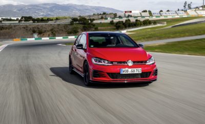 • Νέο Golf GTI TCR, η έκδοση δρόμου του αγωνιστικού Golf GTI των 350 ίππων που κυριαρχεί στο πρωτάθλημα TCR (Touring Car Racing) • Το πιο ισχυρό GTI από το λανσάρισμα του μοντέλου το 1976, αποδίδει 290 ίππους και 380 Nm που μεταφέρονται στους μπροστινούς τροχούς μέσω κιβωτίου DSG και μπλοκέ διαφορικού • Δίχως τον περιοριστή ταχύτητας η μέγιστη τελική του Golf GTI TCR αγγίζει τα 260 χλμ./ ώρα • Εφοδιάζεται με στάνταρ σύστημα φρένων υψηλών προδιαγραφών και απαιτήσεων • Το νέο Golf GTI TCR είναι άμεσα διαθέσιμο στην ελληνική αγορά έναντι 48.700 € Το Golf GTI είναι το πιο πετυχημένο σπορ χάτσμπακ στον κόσμο, ένα πραγματικό icon της γρήγορης καθημερινής οδήγησης. Από το αρχέτυπο GTI του 1976 έχουν περάσει 7 γενιές και 2,3 εκατομμύρια πωλήσεις, με το DNA του μοντέλου να παραμένει αυθεντικό, με συμπαγείς διαστάσεις, χαμηλό βάρος, ισχυρό κινητήρα, καλοζυγισμένη ανάρτηση και φυσικά δυναμική εμφάνιση. Και επειδή η φαντασία και οι δυνατότητες των μηχανικών της Volkswagen δεν γνωρίζουν όρια, εγένετο Golf GTI TCR! Μία ειδική έκδοση βγαλμένη από το Motorsport και τον δύο φορές κατακτητή του πρωταθλήματος TCR (Touring Car Racing, διάδοχο του διάσημου WTCC), που διεξάγεται με υπερτροφοδοτούμενα, δίλιτρα/τετρακύλινδρα χάτσμπακ ή σεντάν παραγωγής, με κίνηση μόνο εμπρός. Το κορυφαίο πλέον GTI έχει όλα εκείνα τα στοιχεία που το κάνουν ασυναγώνιστο. Ο υπερτροφοδοτούμενος δίλιτρος TSI αποδίδει 290 PS (213 kW) από τις 5.400 έως τις 6.400 σ.α.λ. προσφέροντας 45 PS (33 kW ) επιπλέον από το Golf GTI Performance. Ακόμη και χαμηλά, το Golf GTI TCR είναι σε θέση να προσφέρει 200 Nm από τις μόλις 1.000 σ.α.λ. Η μέγιστη ροπή του αγγίζει τα 380 Nm σε ευρεία περιοχή στροφών (από τις 1.950 έως τις 5.300 σ.α.λ.) προσφέροντας τη δύναμη που ζητά ο οδηγός κάθε φορά που πατά το δεξί πεντάλ. 7-τάχυτο DSG και επιπλέον ψύξη - Η ισχύς μεταφέρεται στους εμπρός τροχούς μέσω ενός στάνταρ αυτόματου DSG κιβωτίου διπλού συμπλέκτη με 7 σχέσεις και συνδυάζεται με ηλεκτρονικά ελεγχόμενο διαφορικό. Για τη βέλτιστη διαχείριση της μεταφοράς ισχύος και της θερμότητας, το Golf GTI TCR εφοδιάζεται με δύο επιπλέον ψυγεία νερού που βρίσκονται μπροστά και είναι ίδια με εκείνα του τετρακίνητου Golf R. Τελική έως 260 χλμ./ώρα - Ο στάνταρ, πλήρως ψηφιακός πίνακας οργάνων Active Info Display δείχνει τελική ταχύτητα 250 χλμ./ώρα, η οποία αυξάνεται στα 260 χλμ./ώρα με την αφαίρεση του ηλεκτρονικού περιοριστή (Vmax limit) ενώ μία αεροτομή στο πίσω μέρος της οροφής διασφαλίζει το απαιτούμενο κάθετο αεροδυναμικό φορτίο. Το Golf GTI TCR ολοκληρώνει τη διαδικασία των 0-100 χλμ./ώρα σε μόλις 5,6 δευτερόλεπτα. Ο 16-βάλβιδος turbo 4-κύλινδρος TSI εφοδιάζεται με φίλτρο μικροσωματιδίων και έχει μέση κατανάλωση 6,7 λίτρων/100 χλμ. (κατά NEDC). Ηλεκτρονικά ελεγχόμενο διαφορικό και τέσσερα οδηγικά προφίλ - Στον εμπρός άξονα υπάρχει το ηλεκτρονικά ελεγχόμενο διαφορικό περιορισμένης ολίσθησης που προέρχεται από το Golf GTI Performance και συνδυάζεται με τα οδηγικά προφίλ “ECO”, “NORMAL”, “SPORT” και “INDIVIDUAL”. Το τελευταίο, προσφέρει προσωποποιημένη ρύθμιση του τιμονιού, της απόδοσης του κινητήρα, του κιβωτίου και της προαιρετικής ανάρτησης Dynamic Chassis Control (DCC). Με Dynamic Chassis Control (DCC) και δυνατότητα αφαίρεσης του Vmax limit - Το προφίλ του κορυφαίου Golf GTI TCR αναδεικνύεται από τις στάνταρ σφυρήλατες ζάντες Belvedere διάστασης 18”. Προαιρετικά, το μοντέλο εξοπλίζεται με ζάντες 19” Reifnitz και Pretoria. Αυτές μπορούν να είναι μέρος ενός ευρύτερου δυναμικού πακέτου εξοπλισμού. Δυναμικό Πακέτο 1: Με τροχούς Reifnitz 19’’ σε Black matt με ελαστικά 235/35 R 19. Σε αυτή την περίπτωση συμπεριλαμβάνονται η ηλεκτρονικά ελεγχόμενη ανάρτηση Dynamic Chassis Control (DCC), η αφαίρεση του περιοριστή ταχύτητας (Vmax limit), η μικρότερη κατά 20 χιλιοστά απόσταση του αμαξώματος από το έδαφος σε σχέση με το νορμάλ Golf (5 χιλιοστά σε σχέση με το GTI) και ειδικά ρυθμισμένα αμορτισέρ εμπρός-πίσω τα οποία με το πάτημα ενός διακόπτη προσαρμόζονται βάσει των προγραμμάτων για σπορ, άνετη ή νορμάλ οδήγηση. Δυναμικό Πακέτο 2: Με τροχούς Pretoria 19’’ σε glossy Black και σπορ (ημί-σλικ) ελαστικά 235/35 R 19 για χρήση σε πίστα. Αυτή η επιλογή περιλαμβάνει επιπρόσθετα την ηλεκτρονικά ελεγχόμενη ανάρτηση Dynamic Chassis Control (DCC), αφαίρεση του Vmax limit, σπορ πίσω αμορτισέρ με πιο σφιχτή ρύθμιση και αντικλεπτικό σύστημα τροχών. Με αγωνιστική σχεδίαση - Η δυναμική εμφάνιση του Golf GTI TCR είναι εμπνευσμένη από το μαγικό κόσμο των αγώνων. Μπροστά υπάρχουν μεγαλύτερες εισαγωγές και διαχωριστικά αέρα όπως και στα αγωνιστικά, ενώ νέα είναι η γρίλια όπως και τα πλαστικά, χαμηλότερα, ώστε να τονίζουν τον προφυλακτήρα. Στο πίσω μέρος, το μοτίβο των LED αναδεικνύει τον TCR χαρακτήρα ενώ δεξιά και αριστερά του αποκλειστικής σχεδίασης διαχύτη, δεσπόζουν οι εξατμίσεις R “Performance” τιτανίου εξελιγμένες από τον Akrapovic, με 4 απολήξεις. Με το νέο Golf GTI TCR προστίθεται η χρωματική επιλογή “Pure Grey”. Οι υπόλοιπες επιλογές αφορούν τα κλασικά GTI χρώματα: τα “Pure White”, “Tornado Red”, “Deep Black Pearl Effect” και “Oryx White Pearl Effect”. Με τα “Pure Grey”, “Pure White” και “Tornado Red”, συνδυάζεται προαιρετικά η βαμμένη σε “Black” οροφή. Επίσης μαύρα είναι τα καλύμματα των εξωτερικών καθρεφτών (προαιρετικά σε Carbon look) και τα TCR λογότυπα πάνω από τα μαρσπιέ. Ανοίγοντας την πόρτα το κορυφαίο GΤΙ προσκαλεί τους επιβάτες του προβάλλοντας το λογότυπο TCR στην άσφαλτο, ενώ από την εικόνα του δεν λείπουν φυσικά οι θρυλικές κόκκινες ρίγες στη μάσκα. Στο εσωτερικό επικρατεί η αγωνιστική αύρα του Golf TCR που κυριαρχεί στις πίστες. Τα κορυφαία σε στήριξη και άνεση σπορ καθίσματα έχουν ειδική επένδυση που έχει δημιουργηθεί ειδικά για αυτή την έκδοση. Με την απόχρωση του γραφίτη έρχονται σε πολύ όμορφη αντίθεση οι κόκκινες ραφές στα καθίσματα, στο κεντρικό υποβραχιόνιο, στις πόρτες, στον επιλογέα του DSG και στο σπορ, εμπνευσμένο από το TCR τριάκτινο τιμόνι με τις περφορέ λεπτομέρειες. Το νέο Volkswagen Golf GTI TCR είναι άμεσα διαθέσιμο για παραγγελία, με προτεινόμενη τιμή λιανικής 48.700 €. Ενδεικτικά και εκτός των προαναφερθέντων, ο βασικός εξοπλισμός περιλαμβάνει:  Προοδευτικό σύστημα διεύθυνσης (Progressive Steering)  Σύστημα Infotainment DISCOVER MEDIA  Adaptive Cruise Control & Speed Limiter  Αυτόματο κλιματισμό Air Care Climatronic  Motorsport splitter σε γυαλιστερό μαύρο που εκτείνεται περιμετρικά του αυτοκινήτου  Προβολείς LED και πίσω φώτα LED σε σκούρο κόκκινο χρώμα με δυναμικό φλας  Κορυφαία σε στήριξη και άνεση σπορ καθίσματα που φέρουν επένδυση ύφασμα/microfiber αποκλειστικής σχεδίασης TCR  Εσωτερικό ambient φωτισμό σε κόκκινο χρώμα  Park Pilot ΣΗΜΕΙΩΣΗ ΣΥΝΤΑΚΤΗ Το πρωτάθλημα TCR ξεκίνησε το 2015 με την συμμετοχή ιδιωτών με 4-θυρα ή 5-θυρα αγωνιστικά με δίλιτρους κινητήρες βενζίνης ή πετρελαίου. Το Golf GTI TCR είναι ένα από τα πιο πετυχημένα του θεσμού με τους Stefano Comini (2016) και Jean-Karl Vernay (2017) να κατακτούν τους τίτλους των οδηγών. Κάτω από το καπό υπάρχει η αγωνιστική εκδοχή του 2.0 TSI που χρησιμοποιείται στα Golf GTI Performance και Golf GTI TCR. Αποδίδει 350 PS (257 kW) με τη μέγιστη ροπή να φτάνει τα 420 Nm. Το αγωνιστικό Golf GTI TCR επιταχύνει από στάση στα 100 χλμ./ώρα σε 5,2 δευτερόλεπτα και λόγω της κλιμάκωσης του κιβωτίου η τελική περιορίζεται στα 250 χλμ./ώρα. Οπτικά υπάρχει αγωνιστικό αεροδυναμικό πακέτο με 15 χιλιοστά μεγαλύτερο πλάτος αμαξώματος και ρυθμιζόμενη πίσω αεροτομή. Στο εσωτερικό υπάρχουν μπάκετ καθίσματα, κλωβός ασφαλείας ενώ τηρούνται οι προβλεπόμενοι από την FIA κανονισμοί ασφαλείας. H Volkswagen Motorsport έχει κατασκευάσει περισσότερα από 100 αγωνιστικά που είναι διαθέσιμα από το 2016 σε ιδιώτες πελάτες, με τιμή από 95.000 € (προ φόρων).