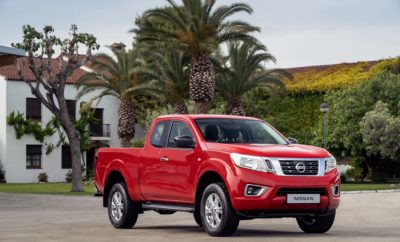 Το Nissan ΝAVARA, είναι διαθέσιμο με μια σειρά από αναβαθμισμένες τεχνολογίες, σε συνδυασμό με την κορυφαία πανευρωπαϊκή εγγύηση των πέντε ετών / 160.000 χλμ. Οι επαγγελματίες θα απολαύσουν τη βελτιωμένη απόδοση του NAVARA, τόσο στη δουλειά, όσο και στην αναψυχή τους, χάρη στο ολοκαίνουργιο εξατάχυτο μηχανικό κιβώτιο του κορυφαίου pick-up. Η αναβαθμισμένη ανάρτηση προσφέρει ακόμα καλύτερη κύλιση, βελτιώνοντας περαιτέρω τον χειρισμό του οχήματος και την άνεση των επιβατών, ενώ τα στάνταρ εμπρός και πίσω δισκόφρενα, ανεβάζουν τον πήχη και στον τομέα της πέδησης. Η αναθεωρημένη ανάρτηση σημαίνει ότι το NAVARA μπορεί πλέον να μεταφέρει και βαρύτερα ωφέλιμα φορτία , ενώ χάρη στην τεχνολογία Intelligent Trailer Sway Assist, η ρυμούλκηση δεν ήταν ποτέ τόσο ασφαλής. "Αυτή η νέα γενιά του Navara, αναπτύχθηκε από την εμπειρία 80 ετών της Nissan στον σχεδιασμό ανθεκτικών και πρακτικών pick-up και αποτελεί ένα συναρπαστικό, νέο βήμα για αυτό το όχημα", δήλωσε ο Paolo D'Ettore, Διευθυντής Επιχειρηματικής Μονάδας LCV. “Με τις ικανότητές του Go Anywhere και τη βραβευμένη μηχανική, το NAVARA θα διατηρήσει αναμφισβήτητα την ηγετική θέση του στα LCV της Nissan, σε μεγάλο βαθμό, στο μέλλον.” Ο αποδοτικότερος κινητήρας έχει οικονομία καυσίμου έως 6,9 λίτρα ανά 100 χιλιόμετρα (συνδυασμένος κύκλος NEDC) και οι εκπομπές ξεκινούν από 182 γραμμάρια CO2 ανά χιλιόμετρο. Ως το πλέον ευπροσάρμοστο εργαλείο δουλειάς, ο κινητήρας twin-turbo του NAVARA διατίθεται με δύο επιλογές ισχύος, που προσφέρουν 163PS / 120kW και 190PS / 140kW αντίστοιχα. Μάλιστα στην πρώτη επιλογή, ο κινητήρας διαθέτει επιπλέον 22Nm ροπής, φτάνοντας στα 425Nm, χάρη στην αλλαγή από μονό σε διπλό turbo. Τον κινητήρα χαρακτηρίζουν τα ατσάλινα έμβολα με επίστρωση DLC (Diamond-Like Carbon Coating) στα δαχτυλίδια τους, καθώς και η χαμηλότερη αναλογία συμπίεσης 15,1 (έναντι 15,4 προηγουμένως). Η πίεση του συστήματος ψεκασμού καυσίμου αυξήθηκε από 2.000 σε 2.200 bar με νέα αντλία, για μεγαλύτερη ακρίβεια και απόδοση. Το σύστημα ψύξης νερού έχει αναβαθμιστεί, ενώ και το νέο σύστημα εξάτμισης ενσωματώνει τεχνολογίες φίλτρου σωματιδίων πετρελαίου (DPF) και επιλεκτικής καταλυτικής αναγωγής (SCR), παρέχοντας ένα πιο συμπαγές σχεδιασμό, με χαμηλότερες εκπομπές NOx. Το νέο 6-τάχυτο μηχανικό κιβώτιο του NAVARA κατασκευάζεται στην Ευρώπη, αποτελώντας την παγκοσμίως πρώτη εφαρμογή του. Η νέα μετάδοση προσφέρει σημαντική βελτίωση στην ευκολία αλλαγών χάρη στην καλωδιακή λειτουργία, την υιοθέτηση κοντύτερου επιλογέα ταχυτήτων, στον ενισχυμένο συγχρονισμό και στη μείωση των κραδασμών. Η νέα μετάδοση διαθέτει επίσης ένα πιο συμβατικό μοτίβο αλλαγής ταχυτήτων, με την όπισθεν τοποθετημένη δίπλα στην πρώτη και νέες σχέσεις μετάδοσης για βελτιωμένη απόδοση καυσίμου και χαμηλότερα επίπεδα θορύβου, κατά την οδήγηση σε αυτοκινητόδρομο. Παράλληλα, έχει γίνει περαιτέρω ρύθμιση του αυτόματου κιβωτίου 7 ταχυτήτων, με βελτιώσεις στην άνεση, την αίσθηση και την απόκριση. Το Navara διαθέτει τη δεύτερη γενιά, τύπου SUV, οπίσθιας ανάρτησης πέντε συνδέσμων, αποτελώντας μια ριζοσπαστική “απομάκρυνση” από τα φύλλα σούστας που χρησιμοποιούνται στα περισσότερα pick-ups του ανταγωνισμού, παρέχοντας καλύτερη άνεση και έλεγχο, χωρίς να διακυβεύεται η ικανότητα του οχήματος. Η Nissan ήταν ο πρώτος κατασκευαστής που εφάρμοσε την ανάρτηση με 5 συνδέσμους στην αγορά των pick-ups του 1 τόνου, με το NAVARA Double Cab που κυκλοφόρησε το 2015. Τώρα, η ανάρτηση αυτή, είναι διαθέσιμη και στην έκδοση King Cab, αποτελώντας παγκόσμια πρώτη για την συγκεκριμένη έκδοση σε pick-up. Ως αποτέλεσμα των παραπάνω αλλαγών, το ΝAVARA έχει βελτιωμένη άνεση και έλεγχο χωρίς να διακυβεύεται η ικανότητα μεταφοράς φορτίου. Στο King Cab, αυτό “μεταφράζεται” σε αύξηση του ωφέλιμου φορτίου μεταξύ 55-95 kg (ανάλογα με τις προδιαγραφές) σε σχέση με το προηγούμενο μοντέλο, με το νέο ωφέλιμο φορτίο να φτάνει στα 1.165 kg (και το επιτρεπόμενο συνολικό βάρος στα 3.200 kg). Εν τω μεταξύ, το Double Cab έχει μια αύξηση ωφέλιμου φορτίου σε ένα εύρος 54 - 114 kg (ανάλογα με τις προδιαγραφές), φτάνοντας σε συνολικά ωφέλιμα φορτία έως 1.115 kg – 1.180 kg και επιτρεπόμενο συνολικό βάρος στα 3.250 kg. Οι τροποποιήσεις της μπροστινής ανάρτησης προσφέρουν περισσότερη ευκολία στον χειρισμό του τιμονιού, με ελαφρύτερο και πιο άνετο χειρισμό σε ελιγμούς χαμηλής ταχύτητας. Η ανύψωση κατά 25 mm στην πίσω ανάρτηση και η σπείρα ελατηρίου δύο βαθμίδων, ενισχύουν τη στάση του οχήματος, προσδίδοντας ακόμα πιο επιβλητική εμφάνιση. Τα εμπρός δισκόφρενα έχουν αυξηθεί σε μέγεθος από 296mm σε 320mm, ενώ τα πίσω φρένα διαθέτουν δίσκους 308mm αντί για ταμπούρα. Εκτός από τις βελτιωμένες αποστάσεις ακινητοποίησης, τα νέα φρένα έχουν βελτιώσει και την αίσθηση στο πεντάλ, με μείωση στα επίπεδα θορύβου, αύξησης της απόδοσης κατά το πάτημα του φρένου, ενώ παράλληλα έχει μειωθεί κατά 40% η ασκούμενη δύναμη στο πεντάλ. Στα επιπλέον αξιοσημείωτα νέα χαρακτηριστικά του ανανεωμένου μοντέλου περιλαμβάνεται και το Intelligent Trailer Sway Assist. Αυτό το νέο σύστημα ανιχνεύει την κλίση του ρυμουλκούμενου και πραγματοποιεί ανεπαίσθητες διορθώσεις με μεμονωμένη πέδηση σε κάθε τροχό και μείωση της ροπής του, διατηρώντας υπό έλεγχο τόσο το όχημα, όσο και το ρυμουλκούμενο. Τα Intelligent Emergency Braking, Hill Start Assist, Hill Descent Control και Intelligent Around View Monitor συμπεριλαμβάνονται στον εξοπλισμό, θεμελιώνοντας το κύρος του NAVARA ως ενός πολύ-χρηστικού pick-up, που ενσωματώνει την τελευταία λέξη της τεχνολογίας. Στο εσωτερικό, η σχέση μεταξύ του οχήματος και του οδηγού επαναπροσδιορίζεται, χάρη στο νέο NissanConnect με το Alliance In-Vehicle Connectivity (A-IVC). Το σύστημα ψυχαγωγίας NissanConnect έχει υποστεί μια ολική επανεγκατάσταση υλικού και λογισμικού που επιτρέπει στους επιβάτες να “αντικατοπτρίζουν” (mirroring) το τηλέφωνό τους στο εσωτερικό του οχήματος, εμφανιζόμενο σε μια νέα, ευκρινέστερη οθόνη 8 ιντσών (έναντι της προηγούμενης των 7 ιντσών), με έλεγχο πολλαπλής αφής και ταχύτερους χρόνους απόκρισης. Το NAVARA χαρακτηρίζει και η προσθήκη της εφαρμογής NissanConnect Services, η οποία διαθέτει μονάδα ελέγχου τηλεματικής και ενσωματωμένη συσκευή 4G που επιτρέπει την κοινή χρήση δεδομένων, χωρίς ξεχωριστή τηλεφωνική σύνδεση. Οι ενσωματωμένοι χάρτες της TomTom συνδυάζονται με ενημερώσεις over-the-air για να διασφαλίζεται η ακριβής χαρτογράφηση σε πραγματικό χρόνο, παράλληλα με πληροφορίες κυκλοφορίας σε πραγματικό χρόνο, τρισδιάστατους χάρτες, πληροφορίες για τις καιρικές συνθήκες, όπως και με τα Google Satellite και Street View. Η εφαρμογή περιλαμβάνει επίσης έλεγχο κόρνας και φωτισμού, αλλά και εντοπισμό του οχήματος, όλα εξ αποστάσεως, προσφέροντας ξεγνοιασιά στο τυχερό ιδιοκτήτη του NAVARA. Το νέο σύστημα είναι συμβατό με τα Apple CarPlay και Android Auto, παρέχοντας απρόσκοπτη συνδεσιμότητα. Το αναβαθμισμένο NAVARA αντιπροσωπεύει την τελευταία εξέλιξη στα pick-ups, με σκληροτράχηλο χαρακτήρα και συνάμα σύγχρονη αισθητική. Εκτός από την ψηλότερη εμφάνιση χάρη και στη βελτιωμένη ανάρτηση, εξοπλίζεται με ζάντες νέας, εκπληκτικής σχεδίασης, σε όλη την γκάμα εκδόσεων. Παράλληλα, στις αρχικές εκδόσεις εξοπλισμού, η διάσταση των τροχών ανέρχεται στις 17 ίντσες, έναντι 16 ιντσών που ήταν μέχρι πρότινος. Στις πλουσιότερες εκδόσεις, από πλευράς εξοπλισμού, το NAVARA διαθέτει αναβαθμισμένους προβολείς LED, με εσωτερικό σκούρο γυαλιστερό χρώμα. Φυσικά, το Navara εξακολουθεί να συνοδεύει η πανευρωπαϊκή εγγύηση 5 ετών / 160.000 χλμ ως στάνταρ. Το NAVARA πωλείται σε 109 χώρες σε όλο τον κόσμο και το συγκεκριμένο μοντέλο έχει σχεδιαστεί ειδικά για τους Ευρωπαίους αγοραστές και κατασκευάζεται στο εργοστάσιο της NMISA στη Βαρκελώνη, το οποίο έκλεισε πρόσφατα 35 χρόνια επιτυχημένης παραγωγικής λειτουργίας. Στοιχεία από την κορυφαία τεχνογνωσία της Nissan στα crossover, ενισχύουν περαιτέρω τη δύναμη “Go Anywhere” του NAVARA (να πηγαίνει δηλαδή παντού). Επιπλέον, χάρη στην επιτυχία της πιο πρόσφατης έκδοσης “N-Guard”, το NAVARA θα συνεχίζει να διαδραματίζει ηγετικό ρόλο στην κατηγορία του. Οι τιμές για το Nissan NAVARA, ξεκινούν από τις 26.140€ για την έκδοση King Cab και από τις 26.840€ για την έκδοση Double Cab. Περισσότερες πληροφορίες μπορείτε να δείτε στο https://www.nissan.gr/vehicles/new-vehicles/navara-2019.html