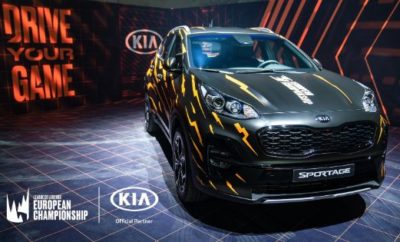 Η Kia Motors Corporation χορήγησε για πρώτη φορά τους τελικούς του Ευρωπαϊκού Πρωταθλήματος League of Legends 2019, που διοργανώθηκαν στην Αθήνα, παρουσιάζοντας τα δημοφιλή της οχήματα και αποκαλύπτοντας διαφημίσεις που έχουν στόχο να κερδίσουν τις καρδιές εκατομμυρίων ευρωπαίων οπαδών των ηλεκτρονικών αθλημάτων. Ως επίσημος εταίρος του ευρωπαϊκού πρωταθλήματος League of Legends (LEC) στο Ολυμπιακό Αθλητικό Κέντρο Αθηνών από τις 7 έως 8 Σεπτεμβρίου, η Kia Motors παρουσίασε τα ολοκαίνουργια μοντέλα Ceed και Sportage καθώς και τα βίντεο "Driving Your Game - Kia-LEC" και "The Perfect Intro - Η τέλεια εισαγωγή". "Μέσω του συνεργατικού μας μάρκετινγκ με το LEC, το οποίο διαθέτει τον πιο καινοτόμο ανταγωνισμό μεταξύ των διαφόρων πρωταθλημάτων σε όλο τον κόσμο, η Kia Motors μπόρεσε να προσεγγίσει τις νεότερες γενιές και να έρθει με φυσικό τρόπο κοντά τους", δήλωσε ο Artur Martins, Αντιπρόεδρος και Διευθυντής Marketing της Kia Motors. "Η Kia Motors εκφράζει τη βαθιά της εκτίμηση για το διοργανωτή του τουρνουά, την εταιρεία εξέλιξης παιχνιδιών Riot Games, για την σταθερή υποστήριξή της καθ’ όλη τη διάρκεια του 2019 κι ελπίζουμε να συνεχίσουμε την εξαίρετη συνεργασία μας". Τα δύο διαφημιστικά βίντεο, που είναι διαθέσιμα και στο YouTube, προβάλλονταν από την κεντρική οθόνη του σταδίου. Το “Driving Your Game” παρουσιάζει το Kia Stinger, το ολοκαίνουργιο e-Niro και τα νέα Kia Sportage, Ceed και Stonic. Το “The Perfect Intro” - που δημιουργήθηκε ως η επίσημη ταινία του τέλους της σεζόν για το LEC - παρουσιάζει το Kia Stinger και διανέμεται μέσα από διάφορα κανάλια κοινωνικών μέσων. Τα Ceed και Sportage – και τα δύο στα επίσημα χρώματα και γραφικά του LEC – εμφανίζονταν δίπλα στο ραδιοφωνικό booth. Ο αριθμός των οπαδών των esports παγκοσμίως εκτιμάται ότι θα φτάσει τα 422 εκατομμύρια άτομα το 2019, από 281 εκατομμύρια το 2016, και αναμένεται να ξεπεράσει τα 600 εκατομμύρια μέχρι το 2023. Παρόλο που οι οργανωμένοι διαγωνισμοί online και offline αποτελούν από καιρό μέρος της βιομηχανίας βιντεοπαιχνιδιών, έγιναν σημαντικοί όταν το live streaming (ζωντανή ροή) έγινε κυρίαρχη δύναμη σε όλο τον κόσμο. Τη δεκαετία του 2010, το esports έχει γίνει ένας σημαντικός παράγοντας της βιομηχανίας, με πολλούς προγραμματιστές παιχνιδιών να σχεδιάζουν ενεργά παιχνίδια προσαρμοσμένα στον επαγγελματικό τομέα των esports. "Είμαστε ενθουσιασμένοι που η Kia Motors επέλεξε το LEC για την πρώτη εταιρική της σχέση με τα esports", δήλωσε ο Alban Dechelotte, επικεφαλής του Business Development των Riot Games Europe. "Προσφέροντας διάφορα είδη οικονομικής, προγραμματικής και εμπορικής υποστήριξης, η Kia Motors επέτρεψε τη δημιουργία κάποιων από τα πλέον συναρπαστικά παιχνίδια και περιεχόμενα φέτος. Η εξαιρετικά θετική υποδοχή από τους παίκτες μιλάει για την ποιότητα της εταιρικής μας σχέσης και προσβλέπουμε στο επόμενο κεφάλαιο της κοινής μας ιστορίας». Το φετινό τουρνουά σηματοδότησε την πρώτη χορηγία της Kia στο Ευρωπαϊκό Πρωτάθλημα League of Legends, όπου οι καλύτερες ομάδες της Ευρώπης ανταγωνίζονται για να σηκώσουν το τρόπαιο LEC και να εξασφαλίσουν την παρουσία τους στο Worlds 2019. Στο τελικό φιλοξενήθηκε και το δεύτερο LEC Fan Festival, στο οποίο οι επισκέπτες μπορούσαν να λάβουν μέρος σε μια σειρά από συναρπαστικές δραστηριότητες, όπως το cosplay καθώς και σε συναντήσεις με τους αγαπημένους τους επαγγελματίες. Στο LEC, η Kia Motors είχε δημιουργήσει και μια ζώνη παιχνιδιών, όπου οι οπαδοί μπορούσαν να παίξουν ένα ψηφιακό παιχνίδι με τα Sportage και Ceed, καθώς και μια ζώνη φωτογραφίας όπου μπορούσαν να τραβήξουν φωτογραφίες και να κερδίσουν διάφορα βραβεία. Περίπου 10.000 άτομα συμμετείχαν στους διήμερους τελικούς και 600.000 άνθρωποι από όλο τον κόσμο παρακολούθησαν τις αναμετρήσεις.