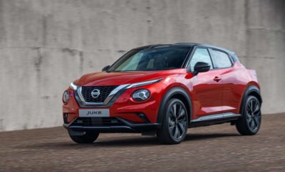 Το ολοκαίνουργιο Nissan JUKE επαναπροσδιορίζει την κατηγορία των compact crossovers με ισχυρή προσωπικότητα, περισσότερες επιδόσεις και πρωτοποριακές τεχνολογίες Έχοντας θέσει ψηλά τον πήχη στα compact crossovers, εδώ και σχεδόν μια δεκαετία, μέσω της ξεχωριστής προσωπικότητάς του, η επόμενη γενιά του Nissan JUKE ήρθε για να “ανακατέψει” και πάλι τα νερά της κατηγορίας του. Απολαυστικό, όπως πάντα στην οδήγηση, το ολοκαίνουργιο JUKE προσφέρει νέα επίπεδα από πλευράς επιδόσεων και τεχνολογιών, με το “μανδύα” ενός εντυπωσιακού και ακόμα πιο άνετου πλαισίου crossover. Με σχεδόν 1 εκατομμύριο αυτοκίνητα να κυκλοφορούν στους Ευρωπαϊκούς δρόμους, το Nissan JUKE ανταποκρίθηκε στο έπακρο στις απαιτήσεις των Ευρωπαίων αγοραστών, χάρη στον ξεχωριστό σχεδιασμό του. Η επόμενη γενιά του JUKE, η οποία παρουσιάστηκε σήμερα σε Λονδίνο, Παρίσι, Μιλάνο, Βαρκελώνη και Κολωνία, έρχεται για να προσελκύσει τους Ευρωπαίους οδηγούς που εκτιμούν το σχεδιασμό, την τεχνολογία και τις επιδόσεις, σε συνδυασμό με την πρακτικότητα, στην κατηγορία των crossovers. Με το ProPILOT και την κορυφαία συνδεσιμότητα, το JUKE φέρνει το Nissan Intelligent Mobility, το όραμα της Nissan για την αλλαγή του τρόπου με τον οποίο τα αυτοκίνητα κινούνται, οδηγούνται και ενσωματώνονται στην κοινωνία. "To Nissan JUKE επιστρέφει με την μοναδική του ταυτότητα, ακόμα περισσότερο χαρακτήρα, συναρπαστικές επιδόσεις και προηγμένη τεχνολογία που ανταποκρίνεται στις ανάγκες των οδηγών", δήλωσε ο Ponz Pandikuthira, αντιπρόεδρος της Nissan Europe, επικεφαλής προϊοντικού σχεδιασμού. "Ο νέος σχεδιασμός και η συναρπαστική οδηγική εμπειρία θα προσελκύσουν τον αυξανόμενο αριθμό αγοραστών που επιλέγουν τα compact crossovers. Το JUKE έχει μεγαλώσει, διατηρώντας παράλληλα τις οδηγικές αρετές του, ως ένα ξεχωριστό αυτοκίνητο." ΣΠΟΡ ΣΧΕΔΙΑΣΜΟΣ Το Nissan JUKE επιστρέφει για να θέσει νέα πρότυπα στην κατηγορία B-crossover με μεγαλύτερες διαστάσεις και αθλητική στάση, εντυπωσιακές ζάντες αλουμινίου 19 ιντσών και σχεδίαση “αιωρούμενης οροφής”, τύπου coupe. Εξοπλισμένο στάνταρ με πλήρη τεχνολογία LED, το τελευταίο JUKE διατηρεί τους χαρακτηριστικούς κυκλικούς προβολείς με τη νέα υπογραφή σχήματος Y, που συμπληρώνουν τη μάσκα V-Motion της Nissan. Ένα αποκλειστικό χρώμα του αμαξώματος, το Fuji Sunset, είναι τώρα διαθέσιμο για να συμπληρώσει με τον καλύτερο τρόπο την παλέτα των 11 χρωμάτων. Επίσης, το νέο JUKE είναι πιο ευρύχωρο για τους επιβάτες και τις αποσκευές τους, με τον χώρο για τα γόνατα των πίσω επιβατών να έχει αυξηθεί κατά 5,8 εκατοστά, για τα κεφάλια αντίστοιχα κατά 1,1 εκατοστά, όπως και ο χώρος αποσκευών των 422 λίτρων, που πλέον προσφέρει 20% περισσότερο αποθηκευτικό χώρο. Το αναδιαμορφωμένο εσωτερικό προσφέρει στυλ και άνεση, ενισχυμένο από την βελτιωμένη θέση του οδηγού, την αυξημένη πίσω ευρυχωρία και τον πιο φιλικό προς τον χρήστη έλεγχο των λειτουργιών, αλλά και της αποθήκευσης. Τα νέα, μαλακής αφής υλικά στο ταμπλό, στις επενδύσεις των θυρών και στο πάτωμα, προσφέρουν μια αίσθηση ασυναγώνιστης ποιότητας, που συμπληρώνεται από τα στάνταρ monoform σπορ καθίσματα και την προαιρετική Alcantara® ή δερμάτινη επένδυση. Προσφέροντας ένα νέο επίπεδο εξατομίκευσης, το ολοκαίνουριο πακέτο αναβάθμισης N-Design, εξασφαλίζει ότι οι υποψήφιοι αγοραστές μπορούν να δημιουργήσουν πραγματικά το δικό τους JUKE ! Πάμπολλοι συνδυασμοί χρωμάτων για το αμάξωμα, την οροφή και τον εσωτερικό χώρο είναι διαθέσιμοι, αναδεικνύοντας τον αστικό, πρωταγωνιστικό και σπορ χαρακτήρα του JUKE. Παράλληλα, είναι διαθέσιμη εξωτερική εξατομίκευση, με προσαρμόσιμους προφυλακτήρες, πλαϊνά ένθετα και ζάντες αλουμινίου 19 ιντσών. ΚΟΦΤΕΡΕΣ ΕΠΙΔΟΣΕΙΣ Ναι μεν το σπορ JUKE έχει σχεδιαστεί για να είναι ευκίνητο, ωστόσο δε το ολοκαίνουριο crossover coupe έχει μεγαλώσει. Με μήκος 4,210 mm, ύψος 1,595 mm και πλάτος 1.800 mm για μεγαλύτερη ευρυχωρία, το Νέο JUKE παραμένει συμπαγές και ελαφρύτερο κατά 23 kg. Χάρη στον υψηλής αντοχής χάλυβα, το νέο μοντέλο διαθέτει μια πιο άκαμπτη πλατφόρμα που προσφέρει καλύτερη σταθερότητα, απόδοση, δυνατότητες κατευθυντικότητας στις στροφές, καθώς και νέα επίπεδα εμπιστοσύνης και ελέγχου. Το JUKE τροφοδοτείται από έναν άκρως αποδοτικό, 3κύλνδρο, υπερτροφοδοτούμενο 1.0 λίτρου βενζινοκινητήρα DIG-T, με ισχύ 117PS, προσφέροντας στον τυχερό οδηγό του βελτιωμένες επιδόσεις και οικονομία καυσίμου. Διαθέσιμο με ένα 6-τάχυτο χειροκίνητο κιβώτιο, ή εναλλακτικά με ένα σπορ κιβώτιο διπλού συμπλέκτη (DCT) 7 ταχυτήτων με paddles, καθώς και με έναν επιλογέα τρόπου οδήγησης (Eco, Standard, Sport), ο οδηγός του θα μπορεί να επιλέξει το στυλ οδήγησης που επιθυμεί, για τη μέγιστη οδηγική απόλαυση. ΠΡΟΗΓΜΕΝΕΣ ΤΕΧΝΟΛΟΓΙΕΣ Το Νέο JUKE έρχεται τώρα με την τεχνολογία ψυχαγωγίας και οδηγικής υποστήριξης του NissanConnect. Διαθέτοντας την τεχνολογία Nissan Intelligent Mobility, το νέο μοντέλο είναι το πιο συνδεδεμένο Nissan από ποτέ, ενισχύοντας τον έλεγχο του οδηγού. Nissan Intelligent Mobility Η προηγμένη τεχνολογία ProPILOT της Nissan, η οποία προσφέρει ηλεκτρονική υποβοήθηση στο τιμόνι, την επιτάχυνση και την πέδηση, θα είναι διαθέσιμη στο JUKE για πρώτη φορά. Σχεδιασμένο για χρήση σε αυτοκινητόδρομους και σε μία λωρίδα κυκλοφορίας, το ProPILOT επιταχύνει και επιβραδύνει το όχημα, ούτως ώστε ο οδηγός να διατηρεί την σωστή απόσταση και ταχύτητα και με το αυτοκίνητο εντός της λωρίδας κυκλοφορίας. Επιπλέον, το JUKE προσφέρει ένα πλήρες πακέτο τεχνολογιών ασφάλειας, όπως η Έξυπνη Πέδηση Έκτακτης Ανάγκης με Αναγνώριση Πεζών και Ποδηλάτων, η Αναγνώριση Σημάτων Κυκλοφορίας, η Έξυπνη Παρέμβαση Εσφαλμένης Αλλαγής Λωρίδας, το Σύστημα Προειδοποίησης Πίσω Διασταυρούμενης Κυκλοφορίας και η Παρέμβαση Τυφλού Σημείου, ως μια μοναδική “πρεμιέρα” της για την συγκεκριμένη κατηγορία. Η Παρέμβαση Τυφλού Σημείου, προειδοποιεί τον οδηγό όταν ένα αυτοκίνητο μπαίνει στο τυφλό σημείο του (κατά την αλλαγή λωρίδας) και επαναφέρει το JUKE πίσω στη λωρίδα του. Συνδεσιμότητα, Infotainment και BOSE® Personal® Plus Με το νέο σύστημα πληροφοριών και ψυχαγωγίας NissanConnect, οι επιβάτες του Νέου JUKE, μπορούν να χρησιμοποιούν το Apple CarPlay® και το Android Auto για να “αντανακλούν” τις αγαπημένες τους εφαρμογές από το smartphone τους, στην οθόνη αφής 8 ιντσών. Παράλληλα, ο οδηγός μπορεί να αποκτήσει πρόσβαση στους χάρτες TomTom & Live Traffic ή να ενεργοποιήσει το δικό του In-Car Wi-Fi, προκειμένου να επιτρέψει στους επιβάτες να συνδέσουν τους φορητούς υπολογιστές ή τα tablet τους. Η εφαρμογή NissanConnect Services είναι ο τέλειος “εν κινήσει” σύντροφος, προσφέροντας στον ιδιοκτήτη τον έλεγχο πολλών πτυχών του αυτοκινήτου του. Συγκεκριμένα, ο ιδιοκτήτης του Nissan JUKE μπορεί τώρα να ελέγξει την κατάσταση κλειδώματος των θυρών του αυτοκινήτου του και να κλειδώσει ή να ξεκλειδώσει το Nissan του, απευθείας από το smartphone του. Για αυξημένη οδική ασφάλεια, ο οδηγός μπορεί επιπλέον να ελέγξει την πίεση των ελαστικών του και τη στάθμη του λιπαντικού, πριν αναχωρήσει για ένα ταξίδι. Για να κάνει ακόμα πιο εύκολη τη ζωή του οδηγού του JUKE, η συμβατότητα με το Google Assistant του δίνει τη δυνατότητα ελέγχου λειτουργιών, όπως των φώτων του οχήματος και της αποστολής προορισμών στο σύστημα πλοήγησης του αυτοκινήτου, μιλώντας απλά στην έξυπνη συσκευή τους. Οδηγός και επιβάτες θα νιώσουν στο έπακρο την αγαπημένη τους μουσική, χάρη στο ηχοσύστημα Bose® Personal® Plus. Με οκτώ ισχυρά ηχεία, συμπεριλαμβανομένων δύο μονάδων UltraNearfield ενσωματωμένων και στα δύο εμπρόσθια προσκέφαλα, οι επιβαίνοντες θα “βυθιστούν” στην μαγεία της μουσικής, με κρυστάλλινο, πεντακάθαρο ήχο. Το ολοκαίνουργιο Nissan JUKE θα συνεχίσει να κατασκευάζεται στο βραβευμένο εργοστάσιο της Nissan στο Sunderland του Ηνωμένου Βασιλείου. Οι πρώτες παραδόσεις στις Ευρωπαϊκές αγορές, συμπεριλαμβανομένης της Ελληνικής, θα πραγματοποιηθούν στα τέλη Νοεμβρίου.