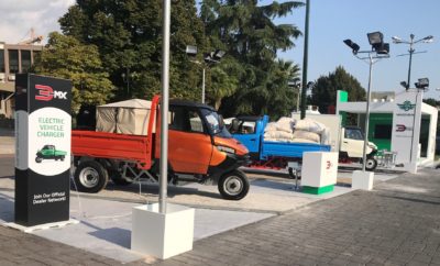 Το 3ΜΧ, το πρώτο ηλεκτρικό επαγγελματικό όχημα που παρουσιάστηκε τον Σεπτέμβριο στη Διεθνή Έκθεση Θεσσαλονίκης από τη Shandong Wuzheng Hellas, ενθουσίασε τους επισκέπτες της έκθεσης με το καινοτόμο design του, ενώ παράλληλα συγκίνησε τους Θεσσαλονικείς με τις μνήμες που αναβίωσε από το βασικό τρόπο διανομής εμπορευμάτων στην πόλη τους, πριν από αρκετές δεκαετίες. Ιδιαίτερη ανταπόκριση είχε το πρωτοπόρο «πράσινο» όχημα σε επαγγελματίες και αγρότες, που αντίκρυσαν στο 3ΜΧ έναν πολύτιμο συνεργάτη, αλλά και σε νέους μηχανικούς που βρήκαν την ευκαιρία να μελετήσουν τις σχεδιαστικές λεπτομέρειες του οχήματος και να εκφράσουν το θαυμασμό τους για αυτές. Χαρακτηριστικά παραδείγματα, το σύστημα ανεξάρτητης ανάρτησης του εμπρόσθιου τροχού (Swingarm) που αποσβένει τους κραδασμούς, η ευρύχωρη καμπίνα οδηγού και συνοδηγού, η εξαιρετική ποιότητα των υλικών και άλλα. Ο Γενικός Διευθυντής της Διεύθυνσης των Εμπορικών Δραστηριοτήτων της Shandong Wuzheng Hellas, Λεωνίδας Δαβουλάρης, ευχαρίστησε θερμά όλους όσοι προσήλθαν στη Διεθνή Έκθεση Θεσσαλονίκης αποκλειστικά για να γνωρίσουν από κοντά το 3MX: «Είμαστε ιδιαίτερα χαρούμενοι που υποδεχόμαστε στη Θεσσαλονίκη, η οποία αυτή την περίοδο αποτελεί επίκεντρο της εμπορικής δραστηριότητας για τη νοτιοανατολική Ευρώπη και όχι μόνο, τους προσκεκλημένους μας από Ευρώπη και Μέση Ανατολή, για την πρώτη εκ του σύνεγγυς γνωριμία τους με το 3ΜΧ. Τα κολακευτικά σχόλια δικαιώνουν τόσο την επιμονή μας στη δημιουργία ενός ξεχωριστού επαγγελματικού ηλεκτρικού οχήματος, όσο και τη στρατηγική επιλογή της Ελλάδας ως κέντρου των δραστηριοτήτων της μητρικής Wuzheng Group στην Ευρώπη, τη Μέση Ανατολή και την Αφρική». Το 3ΜΧ αποτέλεσε επίσης πόλο έλξης για το σύνολο των αντιπροσώπων των δημοτικών και κοινοτικών συμβουλίων που παραβρέθηκαν στη διοργάνωση. Με την αυτονομία των 155 χλμ., το ωφέλιμο φορτίο του ενός τόνου, την ευελιξία κίνησης, τις μηδενικές εκπομπές ρύπων, αλλά κυρίως την εξοικονόμηση καυσίμου που προσφέρει ως ένα αμιγώς ηλεκτρικό όχημα, το 3ΜΧ αναμένεται να παίξει σημαντικό ρόλο στα νέα αναπτυξιακά μοντέλα των δήμων και κοινοτήτων της ελληνικής επικράτειας. ___________________________________________________________________________ Η Shandong Wuzheng Hellas είναι θυγατρική της Wuzheng Group, ενός ομίλου με περισσότερα από 50 χρόνια εμπειρίας στην κατασκευή & διανομή ελαφρών και βαρέων επαγγελματικών οχημάτων. Στόχος της ίδρυσής της στην Ελλάδα είναι να προωθεί, με ορμητήριο τη χώρα μας, τα προϊόντα και τις υπηρεσίες της στην ευρωπαϊκή αγορά.