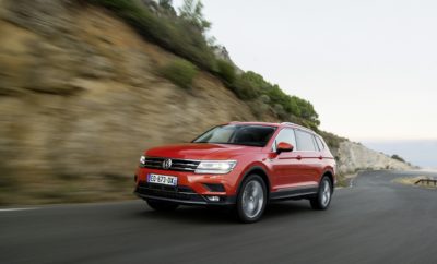 • Έναρξη διάθεσης του Volkswagen Tiguan Allspace στην Ελλάδα • Με αυξημένο κατά 21,5 εκατοστά μήκος σε σχέση με το Tiguan και στάνταρ 3η σειρά καθισμάτων, προσφέρει μεγαλύτερη ευρυχωρία και φιλοξενεί με άνεση επτά επιβάτες • Διατίθεται σε δύο κινητήρες βενζίνης και δύο πετρελαίου, με το αυτόματο κιβώτιο ταχυτήτων DSG να ανήκει στο βασικό εξοπλισμό • Παράλληλα, διαθέτει όλες τις παραδοσιακές αξίες και χαρακτηριστικά που έχουν καταστήσει το Tiguan ένα από τα μεγαλύτερα best-sellers στην Ευρώπη • Διαθέσιμο άμεσα για παραγγελία με προτεινόμενη τιμή λιανικής από 34.910 € To Tiguan είναι ένα από τα παγκόσμια best-sellers της Volkswagen, με το μοντέλο της γερμανικής μάρκας να κλείνει το 2018 στο Top-10 των δημοφιλέστερων μοντέλων στην Ευρώπη, ακολουθώντας το ίδιο σταθερά πετυχημένη πορεία και στο πρώτο μισό του 2019. Αποτελεί σημείο αναφοράς στην κατηγορία των μεσαίων SUV και στην Ελλάδα, τόσο σε επίπεδο τεχνολογίας κινητήρων, συστημάτων infotainment και συνδεσιμότητας, όσο και για τα συστήματα υποβοήθησης οδηγού και φυσικά, για το ιδιαίτερο και ελκυστικό του design που του χαρίζει μία στιβαρή και συνάμα κομψή παρουσία στο δρόμο. Πλέον, οι επιλογές των καταναλωτών και στη χώρα μας διευρύνονται σημαντικά, με την έναρξη διάθεσης του Tiguan Allspace, μιας έκδοσης του μοντέλου με μεγαλύτερες διαστάσεις, που προσφέρει όλες τις παραδοσιακές του αξίες σε συνδυασμό με αυξημένη ευρυχωρία, έξυπνη διαρρύθμιση και δυνατότητα φιλοξενίας επτά επιβατών! Η ειδοποιός διαφορά του Tiguan Allspace σε σχέση με το «απλό» Tiguan είναι οι μεγαλύτερες διαστάσεις. Το αυξημένο κατά 21,5cm μήκος του Tiguan Allspace προσφέρει τη δυνατότητα είτε για μεγαλύτερο χώρο αποσκευών είτε για μία 3η σειρά καθισμάτων - η οποία ανήκει στο βασικό εξοπλισμό - που μπορεί να φιλοξενήσει με άνεση δύο επιπλέον επιβάτες. Αξίζει να σημειωθεί ότι τα δύο επιπλέον καθίσματα της 3ης σειράς μπορούν να αναδιπλωθούν μεμονωμένα και να δώσουν την δυνατότητα τοποθέτησης αντικειμένων μεγάλου μήκους. Το Tiguan Allspace προσφέρει εντυπωσιακή ευρυχωρία, συνδυάζοντας το status μίας μάρκας κύρους με κορυφαία πρακτικότητα. Είναι το ιδανικό αυτοκίνητο για όσους θέλουν να ικανοποιήσουν συγκεκριμένες οικογενειακές ανάγκες (πχ πολύτεκνοι) είτε όσους έχουν ένα δραστήριο lifestyle, αγαπούν τις εξορμήσεις εκτός πόλης και τα ταξείδια, αλλά θέλουν να έχουν παρέα τους φίλους τους. Οι διαστάσεις του Tiguan Allspace παρουσιάζονται αναλυτικά στον παρακάτω συγκριτικό πίνακα: Διαστάσεις Tiguan Tiguan Allspace Διαφορά Μήκος (mm) 4.486 4.701 215 Πλάτος (mm) 1.839 1.839 0 Ύψος (mm) 1.646 1.674 28 Μεταξόνιο (mm) 2.681 2.787 106 Χώρος αποσκευών Με 3η σειρά καθισμάτων (lt) 230 Με αναδιπλούμενη 3η σειρά καθισμάτων (lt) 420 700 280 Με αναδιπλούμενη 2η σειρά καθισμάτων (lt) 1.555 1.775 220 Το Tiguan Allspace διατίθεται στην Ελληνική αγορά με 2 κινητήρες βενζίνης και 2 κινητήρες πετρελαίου, αποκλειστικά με αυτόματο κιβώτιο ταχυτήτων DSG, καλύπτοντας τις απαιτήσεις για άνετη και ξεκούραστη οδήγηση. Επιπλέον, διατίθενται εκδόσεις 4Motion για όσους επιζητούν δυνατότητες off road οδήγησης, με 4 διαφορετικά προγράμματα/προφίλ οδήγησης. Οι διαθέσιμοι συνδυασμοί κινητήρα – κιβωτίου ταχυτήτων είναι οι ακόλουθοι: ΕΚΔΟΣΗ CC / PS / KW ΚΙΝΗΤΗΡΕΣ ΒΕΝΖΙΝΗΣ Tiguan Allspace 1.5 TSI 150PS ACT EVO DSG7 Advance 1.498 / 150 / 110 Tiguan Allspace 2.0 TSI 190PS 4Motion DSG7 Advance 1.984 / 190 / 140 ΚΙΝΗΤΗΡΕΣ DIESEL Tiguan Allspace 2.0 TDI 150PS DSG7 Advance 1.968 / 150 / 110 Tiguan Allspace 2.0 TDI 190PS 4Motion DSG7 Advance 1.968 / 190 / 140 Φυσικά, το Tiguan Allspace διαθέτει και όλες τις τεχνολογίες ασφάλειας που εξοπλίζουν και το «απλό» Tiguan. Συστήματα ασφάλειας που περιλαμβάνονται στο βασικό εξοπλισμό και αποδεικνύονται χρησιμότατα στις καθημερινές συνθήκες κυκλοφορίας είναι το Adaptive Cruise Control, το σύστημα επιτήρησης περιβάλλοντος χώρου (Front Assist με City Emergency Braking και Pedestrian Monitoring), η υποβοήθηση αλλαγής λωρίδας (Lane Assist), το ενεργό καπό (Active Hood), το αυτόματο σύστημα πέδησης μετά τη σύγκρουση (Multi Collision Brake). Όσον αφορά τη συνδεσιμότητα, το Tiguan Allspace είναι πάντα συνδεδεμένο με το περιβάλλον, διαθέτοντας στο βασικό του εξοπλισμό τις υπηρεσίες Volkswagen Connect ενώ μπορεί να διασυνδεθεί με κινητά τηλέφωνα μέσω της App Connect. Το Tiguan Allspace διατίθεται στην πλούσια έκδοση Advance, που συγκρινόμενη με την αντίστοιχη έκδοση Advance του Tiguan, περιλαμβάνει επιπλέον εξοπλισμό όπως 3η σειρά καθισμάτων, φώτα ημέρας LED, κάμερα οπισθοπορείας και Park Assist, ηλεκτρικό κλείσιμο χώρου αποσκευών κλπ.. To Tiguan Allspace είναι άμεσα διαθέσιμο για παραγγελίες στην Ελλάδα, με προτεινόμενες τιμές λιανικής που ξεκινούν από 34.910 €, για την έκδοση 1.5 TSI 150 PS με αυτόματο κιβώτιο ταχυτήτων DSG, 7 σχέσεων. Αξίζει να αναφερθεί ότι η τιμή της ίδιας έκδοσης για ειδικές κατηγορίες πελατών (π.χ πολύτεκνοι, άτομα με ειδικές ανάγκες κτλ.) διαμορφώνεται στα 28.782 €.