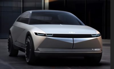 • Το 45 EV concept της Hyundai λανσάρει τη μελλοντική σχεδιαστική κατεύθυνση της μάρκας για τα ηλεκτρικά οχήματα • Με την ονομασία “45”, αυτή η νέα σχεδιαστική μελέτη αποτίει φόρο τιμής στο εμβληματικό για τη μάρκα πρωτότυπο Pony Coupe Concept • Το “45” σηματοδοτεί μια νέα εποχή για την Hyundai, επιδεικνύοντας συναισθηματικές συνδέσεις με το παρελθόν, δημιουργώντας μια μάρκα στοχευμένη στον τρόπο ζωής των καταναλωτών για το μέλλον της κινητικότητας Η Hyundai Motor Company παρουσίασε το 45 concept car, ένα αμιγώς ηλεκτρικό πρωτότυπο όχημα, στο Διεθνές Σαλόνι Αυτοκινήτου (IAA) της Φρανκφούρτης του 2019 που άνοιξε τις πύλες του για το κοινό εχθές Πέμπτη 12 Σεπτεμβρίου 2019. Το “45” σηματοδοτεί σχεδιαστικά μια νέα εποχή για τη Hyundai που επικεντρώνεται στην ηλεκτροκίνηση και τις αυτόνομες τεχνολογίες, καθώς και στην έξυπνη σχεδίαση. Το προοδευτικό “45” αποτίει φόρο τιμής στο 45χρονο εμβληματικό, για τη μάρκα, Pony Coupe Concept και σηματοδοτεί μια εντελώς νέα εμπειρία με την είσοδο της Hyundai στη νέα εποχή των αυτόνομων οχημάτων του μέλλοντος. Το βλέμμα στο παρελθόν είναι απαραίτητο για την πρόοδο και το εξωτερικό στυλ του “45” διεγείρει τη φαντασία και αντλεί έμπνευση από το πρώτο αυτοκίνητο της Hyundai που είχε εξελιχθεί εξ ολοκλήρου από την κορεατική μάρκα, το Pony Coupe Concept του 1974. To πρωτότυπο “45” διαθέτει αμάξωμα τύπου monocoque, αεροδυναμική σχεδίαση και κάποια στιλιστικά στοιχεία εμπνευσμένα από τα αεροσκάφη της δεκαετίας του 1920. Επιπροσθέτως, η ονομασία του μοντέλου οφείλεται και στις γωνίες 45 μοιρών που κοσμούν τόσο το εμπρός όσο και το πίσω μέρος του μοντέλου, οι οποίες παραπέμπουν σε σχήμα διαμαντιού που «μαρτυρά» τη σχεδιαστική κατεύθυνση της μάρκας στα επερχόμενα ηλεκτρικά μοντέλα. Το νέο concept car ακολουθεί την μινιμαλιστική λογική της αρχικής ιδέας του coupe. Συνδυάζοντας την κληρονομιά με το όραμα, το “45” ενσωματώνει την εξέλιξη της σχεδιαστικής γλώσσας «Sensuous Sportiness» της Hyundai. Εξωτερικό Η παρουσία του εμπρός τμήματος του “45” με την κυβοειδή σχεδίαση των λαμπτήρων προκαλεί αναλογικά συναισθήματα επιτρέποντας στους ανθρώπους να αναγνωρίζουν αμέσως το όχημα από απόσταση, εφαρμόζοντας ταυτόχρονα τεχνολογίες αιχμής. Παρουσιάζοντας ένα μοντέρνο προφίλ, το “45” επιδεικνύει χαρακτηριστικά σταθερότητας και δυναμισμού. Ως προοδευτικό EV, η νέα τεχνολογία είναι ορατή στο σχεδιασμό του “45”. Στο κάτω μέρος της πόρτας, ένα σύνολο LED εμφανίζει την ικανότητα των μπαταριών σε μεγάλες αποστάσεις και μέσα από τα ενεργά φώτα LED οι χρήστες μπορούν να πληροφορηθούν πόση ηλεκτρική ενέργεια έχουν στη διάθεσή τους ακόμα και πριν φτάσουν στο αυτοκίνητο. Αυτά τα αξιόπιστα στοιχεία έχουν σχεδιαστεί ακόμη και για έναν χρήστη που χρησιμοποιεί ηλεκτρικό όχημα για πρώτη φορά. Το “45” concept car διαθέτει τεχνολογικά χαρακτηριστικά που μπορούν να επηρεάσουν τα μελλοντικά μοντέλα της Hyundai, όπως το Camera Monitoring System (CMS) το οποίο αφήνει χώρο για εφαρμογές αυτόνομης οδήγησης, καθώς και άλλες επικείμενες τεχνολογίες υπογραμμίζοντας το μελλοντικό όραμα της Hyundai. Οι παραδοσιακοί πλευρικοί καθρέπτες έχουν επίσης αντικατασταθεί από κάμερες. Εσωτερικό Μπαίνοντας στη νέα εποχή της μελλοντικής κινητικότητας, η Hyundai με το 45 concept car επαναπροσδιορίζει την εμπειρία του αυτοκινήτου, όπου το εσωτερικό γίνεται ένας μοναδικός χώρος διαβίωσης ικανός να μεταμορφωθεί για να ικανοποιήσει μια σειρά απαιτήσεων της καθημερινότητας των επιβατών. Το “45” βασίζεται στο 'STYLE SET FREE' της Hyundai Motor, προσφέροντας μια οπτική του πώς ο κόσμος αντιλαμβάνεται την εμπειρία του αυτοκινήτου στην εποχή των αυτοκινούμενων οχημάτων. Εμπνευσμένη από σχέδια επίπλων, η μινιμαλιστική καμπίνα είναι εξοπλισμένη με έναν εκλεπτυσμένο συνδυασμένο ξύλινων, υφασμάτινων και δερμάτινων επενδύσεων, δημιουργώντας μια ζεστή ατμόσφαιρα που είναι ταυτόχρονα χαλαρωτική και άνετη. Το φως της ημέρας χρησιμοποιήθηκε επίσης ως στοιχείο σχεδιασμού ώστε να φέρει τα απαραίτητα συναισθήματα με φυσικό τρόπο. Στους επιβάτες το αυτοκίνητο προσφέρει ένα άνετο και ευχάριστο περιβάλλον, με πίσω καθίσματα τύπου καθιστικού και μπροστινά καθίσματα που μπορούν να περιστραφούν. Αναβαθμίζοντας τον σχεδιασμό και την τεχνολογία περαιτέρω, οι επιβάτες των εμπρός καθισμάτων μπορούν να αλληλεπιδράσουν με το σύστημα Infotainment χάρη στην εμφάνιση των πληροφοριών σε στιλ προβολής, όπου μπορεί να αντικαταστήσει την κεντρική οθόνη αφής με μια σειρά οθονών και λειτουργιών ενσωματωμένες στο ίδιο το ταμπλό. Οι μπαταρίες του ηλεκτροκίνητου “45” τοποθετούνται στο δάπεδο του αυτοκινήτου, συμβάλλοντας στη μεγαλύτερη ευρυχωρία του εσωτερικού. Το επίπεδο πάτωμα του μοντέλου όπου αποθηκεύονται οι μπαταρίες ονομάζεται 'skateboard' καθώς επιτρέπει τη δημιουργία ενός χώρου που δίνει την αίσθηση σαλονιού με νέα έπιπλα. Επίσης, τα καθίσματα στρέφονται προς τους επιβάτες καθώς ανοίγουν την πόρτα. Οι καθαρές γραμμές, η εργονομική τοποθέτηση των χειριστηρίων και τα εσωτερικά φωτιστικά αναδεικνύουν περαιτέρω την εκλεπτυσμένη αίσθηση του χώρου ενισχύοντας παράλληλα την απλοϊκή και μοντέρνα σχεδίαση του “45”. Το αυτοκίνητο επαναπροσδιορίζει το χώρο αποθήκευσης με μια σειρά καινοτόμων τρόπων, συμπεριλαμβανομένης της παρουσίας ενός οριζόντιου μακρόστενου σχήματος, μίας θεωρητικής τσέπης, που είναι τοποθετημένη στην πόρτα του αυτοκινήτου επιτρέποντας την αποθήκευση βιβλίων ή tablet PC. Επιπλέον, στο χώρο αποθήκευσης χρησιμοποιείται ένα διαφανές υλικό, οπότε είναι εύκολο να δούμε το περιεχόμενο. Η βιωσιμότητα ήταν πάντα στο επίκεντρο της έμπνευσης του Hyundai. Το 45 Concept car ανακυκλώνει τα απόβλητα και δημιουργεί για άλλη μια φορά αξία, δίνοντας συναισθηματική αξία ακόμη και σε απόβλητα που πετιούνται. Με τη σκέψη στο μέλλον, η ιστορία σχεδίασης της Hyundai αρχίζει εδώ.