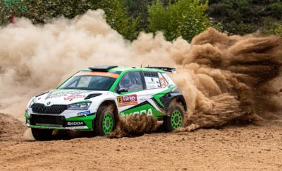 • Η SKODA Fabia R5 evo επέδειξε την αξιοπιστία της και στον ενδέκατο και σκληρότερο αγώνα του Παγκοσμίου Πρωταθλήματος Ράλι, το Ράλι Τουρκίας • Οι Jan Kopecky – Pavel Dresler, έφεραν τη SKODA Fabia R5 evo στη 2η θέση στη WRC 2 Pro, ενώ τα κλαταρίσματα των ελαστικών τούς στέρησαν τη δυνατότητα της νίκης • Το δεύτερο εργοστασιακό πλήρωμα της SKODA Motorsport, Kalle Rovanperä - Jonne Halttunen, μετά από δύσκολο αγώνα τερμάτισαν στην 3η θέση, που τους διατηρεί επικεφαλής στην βαθμολογία στο θεσμό FIA WRC 2 Pro • Οι Πολωνοί Kajetanowicz-Szczepaniak, με Skoda Fabia R5, τερμάτισαν πρώτοι στην κατηγορία WRC2, σε μία κλάση που από τα εννέα αυτοκίνητα που τερμάτισαν, τα οκτώ πρώτα ήταν SKODA Η SKODA Fabia R5 evo επέδειξε την παροιμιώδη αξιοπιστία της και στο Ράλι Τουρκίας, ίσως τον πιο σκληρό αγώνα στο εφετινό καλεντάρι του FIA WRC. Βραχώδεις επιφάνειες και υψηλές θερμοκρασίες ταλαιπώρησαν πληρώματα, αυτοκίνητα και – κυρίως – ελαστικά. Ένα κλατάρισμα στην πρώτη Ε.Δ. του Σαββάτου ήταν αρκετό να αποσυντονίσει τον Rovanperä και να τον βγάλει από τον δρόμο. Κατάφερε να συνεχίσει, είχε και άλλα δύο κλαταρίσματα στην συνέχεια, και χωρίς άλλη ρεζέρβα (από τις δύο που είχε μαζί του), αναγκάστηκε να εγκαταλείψει και να εκκινήσει την επόμενη ημέρα ξανά, χάνοντας ουσιαστικά τις ελπίδες του για τη νίκη. Με το Rovanperä εκτός διεκδίκησης της 1ης θέσης, η SKODA Motorsport έμεινε μόνο με τον Kopecky να στοχεύει τη νίκη, που σε επίπεδο ταχύτητας και επιδόσεων, έδειχνε να διαχειρίζεται άνετα την αποστολή. Όμως συνολικά επτά κλαταρίσματα στις τρεις πλήρεις ημέρες του αγώνα αποδείχτηκαν αρκετά για να στερήσουν από τον Τσέχο οδηγό την διαφαινόμενη άνετη επικράτηση. Οι Kopecky –Dresler έφεραν τη SKODA Fabia R5 evo τελικά στη 2η θέση της κατηγορίας WRC 2 Pro, ενώ αρκετά πίσω τους, με κορυφαίους χρόνους όμως στις Ειδικές Διαδρομές, τερμάτισαν οι Rovanperä - Halttunen με το άλλο εργοστασιακό αυτοκίνητο. Οι δύο θέσεις στο βάθρο διατήρησαν και αύξησαν τη διαφορά της SKODA στο πρωτάθλημα κατασκευαστών της WRC 2 Pro, αλλά και εκείνη του Rovanperä στην αντίστοιχη βαθμολογία των οδηγών. Επόμενος αγώνας, το Ράλι Ουαλίας (Wales Rally GB), που θα διεξαχθεί από 3-6 Οκτωβρίου, στην Δυτική Ουαλία. Τελικά αποτελέσματα Turkey Rally (WRC 2 Pro) 1. Greensmith/Edmonson (GBR/GBR), Ford Fiesta R5 ΜκII, 4:05:30.8 h 2. Kopecky/Dresler (CZR/CZR), SKODA FABIA R5 evo, +29.4 sec 3. Rovanperä/Halttunen (FIN/FIN), SKODA FABIA R5 evo, +27:21.0 sec. Βαθμολογία Οδηγών WRC 2 Pro (μετά από 11/14 αγώνες) 1. Kalle Rovanperä (FIN), SKODA, 166 points 2. Mads Østberg (NOR), Citroën , 110 points 3. Gus Greensmith (GBR), Ford, 110 points 4. Jan Kopecky (CZR), SKODA, 79 points 5. Lukasz Pieniazek (POL), Ford, 74 points 6. Eric Camilli (FRA), Ford, 36 points Βαθμολογία Κατασκευαστών WRC 2 Pro (μετά από 11/14 αγώνες) 1. SKODA, 257 points 2. Ford, 220 points 3. Citroën, 110 points