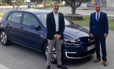 • Η Kosmocar-Volkswagen παραχωρεί ένα e-Golf στο νέο Δήμαρχο Θεσσαλονίκης για τις μετακινήσεις του • Η παράδοση έγινε στο πλαίσιο της 84ης Διεθνούς Έκθεσης Θεσσαλονίκης, στην οποία η Kosmocar συμμετείχε με ένα περίπτερο αφιερωμένο στην ηλεκτροκίνηση • Σημειολογικά, η παράδοση του e-Golf έγινε τις ίδιες μέρες που η Volkswagen αποκάλυψε το ολοκαίνουργιο, καινοτόμο ID.3 στην Έκθεση Αυτοκινήτου της Φρανκφούρτης Μεγάλη επιτυχία σημείωσε η 84η Διεθνής Έκθεση Θεσσαλονίκης, στην οποία η Kosmocar συμμετείχε με ένα περίπτερο αφιερωμένο αποκλειστικά στην ηλεκτροκίνηση. Περισσότεροι από 260.000 επισκέπτες είχαν την ευκαιρία να δουν από κοντά τα e-Golf και e-up!, τα ηλεκτρικά αυτοκίνητα της Volkswagen όπως και το επίσης ηλεκτρικό Audi e-tron και να μάθουν περισσότερα για τη νέα μορφή αυτοκίνησης η οποία εξαπλώνεται σε παγκόσμιο επίπεδο. Επεκτείνοντας τη δυναμική παρουσία της στην ηλεκτροκίνηση, στο πλαίσιο της εφετινής Δ.Ε.Θ., η Kosmocar προχώρησε στην παραχώρηση ενός Volkswagen e-Golf στο νέο Δήμαρχο Θεσσαλονίκης, κ. Κωνσταντίνο Ζέρβα. Το ηλεκτρικό πεντάθυρο χάτσμπακ, με αυτονομία σχεδόν 300 χιλιομέτρων και εκπομπή μηδενικών ρύπων κατά την κίνησή του, θα αποδειχθεί το ιδανικό μοντέλο για «πράσινη» μετακίνηση του Δήμαρχου στην πόλη της Θεσσαλονίκης αλλά και έξω από αυτή. Η παράδοση του νέου e-Golf στον κ. Ζέρβα έγινε κατά την περίοδο λειτουργίας της Δ.Ε.Θ., μπροστά από το Δημαρχιακό Μέγαρο. Σε δήλωσή του με αφορμή την παραχώρηση του e-Golf, ο κ. Θανάσης Κονιστής, Διευθυντής Πωλήσεων και Marketing της Kosmocar-Volkswagen, τόνισε: «Γνωρίζαμε για την ευαισθησία του νέου Δήμαρχου Θεσσαλονίκης για το περιβάλλον και είμαστε πολύ χαρούμενοι που μας δίνεται η ευκαιρία να παραχωρήσουμε στον κ. Ζέρβα ένα e-Golf για τις μετακινήσεις του. Θεωρούμε ότι με τη συγκεκριμένη κίνηση συμβάλλουμε και εμείς ως εταιρεία στη διάδοση μίας πιο οικολογικής αυτοκίνησης μέσα στις μεγαλουπόλεις. Σημειολογικά, η παράδοση του αυτοκινήτου γίνεται τις ημέρες παρουσίασης στην Έκθεση Αυτοκινήτου της Φρανκφούρτης του ολοκαίνουργιου Volkswagen ID.3, του επαναστατικού νέου ηλεκτρικού μοντέλου της μάρκας. Θα είναι μεγάλη μας χαρά σε λίγους μήνες τη θέση του e-Golf να πάρει το νέο ID.3, όταν λανσαριστεί και στην Ελλάδα».