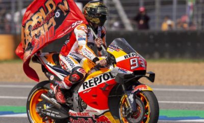 Ο Marc Marquez στέφθηκε Παγκόσμιος Πρωταθλητής στο MotoGP με τον τρόπο που μόνο αυτός γνωρίζει: με μία συναρπαστική νίκη που κρίθηκε στην τελευταία στροφή. Όλος ο θίασος του MotoGP είχε την ευκαιρία στο Buriram της Ταϊλάνδης να δει τη στέψη του Marc Marquez ως Παγκόσμιου Πρωταθλητή για όγδοη φορά. Από την κορυφή της σχάρας εκκίνησης του αγώνα, ο Marquez εξαπέλυσε αμέσως την επίθεσή του ξεκινώντας το κυνήγι του pole man, Fabio Quartararo. Με τον μοναδικό αντίπαλό του, Andrea Dovizioso, να βρίσκεται στην τέταρτη θέση, ο Marquez μπόρεσε να επικεντρωθεί αποκλειστικά στην κατάκτηση της νίκης στον αγώνα της Ταϊλάνδης. Μετά την πραγματοποίηση των ταχύτερων γύρων και από τους δύο αναβάτες, οι Marquez και Quartararo βρήκαν το ρυθμό τους με τον Marquez να περιμένει την κατάλληλη στιγμή για να επιτεθεί. Οι τελευταίοι γύροι του αγώνα ήταν εκρηκτικοί, με τον Παγκόσμιο Πρωταθλητή του 2019 στο MotoGP να επιτίθεται στο νεαρό Γάλλο αναβάτη περνώντας στην πρώτη θέση στην αρχή του τελευταίου γύρου. Το αποτέλεσμα κρίθηκε στην τελευταία στροφή, με τον Marquez να υπερασπίζεται με μαεστρία τη θέση του έναντι του Quartararo κερδίζοντας με τον δικό του μοναδικό τρόπο το Παγκόσμιο Πρωτάθλημα στο MotoGP για το 2019. Με 325 βαθμούς, 9 νίκες, 14 τερματισμούς στο βάθρο, 9 pole position και 10 ταχύτερους γύρους σε αγώνες, ο Marc Marquez στέφεται Παγκόσμιος Πρωταθλητής με τα χρώματα της ομάδας Repsol Honda για έκτη φορά και συνολικά για όγδοη στην καριέρα του. Αυτή η νίκη σηματοδοτεί επίσης την 150ή για την Honda στο MotoGP – επίδοση που δεν έχει καταφέρει μέχρι και σήμερα κανένας άλλος κατασκευαστής. Ο Jorge Lorenzο είχε ένα δύσκολο αγώνα μη μπορώντας να βελτιώσει την αίσθησή του με τη μοτοσικλέτα στις ζεστές συνθήκες που επικράτησαν κατά τη διάρκεια του αγώνα. Τερματίζοντας τελικά στην 18η θέση, ο Lorenzo κοιτά πλέον μπροστά εν όψει του επόμενου αγώνα στην Ιαπωνία, στον οποίο ελπίζει να βελτιώσει τόσο την αίσθησή του με τη μοτοσικλέτα, όσο και τα αποτελέσματά του. Ο Παγκόσμιος Πρωταθλητής του MotoGP για το 2019 θα παραστεί σε επίσημη συνέντευξη Τύπου την Τρίτη, 8 Οκτωβρίου, στις 9:15 π.μ. Η επίσημη συνέντευξη Τύπου της Repsol Honda Team θα πραγματοποιηθεί στο Repsol Campus, στη έδρα της εταιρείας, που βρίσκεται στην οδό Mendez Alvaro 44, στη Μαδρίτη, στις 9:15 π.μ. Marc Marquez Παγκόσμιος Πρωταθλητής MotoGP 2019 - 1ος «Είμαι πολύ χαρούμενος, πραγματικά πολύ χαρούμενος. Όταν κανείς έχει ένα προβάδισμα σαν αυτό που είχα, συνειδητοποιεί πόσο κοντά είναι στην κατάκτηση του πρωταθλήματος. Όμως, πρέπει να βρεις κάτι που θα σου δώσει το κίνητρο. Σήμερα το κίνητρο ήταν η νίκη στον αγώνα, και αυτό ακριβώς έκανα. Ο Fabio ήταν γρήγορος κατά τη διάρκεια του αγώνα, όμως ποτέ δεν παρέδωσα τα όπλα, ακόμα και στο μέσον του αγώνα όταν όλα έδειχναν ότι θα μπορούσε να μένει μπροστά. Ήταν ένας μοναδικός τρόπος να κερδίσω το πρωτάθλημα – ακόμα και αν αυτό ήταν κάτι που δεν το σκεφτόμουν στον τελευταίο γύρο! Φτάνοντας στο parc ferme, με όλη την ομάδα της Repsol Honda εκεί, ήταν κάτι το φανταστικό. Ήταν πραγματικά ονειρικό να κατακτήσω τον τίτλο μπροστά σε όλο το fun club με μια ωραία γιορτή. Κάθε χρονιά είναι ξεχωριστή, καθώς δεν είναι εύκολο να είναι όλα τέλεια πολεμώντας για την κατάκτηση του τίτλου. Είχε ένα δύσκολο χειμώνα, εξαιτίας του τραυματισμού μου, αλλά τόσο εγώ, όσο και η ομάδα και το HRC τα καταφέραμε καλά. Τώρα θα απολαύσουμε για λίγο αυτό το συναίσθημα!» Yoshishige Nomura Πρόεδρος HRC «Ο Marc Marquez έκανε για μια ακόμα φορά καταπληκτική δουλειά κατακτώντας τον έκτο τίτλο του στο MotoGP στην 60η επέτειο της Honda στα Grand Prix. Τον ευχαριστώ ολόψυχα για την ατρόμητη οδήγησή του που μαγεύει τους οπαδούς του, την οποία υποστηρίζει από επίπονη προπόνηση και από ώριμη προσέγγιση στους αγώνες. Είμαι ευγνώμων για όλη την υποστήριξη που είχε στο δρόμο για την κατάκτηση του πρωταθλήματος από το δυναμικό της ομάδας, τους πολλούς χορηγούς που υποστηρίζουν τις αγωνιστικές μας δραστηριότητες και τους οπαδούς του MotoGP παγκοσμίως.» Jorge Lorenzo 18ος «Πρώτα απ’ όλα, θέλω να συγχαρώ τον Marc και όλη την ομάδα της Repsol Honda καθώς τα οκτώ Παγκόσμια Πρωταθλήματα είναι ένα πολύ σημαντικό επίτευγμα. Σε ότι με αφορά, είναι δύσκολο να αποδεχτώ αυτό το αποτέλεσμα καθώς είναι πολύ απογοητευτικό. Έβαλα τα δυνατά μου για να είμαι όσο το δυνατόν πιο γρήγορος, αλλά στις πιο ζεστές συνθήκες δυσκολευόμουν να σταματήσω τη μοτοσικλέτα. Τώρα κοιτάμε μπροστά, στον αγώνα στο Motegi, στον οποίο ελπίζουμε να είμαστε πιο δυνατοί.». \