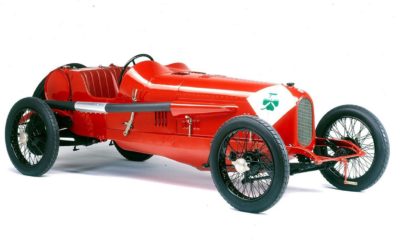 Η νικήτρια του Targa Florio του 1923, Alfa Romeo RL επιστρέφει στη «δράση» στα πλαίσια του Zoute Grand Prix 2019 (10-13 Οκτωβρίου στο Βέλγιο). Στην RL χρησιμοποιήθηκε για πρώτη φορά το Quadrifoglio Verde, το τετράφυλλο τριφύλλι της Alfa Romeo που από τότε συνοδεύει όλα τα αγωνιστικά και τις κορυφαίες εκδόσεις παραγωγής της μάρκας. Η Alfa Romeo RL Super Sport ανήκει στη συλλογή του μουσείου της μάρκας, ενώ συντηρείται με τη βοήθεια της FCA Heritage. Η συμμετοχή της Alfa Romeo στη διοργάνωση κλασσικών αυτοκινήτων Zoute Grand Prix 2019 που πραγματοποιείται στο Βέλγιο (10-13 Οκτωβρίου) θα περιλαμβάνει μία πραγματικά μοναδική παρουσία. Τη θρυλική Alfa Romeo RL Super Sport "Targa Florio". Η σειρά RL παρουσιάστηκε το 1921 και εφοδιαζόταν με ένα 3λιτρο 6κυλινδρο σε σειρά κινητήρα. Το 1922 παρουσιάστηκε η έκδοση "Sport" που ήρθε να συμπληρώσει την RL "Normale". Στην έκδοση "Normale" η απόδοση ήταν 56 ίπποι από 2.916κ.εκ., ενώ η έκδοση "Sport" με αυξημένη διάμετρο κυλίνδρου (76 αντί 75χλστ.), αυξημένη συμπίεση (5.5:1 αντί 5.2:1) και κυβισμό 2.994κ.εκ. απέδιδε 71 ίππους. Σε συνδυασμό με το μικρότερο μεταξόνιο και το χαμηλότερο βάρος, η "Sport" έφτανε τα 130χλμ./ώρα σε σχέση με τα 110χλμ./ώρα της "Normale". Η σειρές 6 και 7 του μοντέλου παρουσιάστηκαν το 1925 και η έκδοση "Sport" αντικαταστάθηκε από την "Super Sport" που χρησιμοποιούσε έναν κινητήρα 83 ίππων. Το σύνολο εξακολουθούσε να είναι 3λιτρο και 6κυλινδρο, είχε βάση και κεφαλή από χυτοσίδηρο, πλάγιο εκκεντροφόρο που κινούσε 2 βαλβίδες ανά κύλινδρο και διέθετε 2 καρμπυρατέρ. Παράλληλα η "Super Sport" διέθετε μεγαλύτερα φρένα (ταμπούρα διαμέτρου 420χλστ.), κιβώτιο 4 σχέσεων και τελική ταχύτητα όπως και η "Sport" 130χλμ./ώρα. Συνολικά 2.631 Alfa Romeo RL πέρασαν τη γραμμή παραγωγής την περίοσο1922-1927, ανάμεσα τους 392 Super Sport, 304 6th series και 88 7th series. To Targa Florio αποτέλεσε το ιδανικό πεδίο για το μοντέλο που εξασφάλισε τις δύο πρώτες θέσεις στον αγώνα του 1923. Ο νικητής, Ugo Sivocci, είχε βάψει για καλή τύχη στο αυτοκίνητο του το τετράφυλλο τριφύλλι, το σύμβολο που εξελίχθηκε σε πραγματικό θρύλο για τη μάρκα. Η RL γνώρισε επιτυχίες και στα χέρια άλλων διάσημων οδηγών, όπως οι Giulio Masetti, Antonio Ascari, Giuseppe Campari, αλλά και του νεαρού Enzo Ferrari.