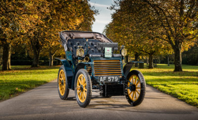 τις 3 Νοεμβρίου 2019, ένα εξαιρετικά σπάνιο Fiat 3½ hp που κατασκευάστηκε το 1899 θα αποτελέσει τη σημαντικότερη συμμετοχή στον αγώνα "London to Brighton Veteran Car Run". Γιορτάζοντας φέτος τα 120α της γενέθλια, η Fiat, φέρνει και πάλι στη «ζωή» αυτό το όχημα ηλικίας 120 ετών που έχει 34χλμ./ώρα τελική ταχύτητα. Η Fiat είναι ένας από τους παλαιότερους και πιο ξεχωριστούς κατασκευαστές αυτοκινήτων σε όλο τον κόσμο. Φέτος και με αφορμή τα 120α της γενέθλια, η μάρκα θα βρεθεί στο "Bonhams London to Brighton Car Run 2019", μια ξεχωριστή διοργάνωση για μοντέλα που έχουν παραχθεί πριν το 1905. Μόνο κατασκευαστές που έχουν τόσο παλιά μοντέλα μπορούν να συμμετέχουν και η Fiat είναι μία από τις ελάχιστες μάρκες που έχουν αυτή την ιδιαίτερη διάκριση. Με την ευκαιρία του αγώνα και για να γιορτάσει τα γενέθλια της, η Fiat συνεργάστηκε με το National Automobile Museum του Beaulieu (Ν. Αγγλία) για να φέρει και πάλι στο δρόμο το πρώτο αυτοκίνητο της Fiat, το Fiat 3½ hp του 1899! Πρόκειται για ένα από τα ελάχιστα αυτοκίνητα του τύπου που διασώζονται μέχρι σήμερα, το οποίο θα λειτουργήσει και πάλι για να καλύψει τη διαδρομή μήκους 60 μιλίων από το Hyde Park του Λονδίνου μέχρι τη Madeira Drive του Brighton. Το συγκεκριμένο Fiat 3½ hp ανήκει στην FCA UK Ltd και αποτελεί μέρος της μόνιμης συλλογής του National Automobile Museum του Beaulieu. Το ιστορικό αυτοκίνητο έχει θέσεις για δύο ενήλικες και δύο παιδιά σε διαμόρφωση "vis-à-vis" (οι επιβάτες κάθονται απέναντι από τον οδηγό) και κινείται χάρη σε ένα δικύλινδρο οριζόντια τοποθετημένο κινητήρα 697κ.εκ. που συνδυάζεται με ένα κιβώτιο ταχυτήτων 3 σχέσεων, το οποίο δεν διαθέτει όπισθεν. Η τελική ταχύτητα του Fiat 3½ hp είναι 34χλμ./ώρα, ενώ η κατανάλωση 6,7λτ./100χλμ.